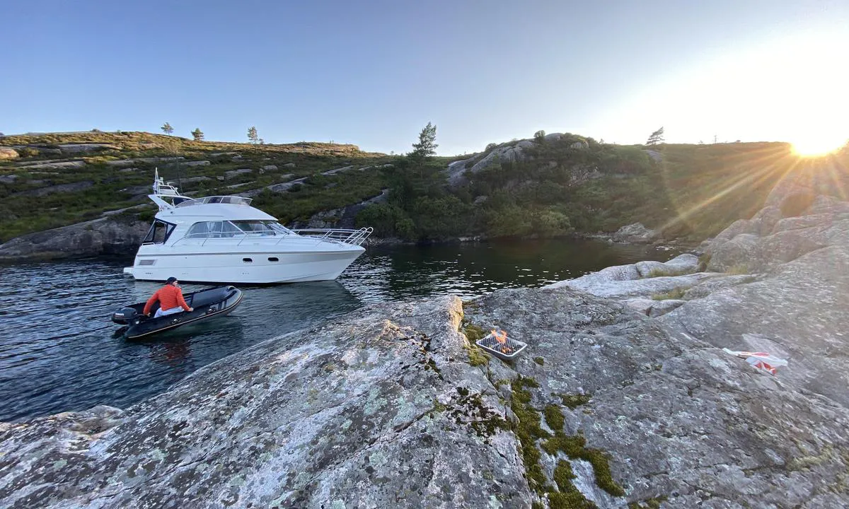 Lun vik i Kjerrgardpollen: {"base": "no", "no": "Flott svaberg med badevik og muligheter for grilling p\u00e5 land. \r\nMinus er at kveldssolen g\u00e5r ned i vest og at myggen biter n\u00e5r det er vindstille.", "se": "Fin klippstrand med badvik och m\u00f6jlighet till grillning p\u00e5 land. Nackdelen \u00e4r att kv\u00e4llssolen g\u00e5r ner i v\u00e4st och att myggen biter n\u00e4r det \u00e4r vindstilla.", "en": "Great smooth rocks with a swimming bay and opportunities for grilling on land. The downside is that the evening sun sets in the west and that mosquitoes bite when it is calm.", "da": "Flot klippe med badebugt og mulighed for grillning p\u00e5 land. Minus er, at aftensolen g\u00e5r ned i vest, og at myggene bider, n\u00e5r det er vindstille."}