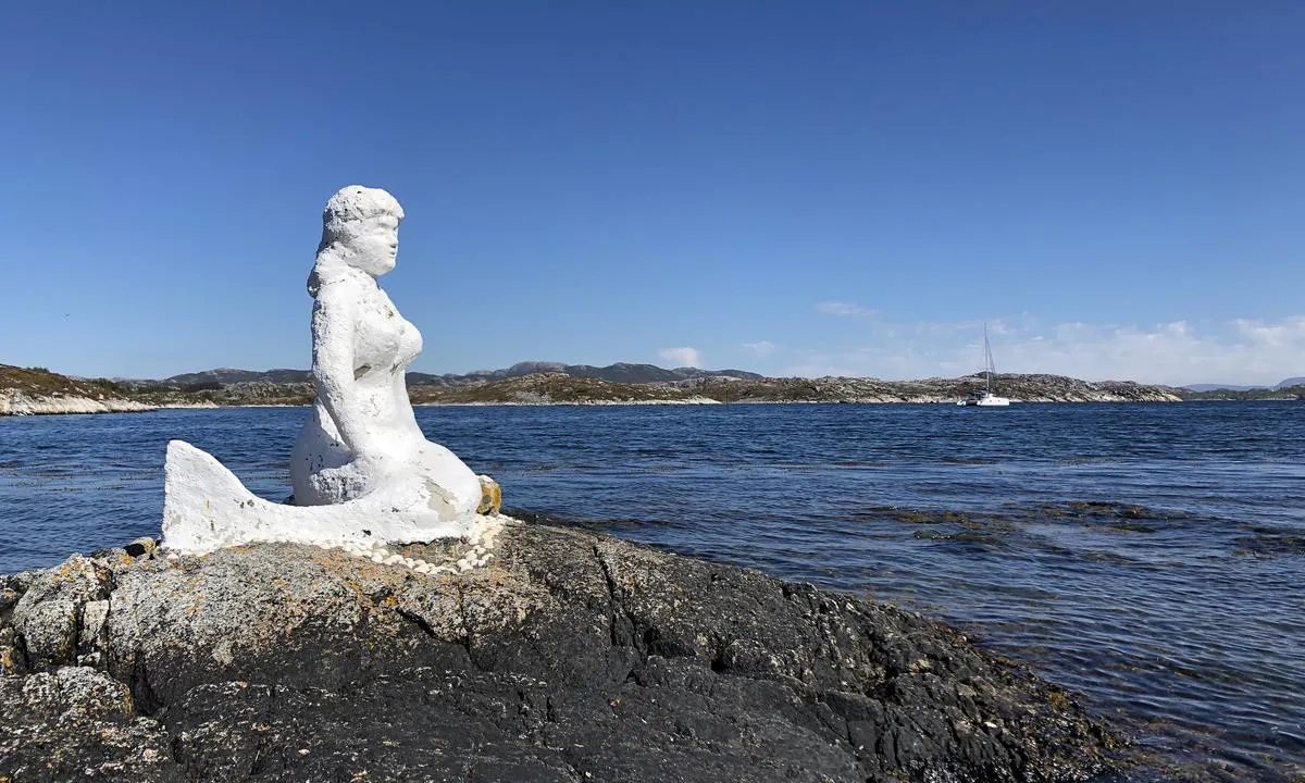 Inne på land i Lyabukta står det skulpturer fra en tidligere bosatt kunstner. Du finner også en hvalross litt lenger ute ved ett av naustene.