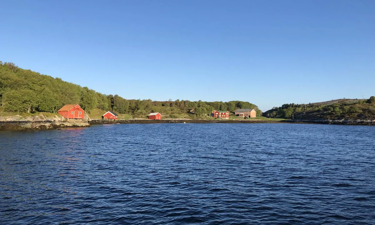 Ankringsplassen i Lyabukta ligger utenfor det gamle gårdsbruket på øya.