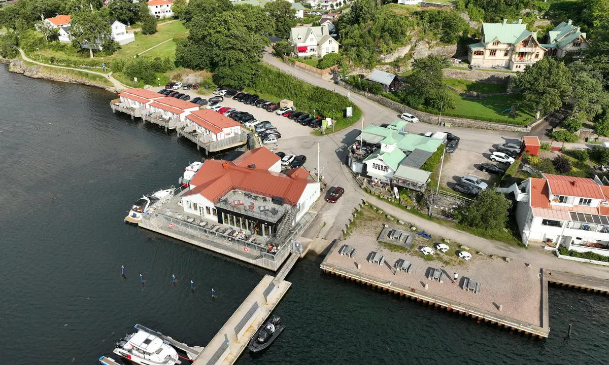 {"base": "no", "no": "Det er flere hyggelige serveringssteder rett innenfor gjestehavna p\u00e5 Lyckorna Brygga", "se": "Det finns flera trevliga serveringsst\u00e4llen precis innanf\u00f6r g\u00e4sthamnen p\u00e5 Lyckorna Brygga", "en": "There are several pleasant dining establishments right inside the guest harbour at Lyckorna Brygga.", "da": "Der er flere hyggelige serveringssteder lige inden for g\u00e6stehavnen ved Lyckorna Brygga", "fr": "Il y a plusieurs lieux de restauration sympathiques juste \u00e0 l'int\u00e9rieur du port de plaisance de Lyckorna Brygga", "de": "Es gibt mehrere gem\u00fctliche Gastst\u00e4tten direkt innerhalb des G\u00e4stehafens an der Lyckorna Brygga.", "es": "Hay varios lugares agradables para comer justo dentro del puerto de invitados en Lyckorna Brygga.", "it": "Ci sono diversi accoglienti luoghi di ristoro proprio all'interno del porto turistico di Lyckorna Brygga", "pt": "Existem v\u00e1rios locais de restaura\u00e7\u00e3o agrad\u00e1veis \u200b\u200blogo dentro da marina para visitantes em Lyckorna Brygga", "nl": "Er zijn verschillende gezellige horecagelegenheden direct binnen de gastenhaven bij Lyckorna Brygga", "pl": "Jest kilka przyjemnych miejsc gastronomicznych tu\u017c za marin\u0105 dla go\u015bci na Lyckorna Brygga", "uk": "\u0404 \u043a\u0456\u043b\u044c\u043a\u0430 \u043f\u0440\u0438\u0454\u043c\u043d\u0438\u0445 \u0437\u0430\u043a\u043b\u0430\u0434\u0456\u0432 \u0445\u0430\u0440\u0447\u0443\u0432\u0430\u043d\u043d\u044f \u043f\u0440\u044f\u043c\u043e \u0431\u0456\u043b\u044f \u0433\u043e\u0441\u0442\u044c\u043e\u0432\u043e\u0457 \u0433\u0430\u0432\u0430\u043d\u0456 \u043d\u0430 Lyckorna Brygga", "ro": "Exist\u0103 mai multe loca\u021bii primitoare pentru servire chiar \u00een interiorul portului pentru oaspe\u021bi de la Lyckorna Brygga", "tr": "Lyckorna Brygga'daki misafir liman\u0131n\u0131n hemen yan\u0131nda bir\u00e7ok ho\u015f restoran bulunmaktad\u0131r.", "el": "\u03a5\u03c0\u03ac\u03c1\u03c7\u03bf\u03c5\u03bd \u03b1\u03c1\u03ba\u03b5\u03c4\u03ac \u03b5\u03c5\u03c7\u03ac\u03c1\u03b9\u03c3\u03c4\u03b1 \u03ba\u03b1\u03c4\u03b1\u03c3\u03c4\u03ae\u03bc\u03b1\u03c4\u03b1 \u03b5\u03c3\u03c4\u03af\u03b1\u03c3\u03b7\u03c2 \u03b1\u03ba\u03c1\u03b9\u03b2\u03ce\u03c2 \u03bc\u03ad\u03c3\u03b1 \u03b1\u03c0\u03cc \u03c4\u03bf \u03bb\u03b9\u03bc\u03ac\u03bd\u03b9 \u03c6\u03b9\u03bb\u03bf\u03be\u03b5\u03bd\u03af\u03b1\u03c2 \u03c3\u03c4\u03b7 Lyckorna Brygga", "cs": "Existuje n\u011bkolik p\u0159\u00edjemn\u00fdch stravovac\u00edch za\u0159\u00edzen\u00ed p\u0159\u00edmo v r\u00e1mci p\u0159\u00edstavu pro hosty na molu Lyckorna.", "hu": "Sz\u00e1mos kellemes vend\u00e9gl\u00e1t\u00f3hely tal\u00e1lhat\u00f3 k\u00f6zvetlen\u00fcl a vend\u00e9ghaj\u00f3kik\u00f6t\u0151n bel\u00fcl, a Lyckorna Brygga ter\u00fclet\u00e9n.", "fi": "Lyckorna Bryggan vierasvenesataman l\u00e4heisyydess\u00e4 on useita viihtyisi\u00e4 ravintoloita.", "bg": "\u0418\u043c\u0430 \u043d\u044f\u043a\u043e\u043b\u043a\u043e \u0443\u044e\u0442\u043d\u0438 \u0437\u0430\u0432\u0435\u0434\u0435\u043d\u0438\u044f \u0437\u0430 \u0445\u0440\u0430\u043d\u0435\u043d\u0435 \u0442\u043e\u0447\u043d\u043e \u0434\u043e \u043f\u0440\u0438\u0441\u0442\u0430\u043d\u0438\u0449\u0435\u0442\u043e \u0437\u0430 \u0433\u043e\u0441\u0442\u0438 \u043d\u0430 Lyckorna Brygga.", "sr": "Postoji nekoliko prijatnih ugostiteljskih objekata odmah unutar luke za goste na Lyckorna Brygga.", "et": "Lyckorna Brygga k\u00fclalissadama l\u00e4hedal on mitu m\u00f5nusat s\u00f6\u00f6gikohta", "lv": "Ir vair\u0101kas jaukas \u0113din\u0101\u0161anas vietas tie\u0161i pr\u0101mju ostas tuvum\u0101 Lyckorna Brygga", "lt": "Yra keletas jauki\u0173 maitinimo \u012fstaig\u0173 tiesiai prie sve\u010di\u0173 prieplaukos Lyckorna Brygga"}