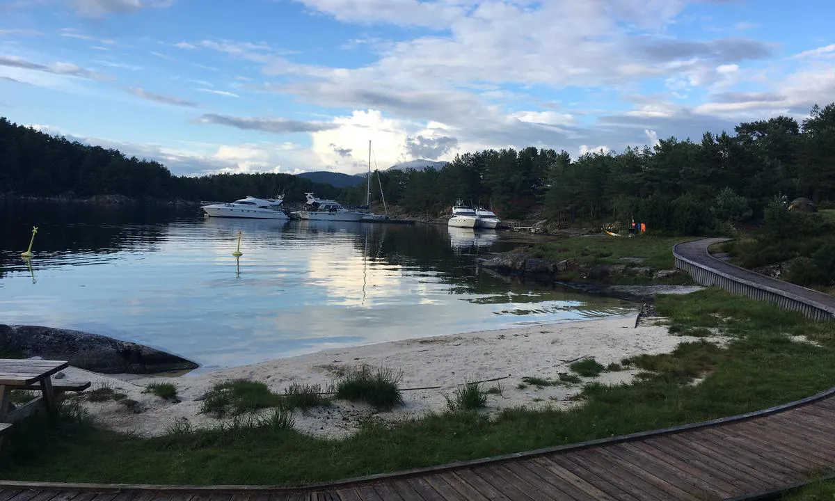 Lykjelsøy: Badestrand. Den største av flytebryggene i bakgrunnen.