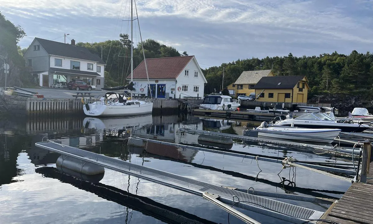 Lykling: Gjestebrygge/kai. Det er og en gjesteplass i enden på denne flytebrygge(obs ankerliner til denne)