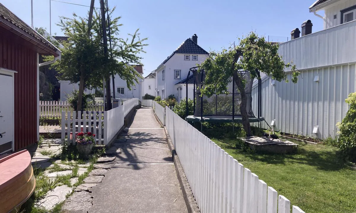 Lyngør Seilmakerverksted: Koselig å gå langs den støpte gangveien på øya