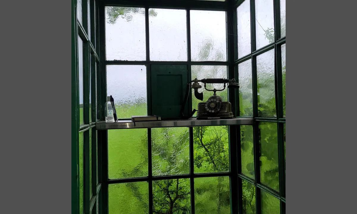 Lyø Lystbådehavn: {"base": "de", "no": "Blikk p\u00e5/p\u00e5 vindtelefonen.", "se": "Titta in i/p\u00e5 vindtelefonen.", "en": "Look at the Windphone.", "da": "Kig p\u00e5 vindtelefonen.", "fr": "Regard sur/t\u00e9l\u00e9phone du vent.", "de": "Blick ins/aufs Windtelefon.", "es": "Mira en/el tel\u00e9fono del viento.", "it": "Uno sguardo al telefono del vento.", "pt": "Olhe para o/a telefone do vento.", "nl": "Een blik op de windtelefoon.", "pl": "Sp\u00f3jrz na telefon wiatrowy.", "uk": "\u041f\u043e\u0433\u043b\u044f\u0434 \u0443/\u043d\u0430 \u0432\u0456\u0442\u0440\u043e\u0444\u043e\u043d.", "ro": "Verific\u0103 telefonul pentru v\u00e2nt.", "tr": "R\u00fczgar Telefonuna bak\u0131\u015f.", "el": "\u039a\u03bf\u03b9\u03c4\u03ac\u03be\u03c4\u03b5 \u03c3\u03c4\u03bf/\u03c0\u03c1\u03bf\u03c2 \u03c4\u03bf \u03c4\u03b7\u03bb\u03ad\u03c6\u03c9\u03bd\u03bf \u03b1\u03bd\u03ad\u03bc\u03bf\u03c5.", "cs": "Pohled na/z v\u011btrn\u00e9ho telefonu.", "hu": "Pillant\u00e1s a sz\u00e9ltelefonra.", "fi": "Katso tuuli puhelimeen.", "bg": "\u041f\u043e\u0433\u043b\u0435\u0434 \u0432/\u043a\u044a\u043c \u0432\u044f\u0442\u044a\u0440\u043d\u0438\u044f \u0442\u0435\u043b\u0435\u0444\u043e\u043d.", "sr": "Pogled u/na vetrofon.", "et": "Pilguheit tuuletelefonile.", "lv": "Ieskats v\u0113ja telefon\u0101.", "lt": "\u017dvilgsnis \u012f/ant v\u0117jo telefon\u0105."}