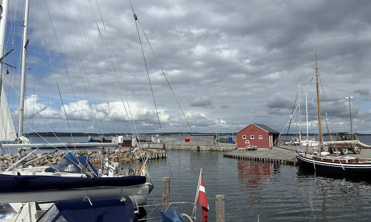 Lyø Lystbådehavn: {"base": "no", "no": "Innl\u00f8p til godt beskyttet havn. Noen gjesteplasser mellom peler p\u00e5 utsiden av moloen, bak r\u00f8d bygning", "se": "Inlopp till v\u00e4l skyddad hamn. N\u00e5gra g\u00e4stplatser mellan p\u00e5lar p\u00e5 utsidan av piren, bakom r\u00f6d byggnad", "en": "Entrance to a well-protected harbor. Some guest berths between piles on the outside of the breakwater, behind the red building", "da": "Indsejling til godt beskyttet havn. Nogle g\u00e6stepladser mellem p\u00e6le p\u00e5 ydersiden af molen, bag r\u00f8d bygning", "fr": "Entr\u00e9e vers un port bien prot\u00e9g\u00e9. Quelques places pour visiteurs entre les pieux \u00e0 l'ext\u00e9rieur de la jet\u00e9e, derri\u00e8re le b\u00e2timent rouge", "de": "Zufahrt zu gut gesch\u00fctztem Hafen. Einige G\u00e4steliegepl\u00e4tze zwischen Pf\u00e4hlen au\u00dferhalb der Mole, hinter dem roten Geb\u00e4ude", "es": "Entrada a puerto bien protegido. Algunos lugares para hu\u00e9spedes entre pilotes en el exterior del malec\u00f3n, detr\u00e1s del edificio rojo.", "it": "Ingresso al porto ben protetto. Alcuni posti per ospiti tra i pali all'esterno del molo, dietro l'edificio rosso", "pt": "Entrada para um porto bem protegido. Alguns lugares para visitantes entre estacas do lado de fora do quebra-mar, atr\u00e1s do edif\u00edcio vermelho.", "nl": "Ingang naar goed beschermde haven. Enkele gastenplaatsen tussen palen aan de buitenkant van de golfbreker, achter rood gebouw", "pl": "Wej\u015bcie do dobrze chronionego portu. Kilka miejsc dla go\u015bci pomi\u0119dzy palami na zewn\u0105trz falochronu, za czerwonym budynkiem", "uk": "\u0412\u0445\u0456\u0434 \u0434\u043e \u0434\u043e\u0431\u0440\u0435 \u0437\u0430\u0445\u0438\u0449\u0435\u043d\u043e\u0457 \u0433\u0430\u0432\u0430\u043d\u0456. \u0414\u0435\u044f\u043a\u0456 \u0433\u043e\u0441\u0442\u044c\u043e\u0432\u0456 \u043c\u0456\u0441\u0446\u044f \u043c\u0456\u0436 \u043a\u0456\u043b\u043a\u0430\u043c\u0438 \u0437 \u0437\u043e\u0432\u043d\u0456\u0448\u043d\u044c\u043e\u0433\u043e \u0431\u043e\u043a\u0443 \u043c\u043e\u043b\u0443, \u0437\u0430 \u0447\u0435\u0440\u0432\u043e\u043d\u043e\u044e \u0431\u0443\u0434\u0456\u0432\u043b\u0435\u044e", "ro": "Intrare \u00eentr-un port bine protejat. C\u00e2teva locuri pentru oaspe\u021bi \u00eentre pilo\u021bi, \u00een afara digului, \u00een spatele cl\u0103dirii ro\u0219ii", "tr": "Korunakl\u0131 bir limana giri\u015f. Dalgak\u0131ran d\u0131\u015f\u0131nda, k\u0131rm\u0131z\u0131 binan\u0131n arkas\u0131nda direkler aras\u0131nda birka\u00e7 misafir yeri", "el": "\u0395\u03af\u03c3\u03bf\u03b4\u03bf\u03c2 \u03c3\u03b5 \u03ba\u03b1\u03bb\u03ac \u03c0\u03c1\u03bf\u03c3\u03c4\u03b1\u03c4\u03b5\u03c5\u03bc\u03ad\u03bd\u03bf \u03bb\u03b9\u03bc\u03ac\u03bd\u03b9. \u039f\u03c1\u03b9\u03c3\u03bc\u03ad\u03bd\u03b5\u03c2 \u03b8\u03ad\u03c3\u03b5\u03b9\u03c2 \u03b5\u03c0\u03b9\u03c3\u03ba\u03b5\u03c0\u03c4\u03ce\u03bd \u03bc\u03b5\u03c4\u03b1\u03be\u03cd \u03c0\u03b1\u03c3\u03c3\u03ac\u03bb\u03c9\u03bd \u03ad\u03be\u03c9 \u03b1\u03c0\u03cc \u03c4\u03b7\u03bd \u03c0\u03c1\u03bf\u03b2\u03bb\u03ae\u03c4\u03b1, \u03c0\u03af\u03c3\u03c9 \u03b1\u03c0\u03cc \u03c4\u03bf \u03ba\u03cc\u03ba\u03ba\u03b9\u03bd\u03bf \u03ba\u03c4\u03af\u03c1\u03b9\u03bf", "cs": "Vjezd do dob\u0159e chr\u00e1n\u011bn\u00e9ho p\u0159\u00edstavu. N\u011bkolik m\u00edst pro hosty mezi piloty na vn\u011bj\u0161\u00ed stran\u011b vlnolamu, za \u010dervenou budovou", "hu": "J\u00f3l v\u00e9dett kik\u00f6t\u0151 bej\u00e1rata. N\u00e9h\u00e1ny vend\u00e9ghely c\u00f6l\u00f6p\u00f6k k\u00f6z\u00f6tt, a m\u00f3l\u00f3n k\u00edv\u00fcl, a piros \u00e9p\u00fclet m\u00f6g\u00f6tt.", "fi": "Sis\u00e4\u00e4nk\u00e4ynti hyvin suojattuun satamaan. Joitakin vieraspaikkoja paalujen v\u00e4liss\u00e4 aallonmurtajan ulkopuolella, punaisen rakennuksen takana.", "bg": "\u0412\u0445\u043e\u0434 \u043a\u044a\u043c \u0434\u043e\u0431\u0440\u0435 \u0437\u0430\u0449\u0438\u0442\u0435\u043d\u043e \u043f\u0440\u0438\u0441\u0442\u0430\u043d\u0438\u0449\u0435. \u041d\u044f\u043a\u043e\u043b\u043a\u043e \u0433\u043e\u0441\u0442\u0443\u0432\u0430\u0449\u0438 \u043c\u0435\u0441\u0442\u0430 \u043c\u0435\u0436\u0434\u0443 \u043a\u043e\u043b\u043e\u0432\u0435\u0442\u0435 \u043d\u0430 \u0432\u044a\u043d\u0448\u043d\u0430\u0442\u0430 \u0441\u0442\u0440\u0430\u043d\u0430 \u043d\u0430 \u0432\u044a\u043b\u043d\u043e\u043b\u043e\u043c\u0430, \u0437\u0430\u0434 \u0447\u0435\u0440\u0432\u0435\u043d\u0430\u0442\u0430 \u0441\u0433\u0440\u0430\u0434\u0430", "sr": "Ulazak u dobro za\u0161ti\u0107enu luku. Nekoliko mesta za goste izme\u0111u stubova sa spoljne strane mol sa crvenom zgradom u pozadini.", "et": "Sissep\u00e4\u00e4s h\u00e4sti kaitstud sadamasse. M\u00f5ned k\u00fclaliskohtadel vaiade vahel kai v\u00e4lisk\u00fcljel, punase hoone taga.", "lv": "Ieie\u0161ana labi aizsarg\u0101t\u0101 ost\u0101. Da\u017eas viesu vietas starp p\u0101\u013ciem \u0101rpus molas, aiz sarkan\u0101s \u0113kas", "lt": "\u012eplaukimas \u012f gerai apsaugot\u0105 uost\u0105. Keletas sve\u010di\u0173 viet\u0173 tarp poli\u0173 prieplaukoje, u\u017e raudono pastato."}