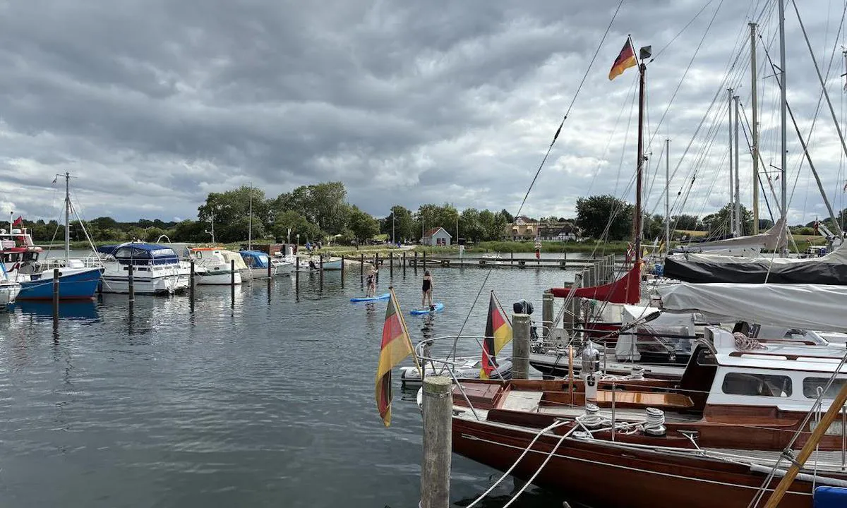 Lyø Lystbådehavn: Mot øst i havnen.