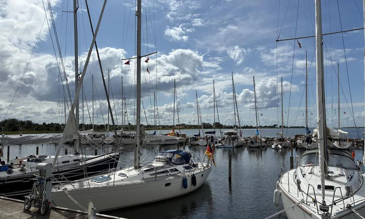 Lyø Lystbådehavn: {"base": "no", "no": "Mot vest i havnen.", "se": "Mot v\u00e4st i hamnen.", "en": "Towards the west in the harbor.", "da": "Mod vest i havnen.", "fr": "Vers l'ouest dans le port.", "de": "Nach Westen im Hafen.", "es": "Hacia el oeste en el puerto.", "it": "Verso ovest nel porto.", "pt": "Para o oeste no porto.", "nl": "Naar het westen in de haven.", "pl": "W kierunku zachodnim w porcie.", "uk": "\u041d\u0430 \u0437\u0430\u0445\u0456\u0434 \u0443 \u0433\u0430\u0432\u0430\u043d\u0456.", "ro": "Spre vest \u00een port.", "tr": "Liman\u0131n bat\u0131s\u0131na do\u011fru.", "el": "\u03a0\u03c1\u03bf\u03c2 \u03c4\u03b1 \u03b4\u03c5\u03c4\u03b9\u03ba\u03ac \u03c3\u03c4\u03bf \u03bb\u03b9\u03bc\u03ac\u03bd\u03b9.", "cs": "Sm\u011brem na z\u00e1pad v p\u0159\u00edstavu.", "hu": "Nyugatra a kik\u00f6t\u0151ben.", "fi": "Sataman l\u00e4nsiosaan p\u00e4in.", "bg": "\u041a\u044a\u043c \u0437\u0430\u043f\u0430\u0434\u043d\u0430\u0442\u0430 \u0447\u0430\u0441\u0442 \u043d\u0430 \u043f\u0440\u0438\u0441\u0442\u0430\u043d\u0438\u0449\u0435\u0442\u043e.", "sr": "Ka zapadu u luci.", "et": "Sadama l\u00e4\u00e4neosas.", "lv": "Uz rietumiem ost\u0101.", "lt": "Vakarin\u0117je uosto dalyje."}