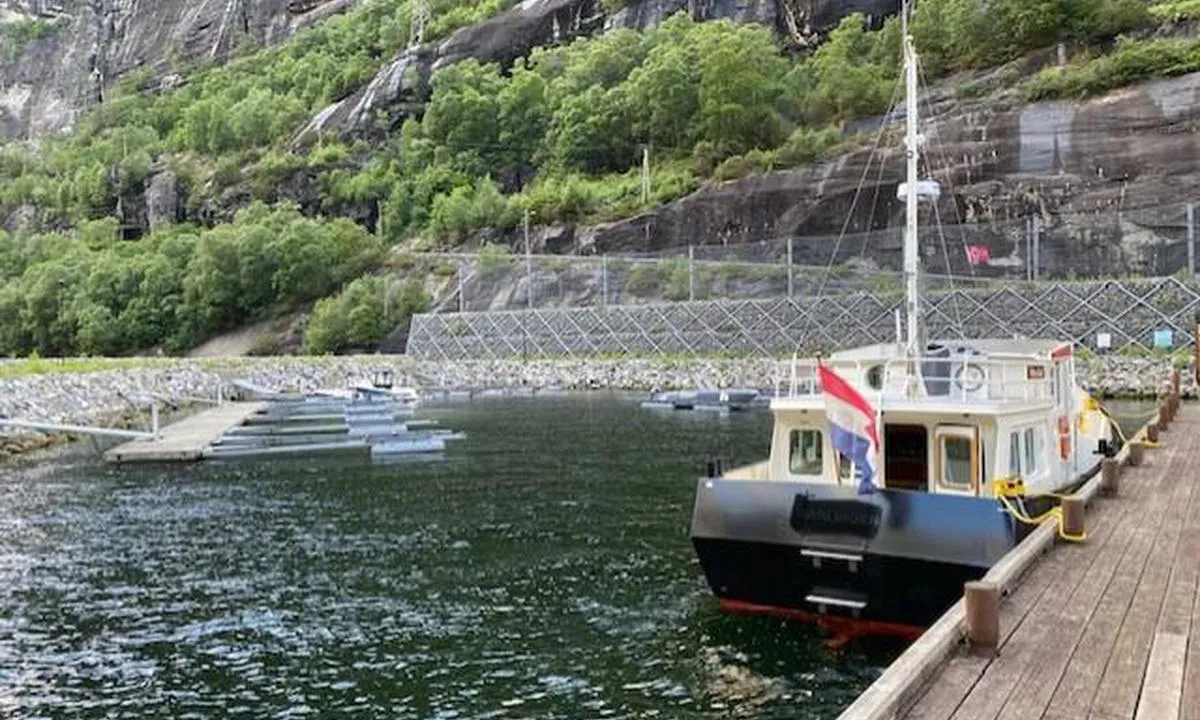 Lysebotn: {"base": "nl", "no": "Vi l\u00e5 praktisk talt foran ved trekkaien, rett bak badstuen, som er et rimelig skjermet sted bak steinbryggen. Ingen str\u00f8m p\u00e5 den delen av havnen. Men det er str\u00f8m p\u00e5 de sm\u00e5 fingerbryggene. Det er ogs\u00e5 en mulighet til \u00e5 spise et enkelt m\u00e5ltid eller ta noe \u00e5 drikke i en av de to restaurantene. Turistinformasjon p\u00e5 kaien og en utmerket base for fotturer eller vandringer, og utend\u00f8rs (vann)sport.", "se": "Vi l\u00e5g n\u00e4stan l\u00e4ngst fram vid den tr\u00e4bryggan, precis bakom bastun, vilket \u00e4r en ganska skyddad plats bakom stenpiren. Ingen str\u00f6m p\u00e5 den delen av hamnen. Men det finns p\u00e5 de sm\u00e5 flytbryggorna. M\u00f6jlighet att \u00e4ta en enkel m\u00e5ltid eller dricka n\u00e5got p\u00e5 en av de tv\u00e5 restaurangerna. Turistinformation p\u00e5 bryggan och en utm\u00e4rkt bas f\u00f6r vandringar eller promenader, och utomhus (vatten)sporter.", "en": "We were moored almost at the front of the wooden quay, directly behind the sauna, which is a reasonably sheltered spot behind the stone pier. No power supply in that part of the harbor, but available on the small finger piers. There is the possibility to have a simple meal or a drink at one of the 2 restaurants. Tourist information on the quay and an excellent base for trekking or hiking, and outdoor (water) sports.", "da": "Vi l\u00e5 n\u00e6sten forrest ved tr\u00e6molen, lige bag saunaen, hvilket er et rimeligt beskyttet sted bag stenpieren. Ingen str\u00f8m p\u00e5 den del af havnen. Men str\u00f8m p\u00e5 de sm\u00e5 flydebroer. Mulighed for at spise et enkelt m\u00e5ltid eller f\u00e5 noget at drikke i en af de 2 restauranter. Turistinformation p\u00e5 kajen og en fremragende base for trekking eller vandreture og udend\u00f8rs (vandsport).", "fr": "Nous \u00e9tions presque \u00e0 l'avant du quai en bois, juste derri\u00e8re le sauna, ce qui est un endroit assez abrit\u00e9 derri\u00e8re la jet\u00e9e en pierre. Pas d'\u00e9lectricit\u00e9 dans cette partie du port. Cependant, il y en a sur les petites jet\u00e9es \u00e0 doigts. La possibilit\u00e9 de manger un repas simple ou de boire quelque chose dans l'un des 2 restaurants. Informations touristiques sur le quai et une excellente base de d\u00e9part pour des randonn\u00e9es ou des promenades, et des sports de plein air (nautiques).", "de": "Wir lagen fast ganz vorne an der Holzkade, direkt hinter der Sauna, was ein recht gesch\u00fctzter Platz hinter der Steinmole ist. Kein Strom an diesem Teil des Hafens. Allerdings gibt es Strom an den kleinen Fingerstegen. Die M\u00f6glichkeit, in einem der 2 Restaurants eine einfache Mahlzeit zu essen oder etwas zu trinken. Touristeninformation auf der Kade und ein hervorragender Ausgangspunkt f\u00fcr Wanderungen oder Spazierg\u00e4nge und Outdoor-(Wasser)sportaktivit\u00e4ten.", "es": "Est\u00e1bamos ubicados casi al frente del muelle de madera, justo detr\u00e1s de la sauna, lo cual es un lugar bastante resguardado detr\u00e1s del espig\u00f3n de piedra. No hay electricidad en esa parte del puerto. Sin embargo, s\u00ed hay en los peque\u00f1os espigones de dedos. La posibilidad de comer una comida sencilla o tomar algo en uno de los dos restaurantes. Informaci\u00f3n tur\u00edstica en el muelle y una excelente base de operaciones para excursiones a pie, caminatas y deportes (acu\u00e1ticos) al aire libre.", "it": "Eravamo praticamente in cima al molo di legno, proprio dietro la sauna che \u00e8 un posto abbastanza riparato dietro il molo di pietra. Nessun elettricit\u00e0 in quella parte del porto. C'\u00e8 per\u00f2 sulle piccole banchine a sbalzo. La possibilit\u00e0 di mangiare un pasto semplice o bere qualcosa in uno dei 2 ristoranti. Informazioni turistiche sul molo e un'ottima base di partenza per escursioni o passeggiate, e sport all'aperto (acquatici).", "pt": "Est\u00e1vamos quase na frente do cais de madeira, logo atr\u00e1s da sauna, que \u00e9 um lugar razoavelmente abrigado atr\u00e1s do quebra-mar de pedra. N\u00e3o h\u00e1 eletricidade nessa parte do porto, mas h\u00e1 nos pequenos p\u00ederes flutuantes. A possibilidade de comer uma refei\u00e7\u00e3o simples ou tomar algo em um dos 2 restaurantes. Informa\u00e7\u00e3o tur\u00edstica no cais e uma excelente base de opera\u00e7\u00f5es para caminhadas, trekking e esportes aqu\u00e1ticos e ao ar livre.", "nl": "We lagen vrijwel vooraan aan de houten kade, direct achter de sauna wat een redelijk beschutte plek is achter de stenen pier. Geen stroom op dat gedeelte  van de haven. Wel op de kleine vingerpieren. De mogelijkheid om in een van de 2 restaurants een eenvoudige maaltijd te eten of iets te drinken. Toeristeninfo op de kade en een prima uitvalsbasis voor trekkings of wandelingen, en outdoor (water)sporten.", "pl": "Znajdowali\u015bmy si\u0119 prawie na samym pocz\u0105tku drewnianego nabrze\u017ca, tu\u017c za saun\u0105, co jest do\u015b\u0107 os\u0142oni\u0119tym miejscem za kamiennym molo. Brak pr\u0105du w tej cz\u0119\u015bci portu. Pr\u0105d jest dost\u0119pny na ma\u0142ych palach. Istnieje mo\u017cliwo\u015b\u0107 zjedzenia prostego posi\u0142ku lub napicia si\u0119 czego\u015b w jednej z dw\u00f3ch restauracji. Informacja turystyczna znajduje si\u0119 na nabrze\u017cu i jest to doskona\u0142a baza wypadowa do trekking\u00f3w, spacer\u00f3w oraz sport\u00f3w outdoorowych (wodnych).", "uk": "\u041c\u0438 \u0441\u0442\u043e\u044f\u043b\u0438 \u043c\u0430\u0439\u0436\u0435 \u043d\u0430 \u0441\u0430\u043c\u043e\u043c\u0443 \u043f\u043e\u0447\u0430\u0442\u043a\u0443 \u0434\u0435\u0440\u0435\u0432'\u044f\u043d\u043e\u0457 \u043d\u0430\u0431\u0435\u0440\u0435\u0436\u043d\u043e\u0457, \u043f\u0440\u044f\u043c\u043e \u0437\u0430 \u0441\u0430\u0443\u043d\u043e\u044e, \u0449\u043e \u0454 \u0434\u043e\u0441\u0438\u0442\u044c \u0437\u0430\u0445\u0438\u0449\u0435\u043d\u0438\u043c \u043c\u0456\u0441\u0446\u0435\u043c \u0437\u0430 \u043a\u0430\u043c'\u044f\u043d\u0438\u043c \u043f\u0456\u0440\u0441\u043e\u043c. \u041d\u0430 \u0446\u0456\u0439 \u0447\u0430\u0441\u0442\u0438\u043d\u0456 \u0433\u0430\u0432\u0430\u043d\u0456 \u043d\u0435\u043c\u0430\u0454 \u0435\u043b\u0435\u043a\u0442\u0440\u0438\u043a\u0438. \u0410\u043b\u0435 \u0454 \u043d\u0430 \u043c\u0430\u043b\u0435\u043d\u044c\u043a\u0438\u0445 \u043f\u043e\u043d\u0442\u043e\u043d\u043d\u0438\u0445 \u043f\u0456\u0440\u0441\u0430\u0445. \u041c\u043e\u0436\u043d\u0430 \u043f\u043e\u0457\u0441\u0442\u0438 \u0430\u0431\u043e \u0432\u0438\u043f\u0438\u0442\u0438 \u0449\u043e\u0441\u044c \u0432 \u043e\u0434\u043d\u043e\u043c\u0443 \u0437 \u0434\u0432\u043e\u0445 \u0440\u0435\u0441\u0442\u043e\u0440\u0430\u043d\u0456\u0432. \u0422\u0443\u0440\u0438\u0441\u0442\u0438\u0447\u043d\u0430 \u0456\u043d\u0444\u043e\u0440\u043c\u0430\u0446\u0456\u044f \u043d\u0430 \u043d\u0430\u0431\u0435\u0440\u0435\u0436\u043d\u0456\u0439 \u0456 \u0447\u0443\u0434\u043e\u0432\u0430 \u0432\u0456\u0434\u043f\u0440\u0430\u0432\u043d\u0430 \u0442\u043e\u0447\u043a\u0430 \u0434\u043b\u044f \u043f\u043e\u0445\u043e\u0434\u0456\u0432 \u0430\u0431\u043e \u043f\u0440\u043e\u0433\u0443\u043b\u044f\u043d\u043e\u043a, \u0430 \u0442\u0430\u043a\u043e\u0436 \u0434\u043b\u044f \u0432\u043e\u0434\u043d\u0438\u0445 \u0442\u0430 \u0456\u043d\u0448\u0438\u0445 \u0432\u0438\u0434\u0456\u0432 \u0441\u043f\u043e\u0440\u0442\u0443 \u043d\u0430 \u0432\u0456\u0434\u043a\u0440\u0438\u0442\u043e\u043c\u0443 \u043f\u043e\u0432\u0456\u0442\u0440\u0456.", "ro": "Eram aproape \u00een fa\u021b\u0103 la cheiul de lemn, imediat \u00een spatele saunei, care este un loc destul de protejat \u00een spatele digului de piatr\u0103. Nu exist\u0103 curent electric \u00een acea parte a portului. Totu\u0219i, exist\u0103 la micile diguri laterale. Exist\u0103 posibilitatea de a m\u00e2nca o mas\u0103 simpl\u0103 sau de a bea ceva la unul dintre cele dou\u0103 restaurante. Informa\u021bii turistice pe chei \u0219i o baz\u0103 excelent\u0103 pentru drume\u021bii sau plimb\u0103ri, \u0219i sporturi (acvatice) \u00een aer liber.", "tr": "Hemen hemen ah\u015fap iskelede, ta\u015f dalgak\u0131ran\u0131n arkas\u0131nda olduk\u00e7a korunakl\u0131 bir yer olan saunan\u0131n hemen arkas\u0131nda yer ald\u0131k. Liman\u0131n o b\u00f6l\u00fcm\u00fcnde elektrik yok. Ancak k\u00fc\u00e7\u00fck parmak iskelelerde var. \u0130ki restorandan birinde basit bir yemek yiyebilir veya bir \u015feyler i\u00e7ebilirsiniz. \u0130skelede turist bilgi ofisi ve y\u00fcr\u00fcy\u00fc\u015fler veya geziler ve a\u00e7\u0131k hava (su) sporlar\u0131 i\u00e7in m\u00fckemmel bir \u00fcs.", "el": "\u0391\u03b3\u03ba\u03c5\u03c1\u03bf\u03b2\u03bf\u03bb\u03ae\u03c3\u03b1\u03bc\u03b5 \u03c3\u03c7\u03b5\u03b4\u03cc\u03bd \u03bc\u03c0\u03c1\u03bf\u03c3\u03c4\u03ac \u03c3\u03c4\u03b7\u03bd \u03be\u03cd\u03bb\u03b9\u03bd\u03b7 \u03b1\u03c0\u03bf\u03b2\u03ac\u03b8\u03c1\u03b1, \u03b1\u03ba\u03c1\u03b9\u03b2\u03ce\u03c2 \u03c0\u03af\u03c3\u03c9 \u03b1\u03c0\u03cc \u03c4\u03b7 \u03c3\u03ac\u03bf\u03c5\u03bd\u03b1 \u03c0\u03bf\u03c5 \u03b5\u03af\u03bd\u03b1\u03b9 \u03ad\u03bd\u03b1 \u03b1\u03c1\u03ba\u03b5\u03c4\u03ac \u03c0\u03c1\u03bf\u03c3\u03c4\u03b1\u03c4\u03b5\u03c5\u03bc\u03ad\u03bd\u03bf \u03c3\u03b7\u03bc\u03b5\u03af\u03bf \u03c0\u03af\u03c3\u03c9 \u03b1\u03c0\u03cc \u03c4\u03b7\u03bd \u03c0\u03ad\u03c4\u03c1\u03b9\u03bd\u03b7 \u03c0\u03c1\u03bf\u03b2\u03bb\u03ae\u03c4\u03b1. \u0394\u03b5\u03bd \u03c5\u03c0\u03ac\u03c1\u03c7\u03b5\u03b9 \u03c1\u03b5\u03cd\u03bc\u03b1 \u03c3\u03b5 \u03b1\u03c5\u03c4\u03cc \u03c4\u03bf \u03c4\u03bc\u03ae\u03bc\u03b1 \u03c4\u03bf\u03c5 \u03bb\u03b9\u03bc\u03b1\u03bd\u03b9\u03bf\u03cd. \u03a5\u03c0\u03ac\u03c1\u03c7\u03b5\u03b9 \u03cc\u03bc\u03c9\u03c2 \u03c3\u03c4\u03b9\u03c2 \u03bc\u03b9\u03ba\u03c1\u03ad\u03c2 \u03c0\u03bb\u03c9\u03c4\u03ad\u03c2 \u03c0\u03c1\u03bf\u03b2\u03bb\u03ae\u03c4\u03b5\u03c2. \u0397 \u03b4\u03c5\u03bd\u03b1\u03c4\u03cc\u03c4\u03b7\u03c4\u03b1 \u03bd\u03b1 \u03c6\u03ac\u03c4\u03b5 \u03ad\u03bd\u03b1 \u03b1\u03c0\u03bb\u03cc \u03b3\u03b5\u03cd\u03bc\u03b1 \u03ae \u03bd\u03b1 \u03c0\u03b9\u03b5\u03af\u03c4\u03b5 \u03ba\u03ac\u03c4\u03b9 \u03c3\u03b5 \u03ad\u03bd\u03b1 \u03b1\u03c0\u03cc \u03c4\u03b1 2 \u03b5\u03c3\u03c4\u03b9\u03b1\u03c4\u03cc\u03c1\u03b9\u03b1. \u03a4\u03bf\u03c5\u03c1\u03b9\u03c3\u03c4\u03b9\u03ba\u03ad\u03c2 \u03c0\u03bb\u03b7\u03c1\u03bf\u03c6\u03bf\u03c1\u03af\u03b5\u03c2 \u03c3\u03c4\u03b7\u03bd \u03b1\u03c0\u03bf\u03b2\u03ac\u03b8\u03c1\u03b1 \u03ba\u03b1\u03b9 \u03bc\u03b9\u03b1 \u03b5\u03be\u03b1\u03b9\u03c1\u03b5\u03c4\u03b9\u03ba\u03ae \u03b2\u03ac\u03c3\u03b7 \u03b3\u03b9\u03b1 \u03c0\u03b5\u03b6\u03bf\u03c0\u03bf\u03c1\u03af\u03b1 \u03ae \u03c0\u03b5\u03c1\u03b9\u03c0\u03ac\u03c4\u03bf\u03c5\u03c2, \u03ba\u03b1\u03b9 \u03c5\u03c0\u03b1\u03af\u03b8\u03c1\u03b9\u03b1 (\u03c5\u03b4\u03ac\u03c4\u03b9\u03bd\u03b1) \u03b1\u03b8\u03bb\u03ae\u03bc\u03b1\u03c4\u03b1.", "cs": "Prakticky jsme kotvili u p\u0159edn\u00ed \u010d\u00e1sti d\u0159ev\u011bn\u00e9ho mola, p\u0159\u00edmo za saunou, co\u017e je pom\u011brn\u011b chr\u00e1n\u011bn\u00e9 m\u00edsto za kamenn\u00fdm molem. V t\u00e9to \u010d\u00e1sti p\u0159\u00edstavu nen\u00ed elekt\u0159ina. Je v\u0161ak dostupn\u00e1 na mal\u00fdch prstov\u00fdch molech. Je mo\u017en\u00e9 si d\u00e1t jednoduch\u00e9 j\u00eddlo nebo n\u011bco k pit\u00ed v jednom ze dvou restaurac\u00ed. Na molu je dostupn\u00e9 turistick\u00e9 informace a p\u0159\u00edstav je skv\u011bl\u00fdm v\u00fdchoz\u00edm bodem pro treky, proch\u00e1zky a outdoorov\u00e9 (vodn\u00ed) sporty.", "hu": "Szinte az els\u0151 helyen fek\u00fcdt\u00fcnk a fa m\u00f3l\u00f3n\u00e1l, k\u00f6zvetlen\u00fcl a szauna m\u00f6g\u00f6tt, ami egy viszonylag v\u00e9dett hely a k\u0151g\u00e1t m\u00f6g\u00f6tt. Azon a r\u00e9szen nincs \u00e1ram a kik\u00f6t\u0151ben. Azonban van \u00e1ram a kis ujjszer\u0171 m\u00f3l\u00f3kn\u00e1l. Lehet\u0151s\u00e9g van arra, hogy a 2 \u00e9tterem egyik\u00e9ben egyszer\u0171 \u00e9telt fogyasszon vagy valamit igyon. Turistainform\u00e1ci\u00f3 a m\u00f3l\u00f3n\u00e1l \u00e9s egy remek kiindul\u00f3pont t\u00far\u00e1khoz vagy s\u00e9t\u00e1khoz, valamint szabadt\u00e9ri (v\u00edzi) sportokhoz.", "fi": "Olimme melkein etulinjassa puusillalla, suoraan saunan takana, mik\u00e4 on melko suojaisa paikka kivipengerm\u00e4n takana. Ei virtaa sill\u00e4 osalla satamaa. Pieniss\u00e4 sormipoijuissa on kuitenkin virta. Mahdollisuus sy\u00f6d\u00e4 yksinkertainen ateria tai juoda jotain yhdess\u00e4 kahdesta ravintolasta. Turisti-info laiturilla ja erinomainen l\u00e4ht\u00f6piste vaelluksille, patikoinnille ja ulkoilun (vesi)urheilulle.", "bg": "\u041d\u0438\u0435 \u0431\u044f\u0445\u043c\u0435 \u043f\u043e\u0447\u0442\u0438 \u0432 \u043d\u0430\u0447\u0430\u043b\u043e\u0442\u043e \u043d\u0430 \u0434\u044a\u0440\u0432\u0435\u043d\u0438\u044f \u043a\u0435\u0439, \u0442\u043e\u0447\u043d\u043e \u0437\u0430\u0434 \u0441\u0430\u0443\u043d\u0430\u0442\u0430, \u043a\u043e\u0435\u0442\u043e \u0435 \u0441\u0440\u0430\u0432\u043d\u0438\u0442\u0435\u043b\u043d\u043e \u0437\u0430\u0449\u0438\u0442\u0435\u043d\u043e \u043c\u044f\u0441\u0442\u043e \u0437\u0430\u0434 \u043a\u0430\u043c\u0435\u043d\u043d\u0438\u044f \u0432\u044a\u043b\u043d\u043e\u043b\u043e\u043c. \u041d\u044f\u043c\u0430 \u0442\u043e\u043a \u0432 \u0442\u0430\u0437\u0438 \u0447\u0430\u0441\u0442 \u043d\u0430 \u043f\u0440\u0438\u0441\u0442\u0430\u043d\u0438\u0449\u0435\u0442\u043e. \u0418\u043c\u0430 \u0442\u043e\u043a \u043d\u0430 \u043c\u0430\u043b\u043a\u0438\u0442\u0435 \u043f\u0440\u044a\u0441\u0442\u0435\u043d\u0438 \u043a\u0435\u0439\u043e\u0432\u0435. \u0412\u044a\u0437\u043c\u043e\u0436\u043d\u043e\u0441\u0442 \u0434\u0430 \u0432\u0435\u0447\u0435\u0440\u044f\u0442\u0435 \u0438\u043b\u0438 \u0434\u0430 \u043f\u0438\u0435\u0442\u0435 \u043d\u0435\u0449\u043e \u0432 \u0435\u0434\u043d\u043e \u043e\u0442 \u0434\u0432\u0435\u0442\u0435 \u0440\u0435\u0441\u0442\u043e\u0440\u0430\u043d\u0442\u0438. \u0422\u0443\u0440\u0438\u0441\u0442\u0438\u0447\u0435\u0441\u043a\u0430 \u0438\u043d\u0444\u043e\u0440\u043c\u0430\u0446\u0438\u044f \u043d\u0430 \u043a\u0435\u044f \u0438 \u043e\u0442\u043b\u0438\u0447\u043d\u0430 \u0431\u0430\u0437\u0430 \u0437\u0430 \u0442\u0440\u0435\u043a\u0438\u043d\u0433 \u0438\u043b\u0438 \u0440\u0430\u0437\u0445\u043e\u0434\u043a\u0438, \u043a\u0430\u043a\u0442\u043e \u0438 \u0437\u0430 \u043e\u0442\u043a\u0440\u0438\u0442\u0438 (\u0432\u043e\u0434\u043d\u0438) \u0441\u043f\u043e\u0440\u0442\u043e\u0432\u0435.", "sr": "\u041b\u0435\u0436\u0430\u043b\u0438 \u0441\u043c\u043e \u043f\u0440\u0430\u043a\u0442\u0438\u0447\u043d\u043e \u0438\u0441\u043f\u0440\u0435\u0434 \u0434\u0440\u0432\u0435\u043d\u0435 \u043e\u0431\u0430\u043b\u0435, \u043e\u0434\u043c\u0430\u0445 \u0438\u0437\u0430 \u0441\u0430\u0443\u043d\u0435 \u0448\u0442\u043e \u0458\u0435 \u043f\u0440\u0438\u043b\u0438\u0447\u043d\u043e \u0437\u0430\u043a\u043b\u043e\u045a\u0435\u043d\u043e \u043c\u0435\u0441\u0442\u043e \u0438\u0437\u0430 \u043a\u0430\u043c\u0435\u043d\u043e\u0433 \u043f\u0440\u0438\u0441\u0442\u0430\u043d\u0438\u0448\u0442\u0430. \u041d\u0435\u043c\u0430 \u0441\u0442\u0440\u0443\u0458\u0435 \u0443 \u0442\u043e\u043c \u0434\u0435\u043b\u0443 \u043b\u0443\u043a\u0435. \u0418\u043c\u0430 \u0441\u0442\u0440\u0443\u0458\u0435 \u043d\u0430 \u043c\u0430\u043b\u0438\u043c \u0431\u043e\u043a\u043e\u0432\u0438\u043c\u0430. \u041f\u043e\u0441\u0442\u043e\u0458\u0438 \u043c\u043e\u0433\u0443\u045b\u043d\u043e\u0441\u0442 \u0434\u0430 \u0441\u0435 \u0443 \u0458\u0435\u0434\u043d\u043e\u043c \u043e\u0434 2 \u0440\u0435\u0441\u0442\u043e\u0440\u0430\u043d\u0430 \u043f\u043e\u0458\u0435\u0434\u0435 \u0458\u0435\u0434\u043d\u043e\u0441\u0442\u0430\u0432\u0430\u043d \u043e\u0431\u0440\u043e\u043a \u0438\u043b\u0438 \u043f\u043e\u043f\u0438\u0458\u0435 \u043d\u0435\u0448\u0442\u043e. \u0422\u0443\u0440\u0438\u0441\u0442\u0438\u0447\u043a\u0435 \u0438\u043d\u0444\u043e\u0440\u043c\u0430\u0446\u0438\u0458\u0435 \u043d\u0430 \u043e\u0431\u0430\u043b\u0438 \u0438 \u043e\u0434\u043b\u0438\u0447\u043d\u0430 \u043f\u043e\u043b\u0430\u0437\u043d\u0430 \u0442\u0430\u0447\u043a\u0430 \u0437\u0430 \u043f\u0435\u0448\u0430\u0447\u043a\u0435 \u0442\u0443\u0440\u0435 \u0438\u043b\u0438 \u0448\u0435\u0442\u045a\u0435, \u0438 \u0432\u043e\u0434\u0435\u045b\u0435 \u0441\u043f\u043e\u0440\u0442\u043e\u0432\u0435 \u043d\u0430 \u043e\u0442\u0432\u043e\u0440\u0435\u043d\u043e\u043c.", "et": "Me olime peaaegu eesotsas puidust kai \u00e4\u00e4res, otse sauna taga, mis on \u00fcsna kaitstud koht kivimuuli taga. Selles sadamaosas voolu ei ole. On aga v\u00e4ikestel s\u00f5rmekail. V\u00f5imalus s\u00fc\u00fca lihtsat toitu v\u00f5i juua midagi \u00fches kahest restoranist. Turismiinfo kai peal ja suurep\u00e4rane baaslaager matkadeks v\u00f5i jalutusk\u00e4ikudeks ning vaba\u00f5hu (vee)sportideks.", "lv": "M\u0113s bij\u0101m gandr\u012bz priek\u0161\u0101 pie koka piest\u0101tnes, tie\u0161i aiz saunas, kas ir diezgan aizsarg\u0101ta vieta aiz akmens mola. Taj\u0101 ostas da\u013c\u0101 nav pieejama elektr\u012bba. Tom\u0113r t\u0101 ir pieejama pie mazaj\u0101m pirksto piest\u0101tn\u0113m. Iesp\u0113ja vien\u0101 no diviem restor\u0101niem ietur\u0113t vienk\u0101r\u0161as malt\u012btes vai iedzert kaut ko. T\u016bristu inform\u0101cija uz piest\u0101tnes un lieliska b\u0101ze, lai dotos p\u0101rg\u0101jienos vai pastaig\u0101s, k\u0101 ar\u012b nodarbotos ar \u0101ra (\u016bdens) sporta veidiem.", "lt": "Mes prakti\u0161kai stov\u0117jome prie pat medinio krantin\u0117s, tiesiog u\u017e saunos, kas yra pakankamai apsaugota vieta u\u017e akmeninio molo. Toje uosto dalyje elektros n\u0117ra. Ta\u010diau elektros yra ma\u017eose pir\u0161tuotosios prieplaukose. Galimyb\u0117 viename i\u0161 2 restoran\u0173 paprastai pavalgyti ar i\u0161gerti k\u0105 nors. Turist\u0173 informacija prie prieplaukos ir puiki prad\u017eios vieta \u017eygiams ar pasivaik\u0161\u010diojimams, bei lauko (vandens) sportams."}