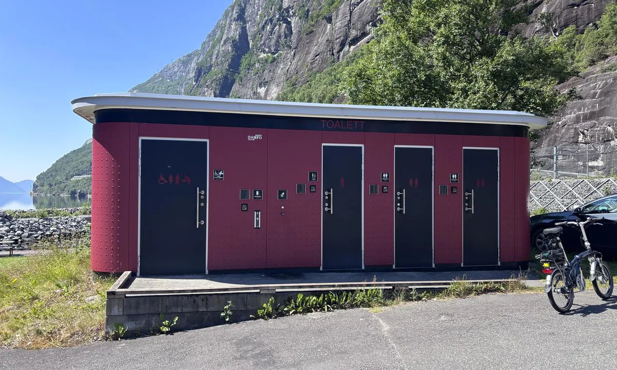 Lysebotn: {"base": "de", "no": "WC-container", "se": "WC-container", "en": "WC container", "da": "WC-container", "fr": "Container WC", "de": "WC-Container", "es": "Contenedor WC", "it": "<i>WC-Container</i>", "pt": "contentor WC", "nl": "WC-container", "pl": "Kontener WC", "uk": "\u041a\u043e\u043d\u0442\u0435\u0439\u043d\u0435\u0440 \u0437 \u0442\u0443\u0430\u043b\u0435\u0442\u0430\u043c\u0438", "ro": "Container wc", "tr": "WC konteyneri", "el": "\u039a\u03bf\u03bd\u03c4\u03ad\u03b9\u03bd\u03b5\u03c1 WC", "cs": "WC-kontejner", "hu": "V\u00e9c\u00e9-kont\u00e9ner", "fi": "WC-kontti", "bg": "WC-\u043a\u043e\u043d\u0442\u0435\u0439\u043d\u0435\u0440", "sr": "WC-\u043a\u043e\u043d\u0442\u0435\u0458\u043d\u0435\u0440", "et": "WC-konteiner", "lv": "WC-konteiners", "lt": "WC konteineris"}