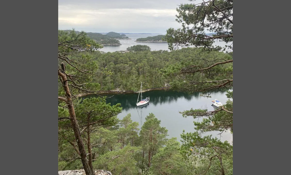 Lysevågen: Fin ankring på 6 m dybde, flotte turområder rundt Lysøen. Bildet er tatt mot vest