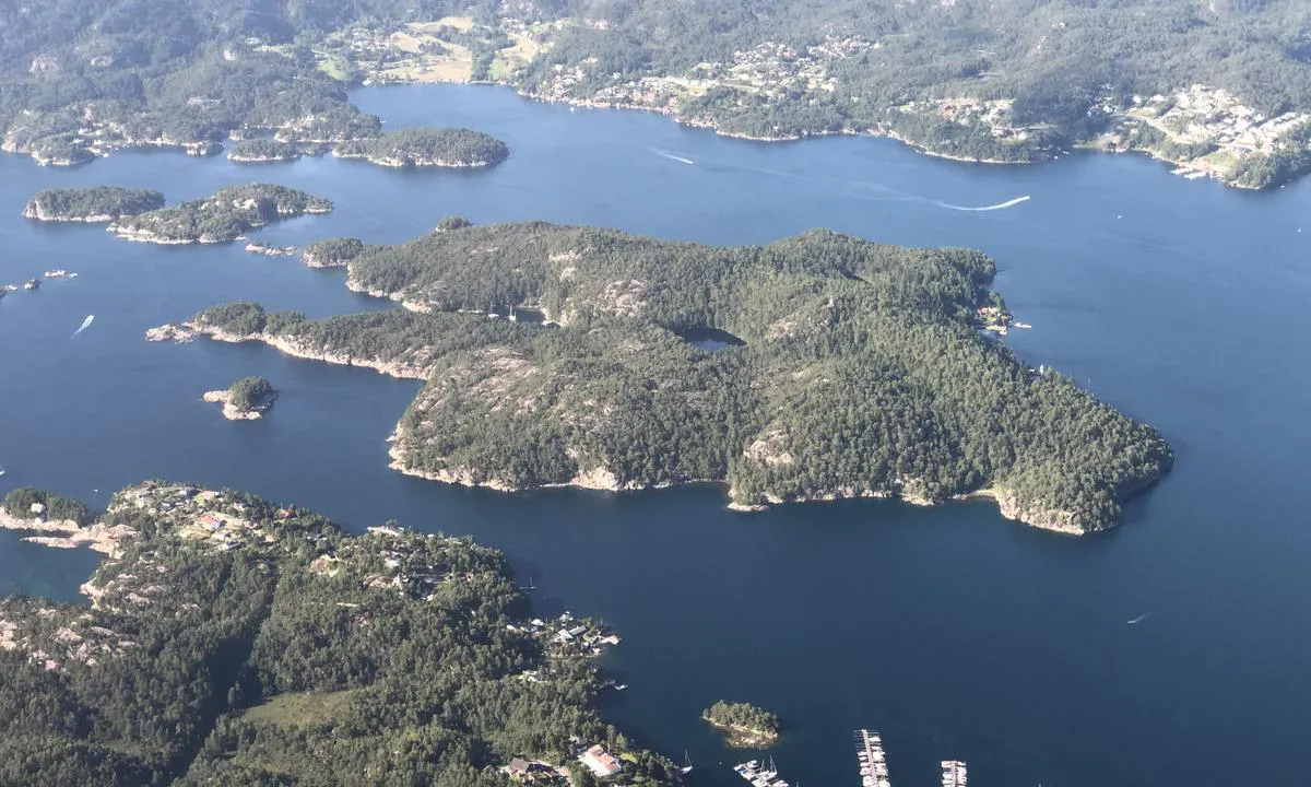 Lysøen fotografert fra sydvest. Du kan skimte noen seilbåter inne i Lysevågen.