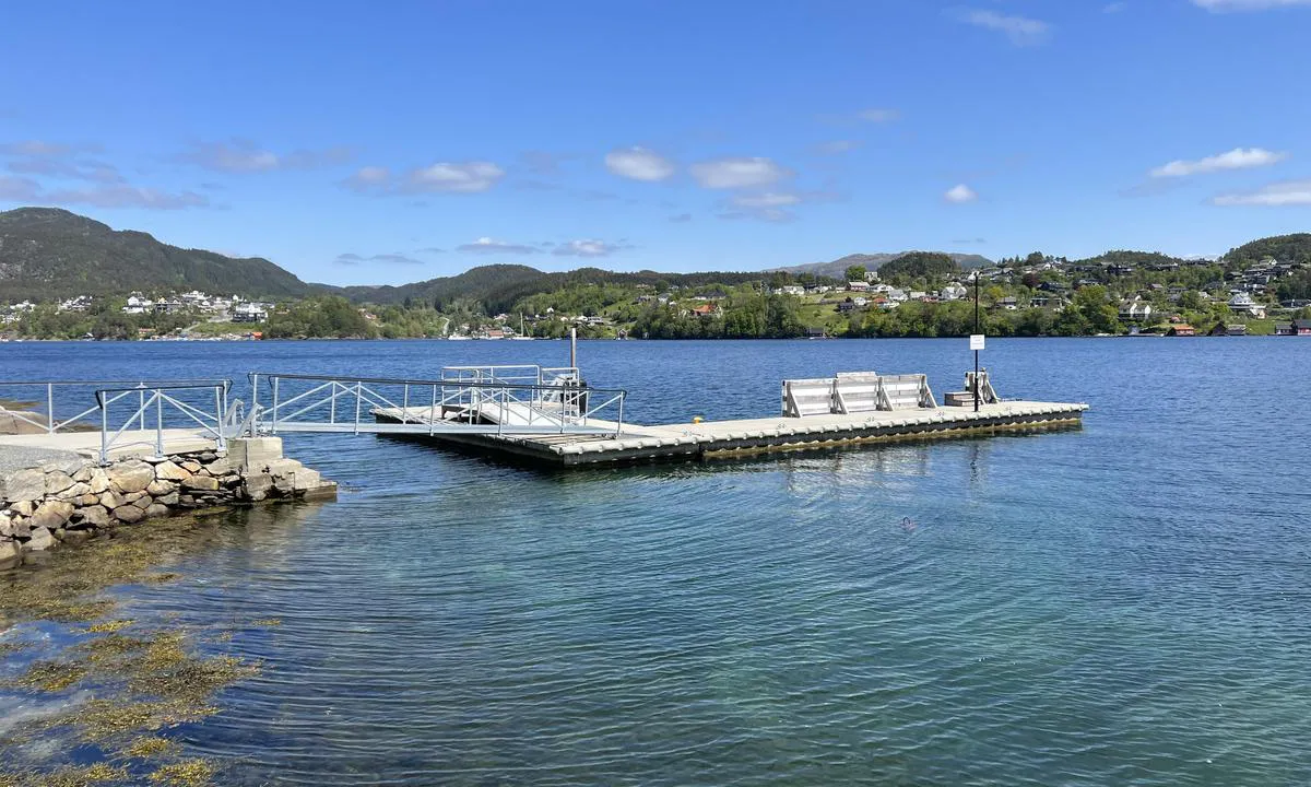 Lysøen gjestebrygge - kun dagsbesøk: Brygge for besøkande til Lysøya fram til kl22.00. 12m betong flytebrygge.