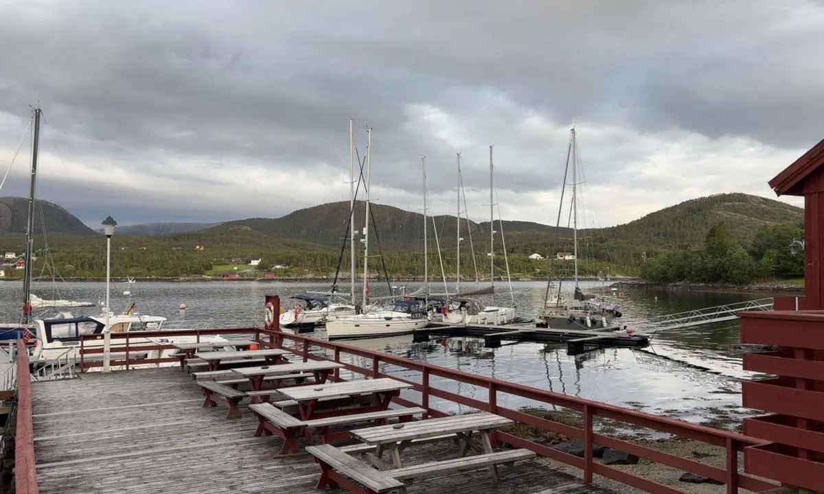 Magerøya: Stor uteservering med utsikt over gjestehavna