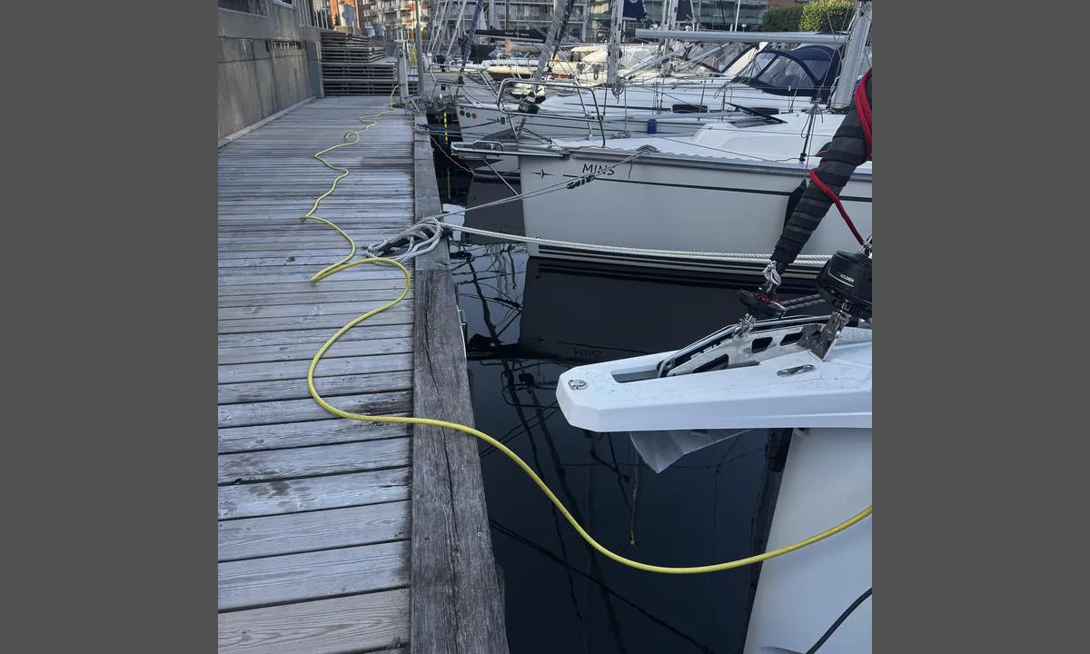 Malmö Dockan Marina: {"base": "no", "no": "Kaien du fort\u00f8yer b\u00e5ten i har god h\u00f8yde slik at tilkomst over baugen er enkel uten stige.", "se": "Kajen du f\u00f6rt\u00f6jer b\u00e5ten vid har bra h\u00f6jd s\u00e5 att tillg\u00e5ng \u00f6ver f\u00f6ren \u00e4r enkel utan stege.", "en": "The quay where you moor the boat has a good height, making access over the bow easy without a ladder.", "da": "Kajen, du fort\u00f8jer b\u00e5den ved, har en god h\u00f8jde, s\u00e5 adgangen over bov er enkel uden stige.", "fr": "Le quai auquel vous amarre votre bateau est d'une bonne hauteur de sorte que l'acc\u00e8s par l'avant est facile sans \u00e9chelle.", "de": "Der Kai, an dem du dein Boot festmachst, hat eine gute H\u00f6he, sodass der Zugang \u00fcber den Bug ohne Leiter einfach ist.", "es": "El muelle en el que amarras el barco tiene una buena altura para que el acceso por la proa sea sencillo sin escalera.", "it": "Il molo a cui ormeggi la barca ha una buona altezza, quindi l'accesso dalla prua \u00e8 semplice senza una scaletta.", "pt": "O cais onde voc\u00ea atraca o barco tem uma altura boa, de modo que o acesso pela proa \u00e9 f\u00e1cil sem usar escada.", "nl": "De kade waar je de boot aan vastmaakt heeft een goede hoogte zodat toegang vanaf de boeg gemakkelijk is zonder een ladder.", "pl": "Nabrze\u017ce, do kt\u00f3rego cumujesz swoj\u0105 \u0142\u00f3d\u017a, ma dobr\u0105 wysoko\u015b\u0107, dzi\u0119ki czemu dost\u0119p przez dzi\u00f3b jest \u0142atwy bez drabiny.", "uk": "\u041f\u0440\u0438\u0447\u0430\u043b, \u0434\u043e \u044f\u043a\u043e\u0433\u043e \u0432\u0438 \u043f\u0440\u0438\u0447\u0430\u043b\u044e\u0454\u0442\u0435 \u0447\u043e\u0432\u0435\u043d, \u043c\u0430\u0454 \u0445\u043e\u0440\u043e\u0448\u0443 \u0432\u0438\u0441\u043e\u0442\u0443, \u0442\u043e\u043c\u0443 \u0434\u043e\u0441\u0442\u0443\u043f \u0447\u0435\u0440\u0435\u0437 \u043d\u0456\u0441 \u0454 \u043f\u0440\u043e\u0441\u0442\u0438\u043c \u0431\u0435\u0437 \u0434\u0440\u0430\u0431\u0438\u043d\u0438.", "ro": "Decheul \u00een care amarizezi barca are o \u00een\u0103l\u021bime adecvat\u0103, astfel \u00eenc\u00e2t accesul pe la prova este u\u0219or f\u0103r\u0103 scar\u0103.", "tr": "Ba\u011flant\u0131 yapt\u0131\u011f\u0131n\u0131z iskele, pruva \u00fczerinden eri\u015fimin merdivensiz kolay olmas\u0131 i\u00e7in iyi bir y\u00fcksekli\u011fe sahiptir.", "el": "\u0397 \u03c0\u03c1\u03bf\u03ba\u03c5\u03bc\u03b1\u03af\u03b1 \u03c3\u03c4\u03b7\u03bd \u03bf\u03c0\u03bf\u03af\u03b1 \u03b4\u03ad\u03bd\u03b5\u03b9\u03c2 \u03c4\u03bf \u03c3\u03ba\u03ac\u03c6\u03bf\u03c2 \u03ad\u03c7\u03b5\u03b9 \u03ba\u03b1\u03bb\u03cc \u03cd\u03c8\u03bf\u03c2 \u03ad\u03c4\u03c3\u03b9 \u03ce\u03c3\u03c4\u03b5 \u03b7 \u03c0\u03c1\u03cc\u03c3\u03b2\u03b1\u03c3\u03b7 \u03b1\u03c0\u03cc \u03c4\u03b7\u03bd \u03c0\u03bb\u03ce\u03c1\u03b7 \u03bd\u03b1 \u03b5\u03af\u03bd\u03b1\u03b9 \u03b5\u03cd\u03ba\u03bf\u03bb\u03b7 \u03c7\u03c9\u03c1\u03af\u03c2 \u03c3\u03ba\u03ac\u03bb\u03b1.", "cs": "N\u00e1plavka, ke kter\u00e9 uvazujete lo\u010f, m\u00e1 dobrou v\u00fd\u0161ku, tak\u017ee je p\u0159\u00edstup p\u0159es p\u0159\u00ed\u010f snadn\u00fd bez pou\u017eit\u00ed \u017eeb\u0159\u00edku.", "hu": "A m\u00f3l\u00f3, amihez a haj\u00f3t k\u00f6ti, j\u00f3 magass\u00e1g\u00fa, \u00edgy a hozz\u00e1f\u00e9r\u00e9s az orr felett egyszer\u0171 l\u00e9tra n\u00e9lk\u00fcl.", "fi": "Laituri, johon kiinnit\u00e4t veneen, on hyv\u00e4ll\u00e4 korkeudella, joten p\u00e4\u00e4sy keulan yli on helppoa ilman portaita.", "bg": "\u041a\u0435\u044f\u0442, \u043d\u0430 \u043a\u043e\u0439\u0442\u043e \u0449\u0435 \u0437\u0430\u043a\u0440\u0435\u043f\u0438\u0442\u0435 \u043b\u043e\u0434\u043a\u0430\u0442\u0430, \u0435 \u043d\u0430 \u0434\u043e\u0431\u0440\u0430 \u0432\u0438\u0441\u043e\u0447\u0438\u043d\u0430, \u0442\u0430\u043a\u0430 \u0447\u0435 \u0434\u043e\u0441\u0442\u044a\u043f\u044a\u0442 \u043f\u0440\u0435\u0437 \u043d\u043e\u0441\u0430 \u0435 \u043b\u0435\u0441\u0435\u043d \u0431\u0435\u0437 \u0441\u0442\u044a\u043b\u0431\u0430.", "sr": "\u041f\u0440\u0438\u0441\u0442\u0430\u043d \u0443 \u043a\u043e\u043c\u0435 \u0432\u0435\u0436\u0435\u0442\u0435 \u0431\u0440\u043e\u0434 \u0438\u043c\u0430 \u0434\u043e\u0431\u0440\u0443 \u0432\u0438\u0441\u0438\u043d\u0443, \u0442\u0430\u043a\u043e \u0434\u0430 \u0458\u0435 \u043f\u0440\u0438\u0441\u0442\u0443\u043f \u043f\u0440\u0435\u043a\u043e \u043f\u0440\u0430\u043c\u0446\u0430 \u0458\u0435\u0434\u043d\u043e\u0441\u0442\u0430\u0432\u0430\u043d \u0431\u0435\u0437 \u043b\u0435\u0441\u0442\u0432\u0438\u0446\u0435.", "et": "Kai, kuhu paat kinnitatakse, on hea k\u00f5rgusega, nii et ligip\u00e4\u00e4s v\u00f6\u00f6ri kaudu on lihtne ilma redelita.", "lv": "Piest\u0101tne, pie kuras j\u016bs pietauvosit laivu, ir pietiekam\u0101 augstum\u0101, lai piek\u013c\u016b\u0161ana p\u0101ri priek\u0161gala b\u016btu vienk\u0101r\u0161a bez k\u0101pn\u0113m.", "lt": "Prieplauka, prie kurios pritvirtinate valt\u012f, yra pakankamo auk\u0161\u010dio, kad gal\u0117tum\u0117te lengvai patekti per priek\u012f be kop\u0117\u010di\u0173."}