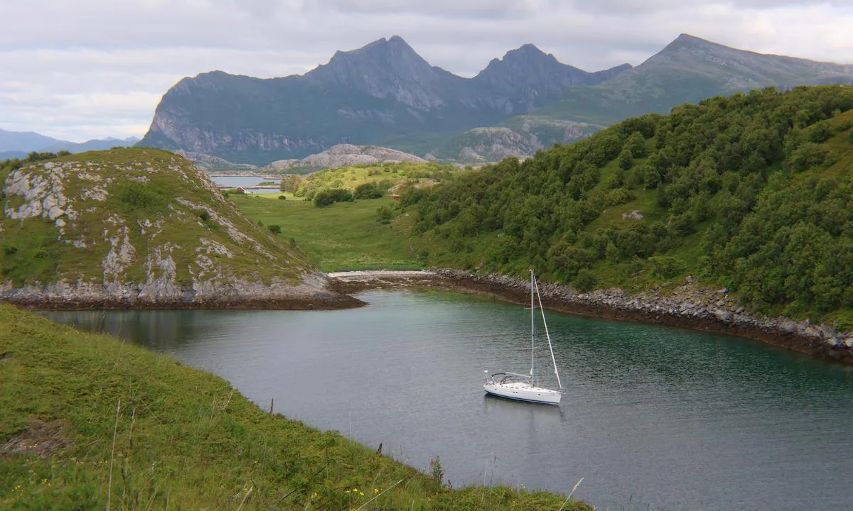 Måløya: {"base": "no", "no": "Lun og fin havn. Ca 10 meter dybde. God plass.", "se": "Lugn och fin hamn. Ca 10 meter djup. Gott om plats.", "en": "Sheltered and fine harbor. Approximately 10 meters depth. Plenty of space.", "da": "Lun og fin havn. Ca. 10 meter dybde. God plads.", "fr": "Port agr\u00e9able et calme. Environ 10 m\u00e8tres de profondeur. Beaucoup d'espace.", "de": "Gesch\u00fctzter und sch\u00f6ner Hafen. Ca. 10 Meter Tiefe. Viel Platz.", "es": "Puerto tranquilo y agradable. Aproximadamente 10 metros de profundidad. Buen espacio.", "it": "Porto tranquillo e bello. Profondit\u00e0 circa 10 metri. Ampio spazio.", "pt": "Porto abrigado e agrad\u00e1vel. Profundidade de cerca de 10 metros. Bom espa\u00e7o.", "nl": "Beschutte en fijne haven. Ongeveer 10 meter diepte. Veel ruimte.", "pl": "Os\u0142oni\u0119ty i przyjemny port. G\u0142\u0119boko\u015b\u0107 oko\u0142o 10 metr\u00f3w. Du\u017co miejsca.", "uk": "\u0417\u0430\u0442\u0438\u0448\u043d\u0430 \u0456 \u043f\u0440\u0438\u0454\u043c\u043d\u0430 \u0433\u0430\u0432\u0430\u043d\u044c. \u0413\u043b\u0438\u0431\u0438\u043d\u0430 \u0431\u043b\u0438\u0437\u044c\u043a\u043e 10 \u043c\u0435\u0442\u0440\u0456\u0432. \u0411\u0430\u0433\u0430\u0442\u043e \u043c\u0456\u0441\u0446\u044f.", "ro": "Port lini\u0219tit \u0219i frumos. Ad\u00e2ncime de aproximativ 10 metri. Loc bun disponibil.", "tr": "Sakin ve g\u00fczel bir liman. Yakla\u015f\u0131k 10 metre derinlik. Bol yer.", "el": "\u039a\u03b1\u03c4\u03b1\u03c6\u03cd\u03b3\u03b9\u03bf \u03b1\u03c0\u03ac\u03bd\u03b5\u03bc\u03bf \u03ba\u03b1\u03b9 \u03cc\u03bc\u03bf\u03c1\u03c6\u03bf. \u0392\u03ac\u03b8\u03bf\u03c2 \u03c0\u03b5\u03c1\u03af\u03c0\u03bf\u03c5 10 \u03bc\u03ad\u03c4\u03c1\u03b1. \u0386\u03c6\u03b8\u03bf\u03bd\u03bf\u03c2 \u03c7\u03ce\u03c1\u03bf\u03c2.", "cs": "Klidn\u00fd a p\u011bkn\u00fd p\u0159\u00edstav. Hloubka cca 10 metr\u016f. Dostatek m\u00edsta.", "hu": "Csendes \u00e9s sz\u00e9p kik\u00f6t\u0151. K\u00f6r\u00fclbel\u00fcl 10 m\u00e9ter m\u00e9lys\u00e9g. J\u00f3 hely.", "fi": "Suojainen ja hieno satama. Noin 10 metrin syvyys. Hyvin tilaa.", "bg": "\u0422\u0438\u0445\u043e \u0438 \u043f\u0440\u0438\u044f\u0442\u043d\u043e \u043f\u0440\u0438\u0441\u0442\u0430\u043d\u0438\u0449\u0435. \u0414\u044a\u043b\u0431\u043e\u0447\u0438\u043d\u0430 \u043e\u043a\u043e\u043b\u043e 10 \u043c\u0435\u0442\u0440\u0430. \u0414\u043e\u0441\u0442\u0430\u0442\u044a\u0447\u043d\u043e \u043c\u044f\u0441\u0442\u043e.", "sr": "\u0417\u0430\u0448\u0442\u0438\u045b\u0435\u043d\u0430 \u0438 \u043b\u0435\u043f\u0430 \u043b\u0443\u043a\u0430. \u041e\u043a\u043e 10 \u043c\u0435\u0442\u0430\u0440\u0430 \u0434\u0443\u0431\u0438\u043d\u0435. \u0414\u043e\u0432\u043e\u0459\u043d\u043e \u043f\u0440\u043e\u0441\u0442\u043e\u0440\u0430.", "et": "Rahulik ja kena sadam. S\u00fcgavus umbes 10 meetrit. Palju ruumi.", "lv": "Mier\u012bga un laba osta. Apm\u0113ram 10 metru dzi\u013cums. Daudz vietas.", "lt": "Jauki ir gera uostas. Apie 10 metr\u0173 gylio. Pakankamai vietos."}