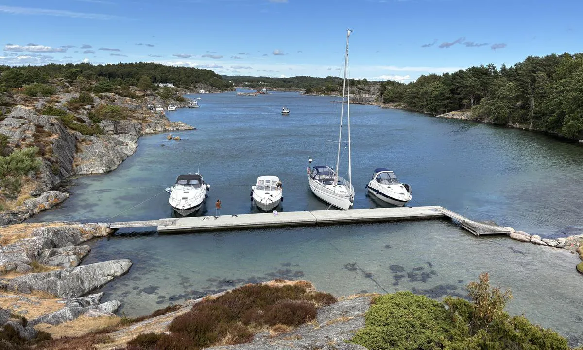 Maløyene: {"base": "no", "no": "Fin havn. En fin natursti rundt \u00f8yen.", "se": "Fin hamn. En fin naturstig runt \u00f6n.", "en": "Nice harbour. A lovely nature trail around the island.", "da": "Fin havn. En fin natursti rundt \u00f8en.", "fr": "Beau port. Un beau sentier naturel autour de l'\u00eele.", "de": "Sch\u00f6ner Hafen. Ein sch\u00f6ner Naturpfad rund um die Insel.", "es": "Buen puerto. Un bonito sendero natural alrededor de la isla.", "it": "Bel porto. Un bel sentiero naturalistico intorno all'isola.", "pt": "Bom porto. Um belo trilho natural ao redor da ilha.", "nl": "Fijne haven. Een mooi natuurpad rond het eiland.", "pl": "\u015awietny port. \u0141adny szlak przyrodniczy wok\u00f3\u0142 wyspy.", "uk": "\u0427\u0443\u0434\u043e\u0432\u0430 \u0433\u0430\u0432\u0430\u043d\u044c. \u041f\u0440\u0435\u043a\u0440\u0430\u0441\u043d\u0430 \u043f\u0440\u0438\u0440\u043e\u0434\u043d\u0430 \u0441\u0442\u0435\u0436\u043a\u0430 \u043d\u0430\u0432\u043a\u043e\u043b\u043e \u043e\u0441\u0442\u0440\u043e\u0432\u0430.", "ro": "Port frumos. Un traseu natural frumos \u00een jurul insulei.", "tr": "G\u00fczel bir liman. Adan\u0131n etraf\u0131nda g\u00fczel bir do\u011fa yolu.", "el": "\u038c\u03bc\u03bf\u03c1\u03c6\u03bf \u03bb\u03b9\u03bc\u03ac\u03bd\u03b9. \u0388\u03bd\u03b1 \u03cc\u03bc\u03bf\u03c1\u03c6\u03bf \u03bc\u03bf\u03bd\u03bf\u03c0\u03ac\u03c4\u03b9 \u03c3\u03c4\u03b7 \u03c6\u03cd\u03c3\u03b7 \u03b3\u03cd\u03c1\u03c9 \u03b1\u03c0\u03cc \u03c4\u03bf \u03bd\u03b7\u03c3\u03af.", "cs": "Hezk\u00fd p\u0159\u00edstav. P\u011bkn\u00e1 p\u0159\u00edrodn\u00ed stezka kolem ostrova.", "hu": "Sz\u00e9p kik\u00f6t\u0151. Sz\u00e9p term\u00e9szetj\u00e1r\u00f3 \u00f6sv\u00e9ny a sziget k\u00f6r\u00fcl.", "fi": "Hieno satama. Kaunis luontopolku saaren ymp\u00e4ri.", "bg": "\u0414\u043e\u0431\u0440\u043e \u043f\u0440\u0438\u0441\u0442\u0430\u043d\u0438\u0449\u0435. \u041f\u0440\u0435\u043a\u0440\u0430\u0441\u043d\u0430 \u043f\u0440\u0438\u0440\u043e\u0434\u043d\u0430 \u043f\u044a\u0442\u0435\u043a\u0430 \u043e\u043a\u043e\u043b\u043e \u043e\u0441\u0442\u0440\u043e\u0432\u0430.", "sr": "\u041b\u0435\u043f\u0430 \u043b\u0443\u043a\u0430. \u041b\u0435\u043f\u0430 \u043f\u0440\u0438\u0440\u043e\u0434\u043d\u0430 \u0441\u0442\u0430\u0437\u0430 \u043e\u043a\u043e \u043e\u0441\u0442\u0440\u0432\u0430.", "et": "Hea sadam. Ilus loodusraja \u00fcmber saare.", "lv": "Laba osta. Skaista dabas taka ap salu.", "lt": "Gera uostas. Gra\u017eus gamtos takas aplink sal\u0105."}