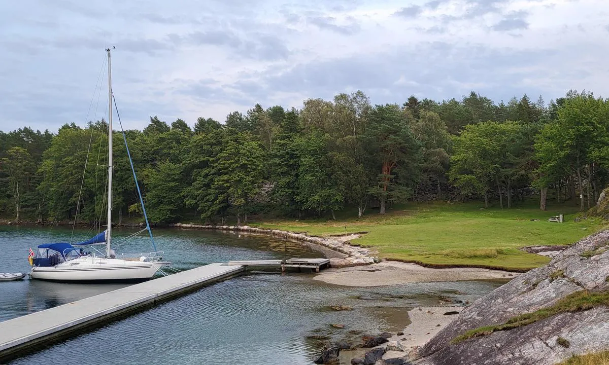 Maløyene: Brygga innerst i bukta mot Yttre Maløya er flott. Sjøkartet frister ikke til å gå helt inn. Når du går innover/sydover bukta er det en sandbanke som strekker seg på tvers av bukta ca ved den lille odden som stikker ut på høyre/vest. Hvis du holder til høyre/vest ca 10-15 meter ut fra odden på høyre vil du finne 1,9 meters dybde på vanlig lavvann (0,5 m over sjøkartnull). Myk sand med enkelte små steiner hvis du skulle komme ned i bunnen. Ingen garantier for at ikke denne sandbanken endrer seg og at det ikke er ukjente steiner i sanden. Vel forbi sandbanken et det 3-4 meter i bassenget foran brygga.