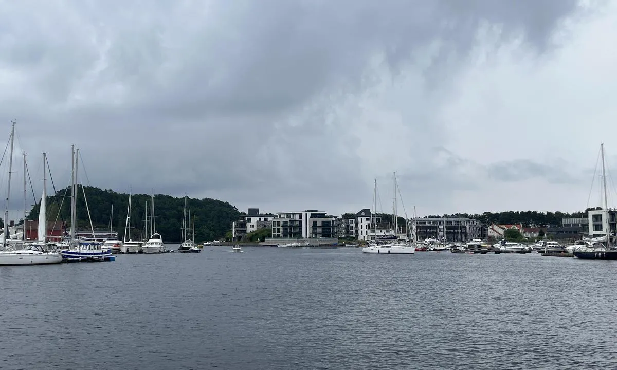 Mandal Gjestehavn: {"base": "no", "no": "Innseilingen til havnen", "se": "Inseglingen till hamnen", "en": "The approach to the harbour", "da": "Indsejlingen til havnen", "fr": "L'approche du port", "de": "Die Einfahrt in den Hafen", "es": "Entrada al puerto", "it": "L'ingresso del porto", "pt": "A entrada para o porto", "nl": "De toegang tot de haven", "pl": "Podej\u015bcie do portu", "uk": "\u0412\u0445\u0456\u0434 \u0443 \u0433\u0430\u0432\u0430\u043d\u044c", "ro": "Intrarea \u00een port", "tr": "Liman\u0131n giri\u015f yolu", "el": "\u0397 \u03b5\u03af\u03c3\u03bf\u03b4\u03bf\u03c2 \u03c4\u03bf\u03c5 \u03bb\u03b9\u03bc\u03b1\u03bd\u03b9\u03bf\u03cd", "cs": "Vjezd do p\u0159\u00edstavu", "hu": "A kik\u00f6t\u0151be val\u00f3 behaj\u00f3z\u00e1s", "fi": "Satamaan purjehtiminen", "bg": "\u0412\u0445\u043e\u0434\u044a\u0442 \u043a\u044a\u043c \u043f\u0440\u0438\u0441\u0442\u0430\u043d\u0438\u0449\u0435\u0442\u043e", "sr": "\u041f\u043b\u043e\u0432\u0438\u0434\u0431\u0430 \u0434\u043e \u043b\u0443\u043a\u0435", "et": "Sadamasse sisenemine", "lv": "Iebrauk\u0161ana ost\u0101", "lt": "\u012eplaukimas \u012f uost\u0105"}