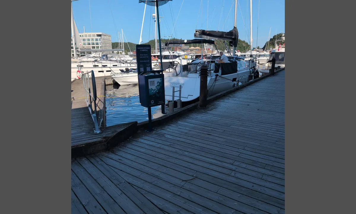 Mandal Gjestehavn: {"base": "no", "no": "Innerst i havnen ved service bygget er det tidligere skygge dvs mindre sol en ute p\u00e5 flytebryggen", "se": "Innerst i hamnen vid servicebyggnaden \u00e4r det tidigare skugga dvs mindre sol \u00e4n ute p\u00e5 flytbryggan", "en": "At the innermost part of the harbor by the service building, it is previously shaded, meaning there is less sun than out on the floating dock.", "da": "Inderst i havnen ved servicebygningen er der tidligere skygge, dvs. mindre sol end ude p\u00e5 flydebroen.", "fr": "Au fond du port, pr\u00e8s du b\u00e2timent de service, il y a plus d'ombre, c'est-\u00e0-dire moins de soleil, que sur le ponton flottant.", "de": "Im innersten Teil des Hafens beim Servicegeb\u00e4ude gibt es fr\u00fcher Schatten, das hei\u00dft weniger Sonne als drau\u00dfen auf dem Schwimmsteg.", "es": "Al fondo del puerto, junto al edificio de servicios, hay menos sol, es decir, m\u00e1s sombra que en el muelle flotante.", "it": "All'interno del porto, vicino all'edificio dei servizi, c'\u00e8 meno sole, cio\u00e8 pi\u00f9 ombra rispetto al molo galleggiante esterno", "pt": "No interior do porto, perto do pr\u00e9dio de servi\u00e7os, h\u00e1 sombra, ou seja, menos sol do que no cais flutuante", "nl": "Helemaal binnen in de haven, bij het servicegebouw, is er vroeger schaduw, dat wil zeggen minder zon dan buiten op de drijvende steiger.", "pl": "Najbli\u017cej wn\u0119trza portu przy budynku serwisowym jest wi\u0119cej cienia, tzn. mniej s\u0142o\u0144ca ni\u017c na p\u0142ywaj\u0105cym pomo\u015bcie.", "uk": "\u0423 \u0441\u0430\u043c\u0456\u0439 \u0433\u043b\u0438\u0431\u0438\u043d\u0456 \u0433\u0430\u0432\u0430\u043d\u0456 \u0431\u0456\u043b\u044f \u0441\u0435\u0440\u0432\u0456\u0441\u043d\u043e\u0457 \u0431\u0443\u0434\u0456\u0432\u043b\u0456 \u0437\u0430\u0437\u0432\u0438\u0447\u0430\u0439 \u0442\u0456\u043d\u044c, \u0442\u043e\u0431\u0442\u043e \u043c\u0435\u043d\u0448\u0435 \u0441\u043e\u043d\u0446\u044f, \u043d\u0456\u0436 \u043d\u0430 \u043f\u043b\u0430\u0432\u0443\u0447\u043e\u043c\u0443 \u043f\u043e\u043d\u0442\u043e\u043d\u0456.", "ro": "\u00cen partea interioar\u0103 a portului, l\u00e2ng\u0103 cl\u0103direa de servicii, este umbr\u0103, adic\u0103 mai pu\u021bin soare dec\u00e2t pe pontonul plutitor.", "tr": "Limanda, hizmet binas\u0131n\u0131n i\u00e7 k\u0131sm\u0131nda, yani y\u00fczer iskelede d\u0131\u015far\u0131ya g\u00f6re daha az g\u00fcne\u015f ve daha fazla g\u00f6lge vard\u0131r.", "el": "\u03a3\u03c4\u03b7\u03bd \u03b5\u03c3\u03c9\u03c4\u03b5\u03c1\u03b9\u03ba\u03ae \u03c0\u03bb\u03b5\u03c5\u03c1\u03ac \u03c4\u03bf\u03c5 \u03bb\u03b9\u03bc\u03b1\u03bd\u03b9\u03bf\u03cd, \u03ba\u03bf\u03bd\u03c4\u03ac \u03c3\u03c4\u03b9\u03c2 \u03b5\u03b3\u03ba\u03b1\u03c4\u03b1\u03c3\u03c4\u03ac\u03c3\u03b5\u03b9\u03c2 \u03b5\u03be\u03c5\u03c0\u03b7\u03c1\u03ad\u03c4\u03b7\u03c3\u03b7\u03c2, \u03c5\u03c0\u03ac\u03c1\u03c7\u03b5\u03b9 \u03c0\u03c1\u03bf\u03b7\u03b3\u03bf\u03cd\u03bc\u03b5\u03bd\u03b7 \u03c3\u03ba\u03b9\u03ac, \u03b4\u03b7\u03bb\u03b1\u03b4\u03ae \u03bb\u03b9\u03b3\u03cc\u03c4\u03b5\u03c1\u03bf\u03c2 \u03ae\u03bb\u03b9\u03bf\u03c2 \u03c3\u03b5 \u03c3\u03c7\u03ad\u03c3\u03b7 \u03bc\u03b5 \u03c4\u03b7\u03bd \u03c0\u03bb\u03c9\u03c4\u03ae \u03c0\u03c1\u03bf\u03b2\u03bb\u03ae\u03c4\u03b1.", "cs": "\u00dapln\u011b uvnit\u0159 p\u0159\u00edstavu u servisn\u00ed budovy je d\u0159\u00edve st\u00edn, tj. m\u00e9n\u011b slunce ne\u017e venku na plovouc\u00edm molu.", "hu": "A kik\u00f6t\u0151 belsej\u00e9ben, a szolg\u00e1ltat\u00e1si \u00e9p\u00fcletn\u00e9l kor\u00e1bban \u00e1rny\u00e9k van, vagyis kevesebb napf\u00e9ny \u00e9r, mint a lebeg\u0151 st\u00e9gen.", "fi": "Sataman sis\u00e4osassa palvelurakennuksen luona on aiemmin ollut varjoa eli v\u00e4hemm\u00e4n aurinkoa kuin ulompana kelluvilla laitureilla", "bg": "\u0412\u044a\u0442\u0440\u0435\u0448\u043d\u0430\u0442\u0430 \u0447\u0430\u0441\u0442 \u043d\u0430 \u043f\u0440\u0438\u0441\u0442\u0430\u043d\u0438\u0449\u0435\u0442\u043e \u0434\u043e \u043e\u0431\u0441\u043b\u0443\u0436\u0432\u0430\u0449\u0430\u0442\u0430 \u0441\u0433\u0440\u0430\u0434\u0430 \u0435 \u043f\u043e-\u0441\u0435\u043d\u0447\u0435\u0441\u0442\u0430, \u0442.\u0435. \u0438\u043c\u0430 \u043f\u043e-\u043c\u0430\u043b\u043a\u043e \u0441\u043b\u044a\u043d\u0446\u0435 \u0432 \u0441\u0440\u0430\u0432\u043d\u0435\u043d\u0438\u0435 \u0441 \u043f\u043b\u0430\u0432\u0430\u0449\u0438\u044f \u043a\u0435\u0439.", "sr": "U unutra\u0161njem delu luke kod servisne zgrade je ranije bila senka, tj. manje sunca nego na plutaju\u0107em pristanu.", "et": "Sadama sisemises osas teenindushoone juures on varem varjulisem, st v\u00e4hem p\u00e4ikest kui ujuvkaidel", "lv": "Ostas iek\u0161pus\u0113, pie servisa \u0113kas, ir agr\u0101k\u0101 \u0113na, t.i., maz\u0101k saules nek\u0101 uz peldo\u0161\u0101 piest\u0101t\u0146a.", "lt": "Vidiniame uoste prie aptarnavimo pastato anks\u010diau buvo \u0161e\u0161\u0117lis, tai yra ma\u017eiau saul\u0117s nei ant plaukiojan\u010dio prieplaukos."}