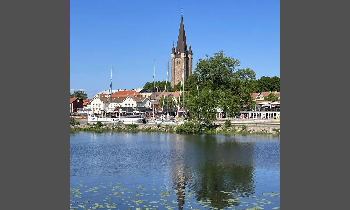 Mariestad: Svært vakker by med god og romslig havn. Mange restauranter, iskiosker, m.m.