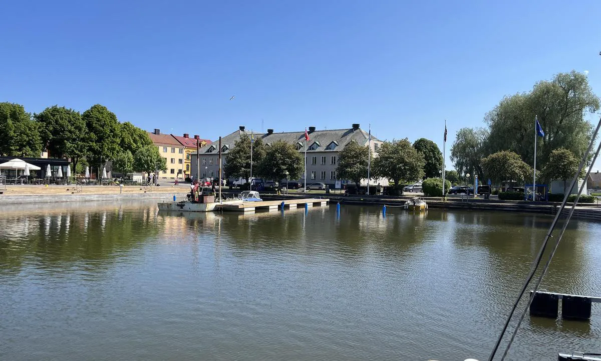 Mariestad: Innerst jobbes det med ny brygge (juni-23). Per nå fortøyer man med akterbøye.