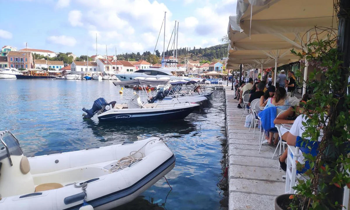 Marina Fiskardo: {"base": "en", "no": "Dette er et bilde av s\u00f8rmuren i den indre havnen, eller Fiscardo, og viser mange grunne fart\u00f8y og gummib\u00e5ter.", "se": "Detta \u00e4r en bild av den s\u00f6dra v\u00e4ggen i den inre hamnen, eller Fiscardo, och visar m\u00e5nga fartyg med litet djupg\u00e5ende och ribb\u00e5tar.", "en": "This is a picture of the south wall of the inner Harbour, or Fiscardo and demonstrates a lot of shallow draft vessels, and ribs.", "da": "Dette er et billede af sydmuren af den indre havn, eller Fiscardo, og viser mange lavtg\u00e5ende fart\u00f8jer og rib-b\u00e5de.", "fr": "Ceci est une image du mur sud du port int\u00e9rieur, ou Fiscardo, et montre beaucoup de navires \u00e0 faible tirant d'eau et des semi-rigides.", "de": "Dies ist ein Bild der S\u00fcdmauer des inneren Hafens, oder Fiscardo, und zeigt viele Boote mit geringem Tiefgang und Schlauchboote.", "es": "Esta es una imagen del muro sur del puerto interior, o Fiscardo, y muestra una gran cantidad de embarcaciones de poco calado y semirr\u00edgidas.", "it": "Questa \u00e8 una foto del muro sud del porto interno, o Fiscardo, e mostra molte imbarcazioni a basso pescaggio e gommoni.", "pt": "Esta \u00e9 uma imagem da parede sul do porto interno, ou Fiscardo, e demonstra muitos vasos de calado raso e botes infl\u00e1veis.", "nl": "Dit is een afbeelding van de zuidmuur van de binnenhaven, of Fiscardo, en toont veel schepen met een geringe diepgang en ribs.", "pl": "To jest zdj\u0119cie po\u0142udniowej \u015bciany wewn\u0119trznego portu, czyli Fiscardo, i pokazuje wiele jednostek o ma\u0142ym zanurzeniu oraz ponton\u00f3w.", "uk": "\u0426\u0435 \u0437\u043e\u0431\u0440\u0430\u0436\u0435\u043d\u043d\u044f \u043f\u0456\u0432\u0434\u0435\u043d\u043d\u043e\u0457 \u0441\u0442\u0456\u043d\u0438 \u0432\u043d\u0443\u0442\u0440\u0456\u0448\u043d\u044c\u043e\u0457 \u0433\u0430\u0432\u0430\u043d\u0456 \u0430\u0431\u043e \u0424\u0456\u0441\u043a\u0430\u0440\u0434\u043e \u0456 \u0434\u0435\u043c\u043e\u043d\u0441\u0442\u0440\u0443\u0454 \u0431\u0430\u0433\u0430\u0442\u043e \u0441\u0443\u0434\u0435\u043d \u0437 \u043d\u0435\u0432\u0435\u043b\u0438\u043a\u043e\u044e \u043e\u0441\u0430\u0434\u043a\u043e\u044e \u0442\u0430 \u043d\u0430\u0434\u0443\u0432\u043d\u0438\u0445 \u0447\u043e\u0432\u043d\u0456\u0432.", "ro": "Aceasta este o imagine a peretelui de sud al portului interior, sau Fiscardo, \u0219i demonstreaz\u0103 multe ambarca\u021biuni cu pescaj mic \u0219i b\u0103rci gonflabile.", "tr": "Bu, i\u00e7 liman\u0131n g\u00fcney duvar\u0131n\u0131n veya Fiscardo'nun bir resmidir ve bir\u00e7ok s\u0131\u011f draftl\u0131 gemiyi ve bordalar\u0131 g\u00f6sterir.", "el": "\u0391\u03c5\u03c4\u03ae \u03b5\u03af\u03bd\u03b1\u03b9 \u03bc\u03b9\u03b1 \u03b5\u03b9\u03ba\u03cc\u03bd\u03b1 \u03c4\u03bf\u03c5 \u03bd\u03cc\u03c4\u03b9\u03bf\u03c5 \u03c4\u03bf\u03af\u03c7\u03bf\u03c5 \u03c4\u03bf\u03c5 \u03b5\u03c3\u03c9\u03c4\u03b5\u03c1\u03b9\u03ba\u03bf\u03cd \u03bb\u03b9\u03bc\u03b1\u03bd\u03b9\u03bf\u03cd, \u03ae \u03c4\u03bf\u03c5 \u03a6\u03b9\u03c3\u03ba\u03ac\u03c1\u03b4\u03bf\u03c5, \u03ba\u03b1\u03b9 \u03b4\u03b5\u03af\u03c7\u03bd\u03b5\u03b9 \u03c0\u03bf\u03bb\u03bb\u03ac \u03c3\u03ba\u03ac\u03c6\u03b7 \u03bc\u03b5 \u03c1\u03b7\u03c7\u03cc \u03b2\u03cd\u03b8\u03b9\u03c3\u03bc\u03b1 \u03ba\u03b1\u03b9 \u03c6\u03bf\u03c5\u03c3\u03ba\u03c9\u03c4\u03ac.", "cs": "Toto je obr\u00e1zek ji\u017en\u00ed st\u011bny vnit\u0159n\u00edho p\u0159\u00edstavu, nebo Fiscardo, a ukazuje mnoho lod\u00ed s m\u011blk\u00fdm ponorem a \u010dlun\u016f ribs.", "hu": "Ez a k\u00e9p a bels\u0151 kik\u00f6t\u0151 d\u00e9li fal\u00e1r\u00f3l, vagy Fiscardo-r\u00f3l k\u00e9sz\u00fclt, \u00e9s sok sek\u00e9ly mer\u00fcl\u00e9s\u0171 haj\u00f3t, valamint gumics\u00f3nakot mutat be.", "fi": "T\u00e4m\u00e4 on kuva Fiscardon tai sis\u00e4sataman etel\u00e4sein\u00e4m\u00e4st\u00e4 ja esittelee paljon matalan syv\u00e4yksen aluksia ja riblej\u00e4.", "bg": "\u0422\u043e\u0432\u0430 \u0435 \u043a\u0430\u0440\u0442\u0438\u043d\u0430 \u043d\u0430 \u044e\u0436\u043d\u0430\u0442\u0430 \u0441\u0442\u0435\u043d\u0430 \u043d\u0430 \u0432\u044a\u0442\u0440\u0435\u0448\u043d\u043e\u0442\u043e \u043f\u0440\u0438\u0441\u0442\u0430\u043d\u0438\u0449\u0435, \u0438\u043b\u0438 \u0424\u0438\u0441\u043a\u0430\u0440\u0434\u043e \u0438 \u043f\u043e\u043a\u0430\u0437\u0432\u0430 \u043c\u043d\u043e\u0433\u043e \u043f\u043b\u0430\u0432\u0430\u0442\u0435\u043b\u043d\u0438 \u0441\u044a\u0434\u043e\u0432\u0435 \u0441 \u043c\u0430\u043b\u043a\u0430 \u0434\u044a\u043b\u0431\u043e\u0447\u0438\u043d\u0430 \u043d\u0430 \u0433\u0430\u0437\u0435\u043d\u0435 \u0438 \u043d\u0430\u0434\u0443\u0432\u0430\u0435\u043c\u0438 \u043b\u043e\u0434\u043a\u0438.", "sr": "Ovo je slika ju\u017enog zida unutra\u0161nje luke, ili Fiscarda, i pokazuje mnogo plovila sa plitkim gazom, i \u010damaca na naduvavanje.", "et": "See on pilt sisemise sadama l\u00f5unaseinast ehk Fiscardost ja demonstreerib palju madala s\u00fcvisega laevu ning ribisid.", "lv": "\u0160is ir att\u0113ls no iek\u0161\u0113j\u0101 ostas dienvidu sienas, vai Fiscardo, un tas demonstr\u0113 daudz seklu g\u0101jumu ku\u0123u un piep\u016b\u0161amo laivu.", "lt": "Tai yra vidinio Uosto, arba Fiscardo, pietin\u0117s sienos nuotrauka, kuri rodo daugel\u012f nedidelio grimzlio laiv\u0173 ir pripu\u010diam\u0173 val\u010di\u0173."}