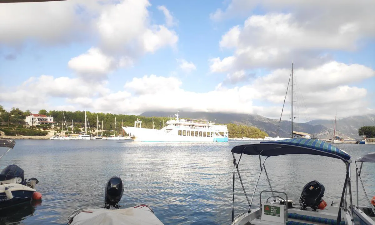 Marina Fiskardo: {"base": "en", "no": "Dette bildet viser at Fiscardo ogs\u00e5 er en ganske travel kommersiell havn. Du kan se denne fergen, som er en av omtrent 15 som ankommer og drar fra tidlig morgen til sen kveld, og betjener Kioni, Frikes, Lefkada, Sami og Astokas, blant andre. Det er ogs\u00e5 dagsturb\u00e5ter som kommer inn p\u00e5 bes\u00f8k. Alt i alt m\u00e5 du v\u00e6re ganske rask i havnen med \u00e5 f\u00e5 ut ankrene og f\u00e5 p\u00e5 plass fort\u00f8yningene. Padlebrett er visst ikke tillatt.", "se": "Denna bild visar att Fiscardo ocks\u00e5 \u00e4r en ganska trafikerad kommersiell hamn. Du kan se denna f\u00e4rja som \u00e4r en av cirka 15 som anl\u00e4nder och avg\u00e5r fr\u00e5n tidig morgon till sen kv\u00e4ll, och trafikerar Kioni, Frikes, Lefkada, Sami och Astokas, bland andra. Det finns ocks\u00e5 dagstursb\u00e5tar som kommer in f\u00f6r att bes\u00f6ka. S\u00e5 allt som allt m\u00e5ste du vara ganska snabb i hamnen med att f\u00e5 ut ankaret och f\u00f6rt\u00f6ja. Stand up paddleboarding \u00e4r tydligen inte till\u00e5tet.", "en": "This picture is to demonstrate that Fiscardo is quite a busy commercial harbor as well. You can see this ferry which is one of about 15 that arrive and depart from early morning onto late evening, serving Kioni, Frikes, Lefkada, Sami and Astokas, among others. There are also day tripping boats that come in to visit. So all in all, you need to be pretty quick in the harbor at getting your anchors out and lines on. No paddle boarding allowed apparently.", "da": "Dette billede viser, at Fiscardo ogs\u00e5 er en meget travl kommerciel havn. Du kan se denne f\u00e6rge, som er en af omkring 15, der ankommer og afg\u00e5r fra tidlig morgen til sen aften og betjener blandt andet Kioni, Frikes, Lefkada, Sami og Astokas. Der er ogs\u00e5 b\u00e5dture, der kommer ind p\u00e5 bes\u00f8g. Alt i alt skal du v\u00e6re ret hurtig i havnen med at f\u00e5 kastet anker og lagt liner ud. Paddleboarding er tilsyneladende ikke tilladt.", "fr": "Cette photo montre que Fiscardo est \u00e9galement un port commercial tr\u00e8s fr\u00e9quent\u00e9. Vous pouvez voir ce ferry qui est l'un des 15 environ qui arrivent et partent du petit matin jusqu'\u00e0 tard le soir, desservant Kioni, Frikes, Lefkada, Sami et Astokas, entre autres. Il y a aussi des bateaux de promenade qui viennent pour visiter. Donc tout bien consid\u00e9r\u00e9, il faut \u00eatre assez rapide dans le port pour sortir vos ancres et fixer vos amarres. Apparemment, le paddle board est interdit.", "de": "Dieses Bild zeigt, dass Fiscardo auch ein ziemlich gesch\u00e4ftiger Handelshafen ist. Sie k\u00f6nnen diese F\u00e4hre sehen, die eine von etwa 15 ist, die vom fr\u00fchen Morgen bis sp\u00e4t abends ankommen und abfahren und unter anderem Kioni, Frikes, Lefkada, Sami und Astokos bedienen. Es gibt auch Tagestouren-Boote, die zu Besuch kommen. Alles in allem m\u00fcssen Sie im Hafen ziemlich schnell sein, um Ihre Anker auszubringen und die Leinen festzumachen. Stand-up-Paddling ist offenbar nicht erlaubt.", "es": "Esta imagen es para demostrar que Fiskardo es tambi\u00e9n un puerto comercial bastante concurrido. Puedes ver este ferry, que es uno de unos 15 que llegan y salen desde temprano en la ma\u00f1ana hasta tarde en la noche, sirviendo a Kioni, Frikes, Lefkada, Sami y Astokas, entre otros. Tambi\u00e9n hay barcos de excursi\u00f3n de un d\u00eda que vienen de visita. As\u00ed que en general, necesitas ser bastante r\u00e1pido en el puerto para echar tus anclas y amarrar tus l\u00edneas. Al parecer no est\u00e1 permitido el paddleboarding.", "it": "Questa foto serve a dimostrare che Fiscardo \u00e8 anche un porto commerciale piuttosto trafficato. Puoi vedere questo traghetto, uno dei circa 15 che arrivano e partono dalla prima mattina fino a tarda sera, servendo Kioni, Frikes, Lefkada, Sami e Astokos, tra gli altri. Ci sono anche barche da escursione giornaliera che vengono in visita. Quindi, in generale, devi essere piuttosto veloce nel porto nel gettare le ancore e fissare le cime. A quanto pare, non \u00e8 permesso fare paddle boarding.", "pt": "Esta imagem \u00e9 para demonstrar que Fiscardo \u00e9 tamb\u00e9m um porto comercial bastante movimentado. Voc\u00ea pode ver este ferry, que \u00e9 um dos cerca de 15 que chegam e partem desde cedo pela manh\u00e3 at\u00e9 tarde da noite, servindo Kioni, Frikes, Lefkada, Sami e Astokas, entre outros. Tamb\u00e9m h\u00e1 barcos de passeios de um dia que v\u00eam visitar. Ent\u00e3o, de modo geral, voc\u00ea precisa ser bastante r\u00e1pido no porto para arriar suas \u00e2ncoras e prender as linhas. Stand-up paddle n\u00e3o \u00e9 permitido, aparentemente.", "nl": "Deze foto laat zien dat Fiscardo ook een vrij drukke commerci\u00eble haven is. Je kunt deze veerboot zien, die een van ongeveer 15 is die van vroeg in de ochtend tot laat in de avond aankomen en vertrekken, en Kioni, Frikes, Lefkada, Sami en Astokas bedienen, onder andere. Er zijn ook dagtochtboten die komen om een bezoek te brengen. Dus over het geheel genomen moet je in de haven vrij snel zijn met het uitgooien van je ankers en het vastmaken van je lijnen. Blijkbaar is peddelsurfen niet toegestaan.", "pl": "Ten obraz ma na celu pokazanie, \u017ce Fiscardo jest r\u00f3wnie\u017c do\u015b\u0107 ruchliwym portem handlowym. Mo\u017cna zobaczy\u0107 ten prom, kt\u00f3ry jest jednym z oko\u0142o 15, kt\u00f3re przybywaj\u0105 i odje\u017cd\u017caj\u0105 od wczesnego ranka do p\u00f3\u017anego wieczoru, obs\u0142uguj\u0105c Kioni, Frikes, Lefkad\u0119, Sami oraz Astokas, mi\u0119dzy innymi. S\u0105 r\u00f3wnie\u017c \u0142odzie wycieczkowe, kt\u00f3re przyp\u0142ywaj\u0105 na odwiedziny. Tak wi\u0119c og\u00f3lnie rzecz bior\u0105c, trzeba by\u0107 do\u015b\u0107 szybkim w porcie, aby wyci\u0105gn\u0105\u0107 kotwice i za\u0142o\u017cy\u0107 liny. Podobno p\u0142ywanie na desce z wios\u0142em jest zabronione.", "uk": "\u0426\u0435 \u0437\u043e\u0431\u0440\u0430\u0436\u0435\u043d\u043d\u044f \u0434\u0435\u043c\u043e\u043d\u0441\u0442\u0440\u0443\u0454, \u0449\u043e \u0424\u0456\u0441\u043a\u0430\u0440\u0434\u043e \u0442\u0430\u043a\u043e\u0436 \u0454 \u0434\u043e\u0432\u043e\u043b\u0456 \u0437\u0430\u0439\u043d\u044f\u0442\u0438\u043c \u043a\u043e\u043c\u0435\u0440\u0446\u0456\u0439\u043d\u0438\u043c \u043f\u043e\u0440\u0442\u043e\u043c. \u0412\u0438 \u043c\u043e\u0436\u0435\u0442\u0435 \u043f\u043e\u0431\u0430\u0447\u0438\u0442\u0438 \u0446\u0435\u0439 \u043f\u043e\u0440\u043e\u043c, \u044f\u043a\u0438\u0439 \u0454 \u043e\u0434\u043d\u0438\u043c \u0456\u0437 \u043f\u0440\u0438\u0431\u043b\u0438\u0437\u043d\u043e 15 \u0442\u0430\u043a\u0438\u0445, \u0449\u043e \u043f\u0440\u0438\u0431\u0443\u0432\u0430\u044e\u0442\u044c \u0456 \u0432\u0456\u0434\u043f\u0440\u0430\u0432\u043b\u044f\u044e\u0442\u044c\u0441\u044f \u0437 \u0440\u0430\u043d\u043d\u044c\u043e\u0433\u043e \u0440\u0430\u043d\u043a\u0443 \u0434\u043e \u043f\u0456\u0437\u043d\u044c\u043e\u0433\u043e \u0432\u0435\u0447\u043e\u0440\u0430, \u043e\u0431\u0441\u043b\u0443\u0433\u043e\u0432\u0443\u044e\u0447\u0438 \u041a\u0456\u043e\u043d\u0456, \u0424\u0440\u0456\u043a\u0435, \u041b\u0435\u0444\u043a\u0430\u0434\u0443, \u0421\u0430\u043c\u0456 \u0442\u0430 \u0410\u0441\u0442\u043e\u043a\u0430\u0441, \u0441\u0435\u0440\u0435\u0434 \u0456\u043d\u0448\u0438\u0445. \u0422\u0430\u043a\u043e\u0436 \u0454 \u0442\u0443\u0440\u0438\u0441\u0442\u0438\u0447\u043d\u0456 \u0447\u043e\u0432\u043d\u0438, \u0449\u043e \u043f\u0440\u0438\u0431\u0443\u0432\u0430\u044e\u0442\u044c \u043d\u0430 \u0434\u0435\u043d\u044c. \u0422\u0430\u043a\u0438\u043c \u0447\u0438\u043d\u043e\u043c, \u0437\u0430\u0433\u0430\u043b\u043e\u043c, \u0432\u0430\u043c \u043f\u043e\u0442\u0440\u0456\u0431\u043d\u043e \u0431\u0443\u0442\u0438 \u0434\u043e\u0441\u0438\u0442\u044c \u0448\u0432\u0438\u0434\u043a\u0438\u043c\u0438 \u0432 \u043f\u043e\u0440\u0442\u0443, \u0449\u043e\u0431 \u0432\u0438\u0442\u044f\u0433\u043d\u0443\u0442\u0438 \u044f\u043a\u043e\u0440\u0456 \u0456 \u0437\u0430\u043a\u0440\u0456\u043f\u0438\u0442\u0438 \u043b\u0456\u043d\u0456\u0457. \u0412\u0435\u0441\u043b\u0443\u0432\u0430\u043d\u043d\u044f \u043d\u0430 \u0434\u043e\u0448\u043a\u0430\u0445 \u0437\u0430\u0431\u043e\u0440\u043e\u043d\u0435\u043d\u043e, \u0441\u0445\u043e\u0436\u0435.", "ro": "Aceast\u0103 imagine este pentru a demonstra c\u0103 Fiscardo este, de asemenea, un port comercial destul de aglomerat. Pute\u021bi vedea acest feribot, care este unul dintre cei aproximativ 15 care sosesc \u0219i pleac\u0103 de diminea\u021ba devreme p\u00e2n\u0103 seara t\u00e2rziu, deservind Kioni, Frikes, Lefkada, Sami \u0219i Astokas, printre altele. Exist\u0103 de asemenea \u0219i b\u0103rci de excursii de o zi care vin \u00een vizit\u0103. A\u0219adar, \u00een concluzie, trebuie s\u0103 fi\u021bi destul de rapizi \u00een port pentru a v\u0103 scoate ancorele \u0219i a lega par\u00e2mele. Se pare c\u0103 plimbatul pe plac\u0103 nu este permis.", "tr": "Bu resim, Fiscardo'nun olduk\u00e7a yo\u011fun bir ticaret liman\u0131 oldu\u011funu g\u00f6stermektedir. Erken sabah saatlerinden ge\u00e7 ak\u015fama kadar gelen ve giden, Kioni, Frikes, Lefkada, Sami ve Astokas gibi yerlere hizmet veren yakla\u015f\u0131k 15 feribottan biri olan bu feribotu g\u00f6rebilirsiniz. Ziyaret i\u00e7in gelen g\u00fcn\u00fcbirlik turlar yapan tekneler de bulunmaktad\u0131r. Yani, genel olarak, limanda \u00e7abuk olman\u0131z ve demirlerinizi a\u00e7\u0131p halatlar\u0131n\u0131z\u0131 h\u0131zl\u0131ca ba\u011flaman\u0131z gerekmektedir. G\u00f6r\u00fcn\u00fc\u015fe g\u00f6re paddle board kullan\u0131m\u0131 yasakt\u0131r.", "el": "\u0391\u03c5\u03c4\u03ae \u03b7 \u03b5\u03b9\u03ba\u03cc\u03bd\u03b1 \u03b4\u03b5\u03af\u03c7\u03bd\u03b5\u03b9 \u03cc\u03c4\u03b9 \u03c4\u03bf \u03a6\u03b9\u03c3\u03ba\u03ac\u03c1\u03b4\u03bf \u03b5\u03af\u03bd\u03b1\u03b9 \u03b5\u03c0\u03af\u03c3\u03b7\u03c2 \u03ad\u03bd\u03b1 \u03c0\u03bf\u03bb\u03c5\u03c3\u03cd\u03c7\u03bd\u03b1\u03c3\u03c4\u03bf \u03b5\u03bc\u03c0\u03bf\u03c1\u03b9\u03ba\u03cc \u03bb\u03b9\u03bc\u03ac\u03bd\u03b9. \u039c\u03c0\u03bf\u03c1\u03b5\u03af\u03c4\u03b5 \u03bd\u03b1 \u03b4\u03b5\u03af\u03c4\u03b5 \u03b1\u03c5\u03c4\u03cc \u03c4\u03bf \u03c6\u03ad\u03c1\u03b9 \u03c0\u03bf\u03c5 \u03b5\u03af\u03bd\u03b1\u03b9 \u03ad\u03bd\u03b1 \u03b1\u03c0\u03cc \u03c4\u03b1 \u03c0\u03b5\u03c1\u03af\u03c0\u03bf\u03c5 15 \u03c0\u03bf\u03c5 \u03c6\u03c4\u03ac\u03bd\u03bf\u03c5\u03bd \u03ba\u03b1\u03b9 \u03b1\u03bd\u03b1\u03c7\u03c9\u03c1\u03bf\u03cd\u03bd \u03b1\u03c0\u03cc \u03bd\u03c9\u03c1\u03af\u03c2 \u03c4\u03bf \u03c0\u03c1\u03c9\u03af \u03bc\u03ad\u03c7\u03c1\u03b9 \u03b1\u03c1\u03b3\u03ac \u03c4\u03bf \u03b2\u03c1\u03ac\u03b4\u03c5, \u03b5\u03be\u03c5\u03c0\u03b7\u03c1\u03b5\u03c4\u03ce\u03bd\u03c4\u03b1\u03c2 \u03c4\u03bf \u039a\u03b9\u03cc\u03bd\u03b9, \u03c4\u03bf\u03c5\u03c2 \u03a6\u03c1\u03af\u03ba\u03b5\u03c2, \u03c4\u03b7 \u039b\u03b5\u03c5\u03ba\u03ac\u03b4\u03b1, \u03c4\u03b7 \u03a3\u03ac\u03bc\u03b7 \u03ba\u03b1\u03b9 \u03c4\u03bf\u03bd \u0391\u03c3\u03c4\u03cc\u03ba\u03b1, \u03bc\u03b5\u03c4\u03b1\u03be\u03cd \u03ac\u03bb\u03bb\u03c9\u03bd. \u03a5\u03c0\u03ac\u03c1\u03c7\u03bf\u03c5\u03bd \u03b5\u03c0\u03af\u03c3\u03b7\u03c2 \u03c3\u03ba\u03ac\u03c6\u03b7 \u03b7\u03bc\u03b5\u03c1\u03ae\u03c3\u03b9\u03c9\u03bd \u03b5\u03ba\u03b4\u03c1\u03bf\u03bc\u03ce\u03bd \u03c0\u03bf\u03c5 \u03ad\u03c1\u03c7\u03bf\u03bd\u03c4\u03b1\u03b9 \u03b3\u03b9\u03b1 \u03b5\u03c0\u03af\u03c3\u03ba\u03b5\u03c8\u03b7. \u0388\u03c4\u03c3\u03b9, \u03c3\u03c5\u03bd\u03bf\u03bb\u03b9\u03ba\u03ac, \u03c0\u03c1\u03ad\u03c0\u03b5\u03b9 \u03bd\u03b1 \u03b5\u03af\u03c3\u03c4\u03b5 \u03b1\u03c1\u03ba\u03b5\u03c4\u03ac \u03b3\u03c1\u03ae\u03b3\u03bf\u03c1\u03bf\u03b9 \u03c3\u03c4\u03bf \u03bb\u03b9\u03bc\u03ac\u03bd\u03b9 \u03b3\u03b9\u03b1 \u03bd\u03b1 \u03b2\u03b3\u03ac\u03bb\u03b5\u03c4\u03b5 \u03c4\u03b9\u03c2 \u03ac\u03b3\u03ba\u03c5\u03c1\u03b5\u03c2 \u03ba\u03b1\u03b9 \u03bd\u03b1 \u03b4\u03ad\u03c3\u03b5\u03c4\u03b5 \u03c4\u03b1 \u03c3\u03c7\u03bf\u03b9\u03bd\u03b9\u03ac \u03c3\u03b1\u03c2. \u03a0\u03c1\u03bf\u03c6\u03b1\u03bd\u03ce\u03c2 \u03b4\u03b5\u03bd \u03b5\u03c0\u03b9\u03c4\u03c1\u03ad\u03c0\u03b5\u03c4\u03b1\u03b9 \u03c4\u03bf paddle boarding.", "cs": "Tato fotografie m\u00e1 uk\u00e1zat, \u017ee Fiscardo je tak\u00e9 docela ru\u0161n\u00fd komer\u010dn\u00ed p\u0159\u00edstav. M\u016f\u017eete vid\u011bt tuto trajektovou lo\u010f, kter\u00e1 je jednou z asi 15, kter\u00e9 p\u0159ij\u00ed\u017ed\u011bj\u00ed a odj\u00ed\u017ed\u011bj\u00ed od \u010dasn\u00e9ho r\u00e1na a\u017e do pozdn\u00edho ve\u010dera a slou\u017e\u00ed nap\u0159\u00edklad Kioni, Frikes, Lefkad\u011b, Sami a Astokas. P\u0159ij\u00ed\u017ed\u011bj\u00ed tak\u00e9 lod\u011b pro denn\u00ed v\u00fdlety. Celkov\u011b vzato, mus\u00edte b\u00fdt v p\u0159\u00edstavu docela rychl\u00ed p\u0159i vykl\u00e1dce kotvy a upev\u0148ov\u00e1n\u00ed lan. Na paddleboarding zde o\u010dividn\u011b nen\u00ed dovoleno.", "hu": "Ez a k\u00e9p azt hivatott bemutatni, hogy Fiscardo egy meglehet\u0151sen forgalmas kereskedelmi kik\u00f6t\u0151 is. L\u00e1that\u00f3 ez a komp, amely egy a mintegy 15 k\u00f6z\u00fcl, amelyek kora reggelt\u0151l k\u00e9s\u0151 estig \u00e9rkeznek \u00e9s indulnak, \u00e9s Kionit, Frikest, Lefkad\u00e1t, Samit \u00e9s Astokast szolg\u00e1lj\u00e1k ki, t\u00f6bbek k\u00f6z\u00f6tt. Vannak tov\u00e1bb\u00e1 napk\u00f6zbeni kir\u00e1ndul\u00f3haj\u00f3k is, amelyek l\u00e1togat\u00e1sra \u00e9rkeznek. Sz\u00f3val \u00f6sszess\u00e9g\u00e9ben el\u00e9g gyorsnak kell lenni a kik\u00f6t\u0151ben, hogy ki tudjuk dobni a horgonyokat \u00e9s kih\u00fazzuk a k\u00f6teleket. \u00dagy t\u0171nik, a paddle boardoz\u00e1s nem enged\u00e9lyezett.", "fi": "T\u00e4m\u00e4 kuva osoittaa, ett\u00e4 Fiscardo on my\u00f6s melko vilkas kaupallinen satama. N\u00e4et t\u00e4m\u00e4n lautan, joka on yksi noin viidest\u00e4toista, jotka saapuvat ja l\u00e4htev\u00e4t aikaisesta aamusta my\u00f6h\u00e4iseen iltaan, palvellen muun muassa Kionia, Frikesia, Lefkadaa, Samia ja Astokasta. Satamaan saapuu my\u00f6s p\u00e4iv\u00e4retkiveneit\u00e4 k\u00e4ym\u00e4\u00e4n. Kaiken kaikkiaan, sinun t\u00e4ytyy olla melko nopea saamaan ankkurit ulos ja k\u00f6ydet kiinni satamassa. Suppailu ei ilmeisesti ole sallittua.", "bg": "\u0422\u0430\u0437\u0438 \u0441\u043d\u0438\u043c\u043a\u0430 \u043f\u043e\u043a\u0430\u0437\u0432\u0430, \u0447\u0435 \u0424\u0438\u0441\u043a\u0430\u0440\u0434\u043e \u0441\u044a\u0449\u043e \u0435 \u0434\u043e\u0441\u0442\u0430 \u043d\u0430\u0442\u043e\u0432\u0430\u0440\u0435\u043d\u043e \u0442\u044a\u0440\u0433\u043e\u0432\u0441\u043a\u043e \u043f\u0440\u0438\u0441\u0442\u0430\u043d\u0438\u0449\u0435. \u0412\u0438\u0436\u0434\u0430\u0442\u0435 \u0442\u043e\u0437\u0438 \u0444\u0435\u0440\u0438\u0431\u043e\u0442, \u043a\u043e\u0439\u0442\u043e \u0435 \u0435\u0434\u0438\u043d \u043e\u0442 \u043e\u043a\u043e\u043b\u043e 15, \u043a\u043e\u0438\u0442\u043e \u043f\u0440\u0438\u0441\u0442\u0438\u0433\u0430\u0442 \u0438 \u043e\u0442\u043f\u044a\u0442\u0443\u0432\u0430\u0442 \u043e\u0442 \u0440\u0430\u043d\u043e \u0441\u0443\u0442\u0440\u0438\u043d \u0434\u043e \u043a\u044a\u0441\u043d\u043e \u0432\u0435\u0447\u0435\u0440, \u043e\u0431\u0441\u043b\u0443\u0436\u0432\u0430\u0439\u043a\u0438 \u041a\u0438\u043e\u043d\u0438, \u0424\u0440\u0438\u043a\u0435\u0441, \u041b\u0435\u0444\u043a\u0430\u0434\u0430, \u0421\u0430\u043c\u0438 \u0438 \u0410\u0441\u0442\u043e\u043a\u0430\u0441, \u043d\u0430\u0440\u0435\u0434 \u0441 \u0434\u0440\u0443\u0433\u0438. \u0418\u043c\u0430 \u0441\u044a\u0449\u043e \u0438 \u0435\u0434\u043d\u043e\u0434\u043d\u0435\u0432\u043d\u0438 \u0442\u0443\u0440\u0438\u0441\u0442\u0438\u0447\u0435\u0441\u043a\u0438 \u043b\u043e\u0434\u043a\u0438, \u043a\u043e\u0438\u0442\u043e \u0438\u0434\u0432\u0430\u0442 \u043d\u0430 \u043f\u043e\u0441\u0435\u0449\u0435\u043d\u0438\u0435. \u0422\u0430\u043a\u0430 \u0447\u0435 \u043a\u0430\u0442\u043e \u0446\u044f\u043b\u043e, \u0442\u0440\u044f\u0431\u0432\u0430 \u0434\u0430 \u0431\u044a\u0434\u0435\u0442\u0435 \u0434\u043e\u0441\u0442\u0430 \u0431\u044a\u0440\u0437\u0438 \u0432 \u043f\u0440\u0438\u0441\u0442\u0430\u043d\u0438\u0449\u0435\u0442\u043e \u043f\u0440\u0438 \u0438\u0437\u0432\u0430\u0436\u0434\u0430\u043d\u0435\u0442\u043e \u043d\u0430 \u043a\u043e\u0442\u0432\u0438\u0442\u0435 \u0438 \u043f\u043e\u0441\u0442\u0430\u0432\u044f\u043d\u0435\u0442\u043e \u043d\u0430 \u0432\u044a\u0436\u0435\u0442\u0430\u0442\u0430. \u0418\u0437\u0433\u043b\u0435\u0436\u0434\u0430, \u0447\u0435 \u043d\u0435 \u0435 \u043f\u043e\u0437\u0432\u043e\u043b\u0435\u043d\u043e \u0434\u0430 \u0441\u0435 \u043a\u0430\u0440\u0430 \u0441\u044a\u0440\u0444 \u0441 \u0433\u0440\u0435\u0431\u043b\u043e.", "sr": "Ova slika pokazuje da je Fiskardo tako\u0111e prili\u010dno zauzeta komercijalna luka. Mo\u017eete videti ovaj trajekt koji je jedan od oko 15 koji sti\u017eu i polaze od ranog jutra do kasne ve\u010deri, slu\u017ee\u0107i Kioni, Frike, Lefkadu, Sami i Astokos, izme\u0111u ostalih. Tu su i \u010damci za dnevne izlete koji dolaze u posetu. Sve u svemu, morate biti prili\u010dno brzi u luci pri izbacivanju sidara i ka\u010denja u\u017eadi. O\u010digledno je zabranjeno veslanje na dasci.", "et": "See pilt n\u00e4itab, et Fiscardo on \u00fcsna h\u00f5ivatud kaubasadam. N\u00e4ete seda praami, mis on \u00fcks umbes 15-st, mis saabuvad ja lahkuvad varahommikust hilis\u00f5htuni, teenindades Kionit, Frikesi, Lefkadat, Samit ja Astokast ning teisi kohti. Samuti tulevad siia k\u00fclastusp\u00e4evadel ekskursioonilaevad. Kokkuv\u00f5ttes peate te olema sadamas \u00fcsna kiire oma ankrute ja k\u00f6ite kinnitamisel. SUP-lauaga ei ole seal ilmselt lubatud s\u00f5ita.", "lv": "\u0160is att\u0113ls par\u0101da, ka Fiskardo ir diezgan aiz\u0146emta komerci\u0101la osta. J\u016bs varat redz\u0113t \u0161o pr\u0101mi, kas ir viens no aptuveni 15, kas ierodas un atiet no agra r\u012bta l\u012bdz v\u0113lam vakaram, apkalpojot Kioni, Frikes, Lefkadu, Sami un Astoka, k\u0101 ar\u012b citas vietas. Ost\u0101 ierodas ar\u012b dienas ce\u013cojumu laivas. T\u0101tad kopum\u0101 jums vajadz\u0113tu b\u016bt diezgan \u0101tri, lai izvilktu enkurus un piestiprin\u0101tu virves. Ac\u012bmredzot ir aizliegts nodarboties ar air\u0113\u0161anu uz d\u0113\u013ca.", "lt": "\u0160i nuotrauka rodo, kad Fiscardo yra gana u\u017eimtas komercinis uostas. Matote \u0161\u012f kelt\u0105, kuris yra vienas i\u0161 ma\u017edaug 15, atplaukian\u010di\u0173 ir i\u0161plaukian\u010di\u0173 nuo ankstyvo ryto iki v\u0117lyvo vakaro, aptarnaujantis Kion\u012f, Frikes, Lefkad\u0105, Sam\u012f ir Astok\u0105, be kita ko. Taip pat atvyksta laivai dienos kelion\u0117ms. Tad apskritai, reikia b\u016bti gana greitam uoste i\u0161metant inkarus ir tvirtinant lynus. Akivaizdu, kad irklent\u0117s n\u0117ra leid\u017eiamos."}