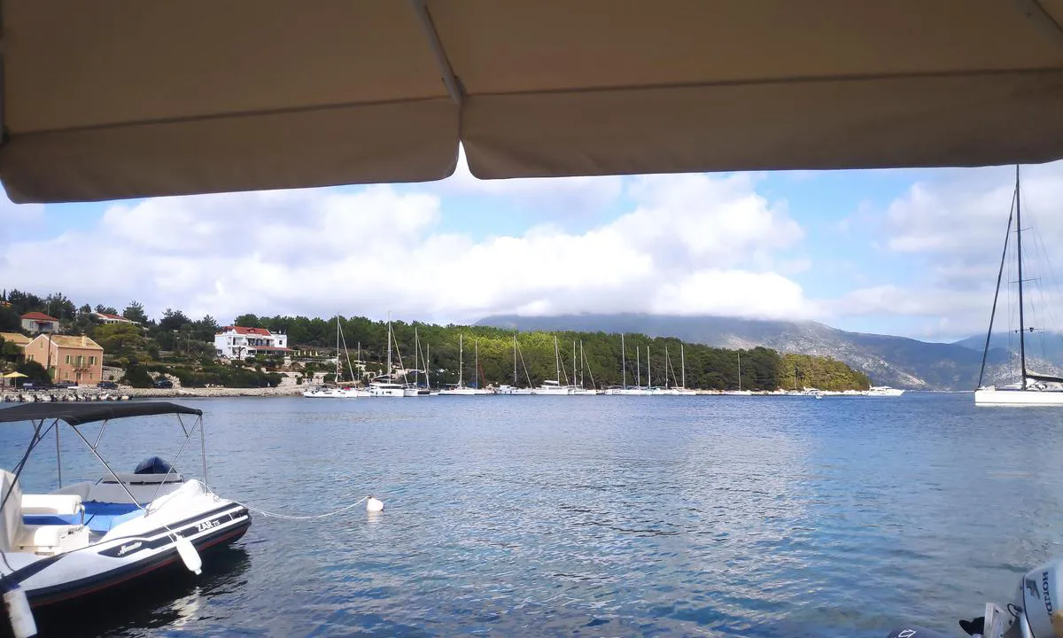 Marina Fiskardo: {"base": "en", "no": "Dette er et bilde av den nordlige bredden av havnen. Som du kan se, ligger alle b\u00e5tene her p\u00e5 lange liner, og det er ganske mange av dem. N\u00e5r du setter ut ankeret, vil du sette det i 10 meter med vann, s\u00e5 du m\u00e5 slippe ut cirka 50 meter med kjetting. Det er ogs\u00e5 vanskelig \u00e5 finne muligheter for \u00e5 knyte seg til kysten, s\u00e5 du vil bruke steiner, biter av rustent metall og av og til til og med tr\u00e6r.", "se": "Detta \u00e4r en bild av hamnens norra strand. Som du kan se ligger alla b\u00e5tar h\u00e4r p\u00e5 l\u00e5nga linor och det finns ganska m\u00e5nga av dem. N\u00e4r du l\u00e4gger ner ditt ankare kommer du att l\u00e4gga det i 10 meter vatten, s\u00e5 du beh\u00f6ver sl\u00e4ppa ut ungef\u00e4r 50 meter kedja. Det \u00e4r ocks\u00e5 sv\u00e5rt att f\u00e5 m\u00f6jligheter att f\u00f6rt\u00f6ja vid kusten, s\u00e5 du kommer att anv\u00e4nda stenar, bitar av rostigt metall och ibland \u00e4ven tr\u00e4d.", "en": "This is a picture of the northern shore of the harbor. As you can see all the boats here are on long lines and there are quite a number of them. When you're putting your anchor in, you'll be putting it into 10 meters of water, so you need to let out about 50 meters of chain. It is also difficult to get opportunities to tie on to the coast, so you will be using rocks, bits of rusty metal, and occasionally even trees.", "da": "Dette er et billede af den nordlige kyst af havnen. Som du kan se, er alle b\u00e5dene her p\u00e5 lange liner, og der er en hel del af dem. N\u00e5r du l\u00e6gger dit anker ud, skal du l\u00e6gge det i 10 meter vand, s\u00e5 du skal bruge omkring 50 meter k\u00e6de. Det er ogs\u00e5 sv\u00e6rt at finde muligheder for at fort\u00f8je til kysten, s\u00e5 du vil bruge klipper, stykker af rustent metal og lejlighedsvis endda tr\u00e6er.", "fr": "Voici une photo de la c\u00f4te nord du port. Comme vous pouvez le voir, tous les bateaux sont amarr\u00e9s sur de longues lignes et il y en a pas mal. Lorsque vous jetez votre ancre, vous la mettrez dans 10 m\u00e8tres d'eau, donc vous devrez d\u00e9rouler environ 50 m\u00e8tres de cha\u00eene. Il est \u00e9galement difficile de trouver des occasions de s'amarrer \u00e0 la c\u00f4te, vous utiliserez donc des rochers, des morceaux de m\u00e9tal rouill\u00e9 et, occasionnellement, m\u00eame des arbres.", "de": "Dies ist ein Bild vom Nordufer des Hafens. Wie Sie sehen k\u00f6nnen, sind hier alle Boote an langen Leinen festgemacht und es gibt eine betr\u00e4chtliche Anzahl von ihnen. Wenn Sie Ihren Anker setzen, werden Sie ihn in 10 Meter tiefes Wasser setzen, daher m\u00fcssen Sie etwa 50 Meter Kette auslegen. Es ist auch schwierig, M\u00f6glichkeiten zum Festmachen an der K\u00fcste zu finden, daher werden Sie Felsen, rostige Metallst\u00fccke und gelegentlich sogar B\u00e4ume nutzen.", "es": "Esta es una foto de la costa norte del puerto. Como puedes ver, todos los barcos aqu\u00ed est\u00e1n con l\u00edneas largas y hay un buen n\u00famero de ellos. Cuando est\u00e9s echando el ancla, la estar\u00e1s poniendo en 10 metros de agua, por lo que necesitar\u00e1s soltar unos 50 metros de cadena. Tambi\u00e9n es dif\u00edcil encontrar oportunidades para amarrarse a la costa, por lo que tendr\u00e1s que usar rocas, trozos de metal oxidado y, ocasionalmente, incluso \u00e1rboles.", "it": "Questa \u00e8 una foto della riva settentrionale del porto. Come puoi vedere, tutte le barche qui sono ormeggiate con lunghe cime e ce ne sono parecchie. Quando getti l'ancora, la metterai in 10 metri di acqua, quindi devi lasciare andare circa 50 metri di catena. \u00c8 anche difficile trovare opportunit\u00e0 per legarsi alla costa, quindi utilizzerai rocce, pezzi di metallo arrugginito e occasionalmente anche alberi.", "pt": "Esta \u00e9 uma imagem da costa norte do porto. Como voc\u00ea pode ver, todos os barcos aqui est\u00e3o em linhas longas e h\u00e1 um bom n\u00famero deles. Quando voc\u00ea estiver ancorando, estar\u00e1 colocando sua \u00e2ncora em 10 metros de \u00e1gua, ent\u00e3o voc\u00ea precisar\u00e1 deixar sair cerca de 50 metros de corrente. Tamb\u00e9m \u00e9 dif\u00edcil encontrar oportunidades para amarrar na costa, ent\u00e3o voc\u00ea usar\u00e1 rochas, peda\u00e7os de metal enferrujado e ocasionalmente at\u00e9 \u00e1rvores.", "nl": "<p>Dit is een foto van de noordelijke oever van de haven. Zoals je kunt zien liggen alle boten hier aan lange lijnen en er zijn er behoorlijk wat. Wanneer je je anker uitgooit, zul je dat doen in 10 meter diep water, dus je moet ongeveer 50 meter ketting uitlaten. Het is ook moeilijk om mogelijkheden te vinden om aan de kust vast te maken, dus je zult gebruik maken van rotsen, stukken roestig metaal, en soms zelfs bomen.</p>", "pl": "To jest zdj\u0119cie p\u00f3\u0142nocnego brzegu portu. Jak wida\u0107, wszystkie \u0142odzie tutaj s\u0105 na d\u0142ugich linach i jest ich ca\u0142kiem sporo. Gdy b\u0119dziesz rzuca\u0107 kotwic\u0119, zanurzy si\u0119 ona na g\u0142\u0119boko\u015b\u0107 10 metr\u00f3w, dlatego musisz wypu\u015bci\u0107 oko\u0142o 50 metr\u00f3w \u0142a\u0144cucha. Jest r\u00f3wnie\u017c trudno znale\u017a\u0107 miejsca do przywi\u0105zania do brzegu, wi\u0119c b\u0119dziesz u\u017cywa\u0107 ska\u0142, kawa\u0142k\u00f3w zardzewia\u0142ego metalu, a czasem nawet drzew.", "uk": "\u0426\u0435 \u0444\u043e\u0442\u043e\u0433\u0440\u0430\u0444\u0456\u044f \u043f\u0456\u0432\u043d\u0456\u0447\u043d\u043e\u0433\u043e \u0431\u0435\u0440\u0435\u0433\u0430 \u0433\u0430\u0432\u0430\u043d\u0456. \u042f\u043a \u0432\u0438 \u043c\u043e\u0436\u0435\u0442\u0435 \u0431\u0430\u0447\u0438\u0442\u0438, \u0442\u0443\u0442 \u0432\u0441\u0456 \u0447\u043e\u0432\u043d\u0438 \u043d\u0430 \u0434\u043e\u0432\u0433\u0438\u0445 \u043a\u0430\u043d\u0430\u0442\u0430\u0445, \u0456 \u0457\u0445 \u0442\u0443\u0442 \u0434\u043e\u0441\u0438\u0442\u044c \u0431\u0430\u0433\u0430\u0442\u043e. \u041a\u043e\u043b\u0438 \u0432\u0438 \u0431\u0443\u0434\u0435\u0442\u0435 \u043a\u0438\u0434\u0430\u0442\u0438 \u044f\u043a\u0456\u0440, \u0432\u0438 \u043e\u043f\u0443\u0441\u0442\u0438\u0442\u0435 \u0439\u043e\u0433\u043e \u043d\u0430 \u0433\u043b\u0438\u0431\u0438\u043d\u0443 10 \u043c\u0435\u0442\u0440\u0456\u0432, \u0442\u043e\u043c\u0443 \u0432\u0430\u043c \u043f\u043e\u0442\u0440\u0456\u0431\u043d\u043e \u0431\u0443\u0434\u0435 \u0432\u0438\u043f\u0443\u0441\u0442\u0438\u0442\u0438 \u043f\u0440\u0438\u0431\u043b\u0438\u0437\u043d\u043e 50 \u043c\u0435\u0442\u0440\u0456\u0432 \u043b\u0430\u043d\u0446\u044e\u0433\u0430. \u0422\u0430\u043a\u043e\u0436 \u0432\u0430\u0436\u043a\u043e \u0437\u043d\u0430\u0439\u0442\u0438 \u043c\u043e\u0436\u043b\u0438\u0432\u043e\u0441\u0442\u0456 \u0434\u043b\u044f \u043f\u0440\u0438\u0448\u0432\u0430\u0440\u0442\u0443\u0432\u0430\u043d\u043d\u044f \u0434\u043e \u0443\u0437\u0431\u0435\u0440\u0435\u0436\u0436\u044f, \u0442\u043e\u043c\u0443 \u0432\u0438 \u0431\u0443\u0434\u0435\u0442\u0435 \u0432\u0438\u043a\u043e\u0440\u0438\u0441\u0442\u043e\u0432\u0443\u0432\u0430\u0442\u0438 \u043a\u0430\u043c\u0456\u043d\u043d\u044f, \u0448\u043c\u0430\u0442\u043a\u0438 \u0456\u0440\u0436\u0430\u0432\u043e\u0433\u043e \u043c\u0435\u0442\u0430\u043b\u0443 \u0456 \u043d\u0430\u0432\u0456\u0442\u044c \u0456\u043d\u043e\u0434\u0456 \u0434\u0435\u0440\u0435\u0432\u0430.", "ro": "Aceasta este o imagine a \u021b\u0103rmului nordic al portului. Dup\u0103 cum pute\u021bi vedea, toate b\u0103rcile de aici sunt pe linii lungi \u0219i sunt destul de multe. C\u00e2nd pune\u021bi ancorul, ve\u021bi face acest lucru \u00een 10 metri de ap\u0103, a\u0219a c\u0103 trebuie s\u0103 l\u0103sa\u021bi aproximativ 50 de metri de lan\u021b. De asemenea, este dificil s\u0103 g\u0103si\u021bi oportunit\u0103\u021bi de a v\u0103 lega de coast\u0103, a\u0219a c\u0103 ve\u021bi folosi roci, buc\u0103\u021bi de metal ruginit \u0219i ocazional chiar \u0219i copaci.", "tr": "Bu, liman\u0131n kuzey k\u0131y\u0131s\u0131n\u0131n bir resmidir. G\u00f6r\u00fcld\u00fc\u011f\u00fc gibi buradaki t\u00fcm tekneler uzun hatlar \u00fczerindedir ve olduk\u00e7a fazla say\u0131da vard\u0131r. \u00c7apan\u0131z\u0131 atarken, onu 10 metre derinli\u011findeki sulara b\u0131rakacaks\u0131n\u0131z, bu y\u00fczden yakla\u015f\u0131k 50 metre zincir salman\u0131z gerekecek. K\u0131y\u0131ya ba\u011flanma f\u0131rsatlar\u0131n\u0131 yakalamak da zor oldu\u011fundan, kayalar\u0131, pasl\u0131 metal par\u00e7alar\u0131n\u0131 ve bazen de a\u011fa\u00e7lar\u0131 kullanacaks\u0131n\u0131z.", "el": "\u0391\u03c5\u03c4\u03ae \u03b5\u03af\u03bd\u03b1\u03b9 \u03bc\u03b9\u03b1 \u03b5\u03b9\u03ba\u03cc\u03bd\u03b1 \u03c4\u03b7\u03c2 \u03b2\u03cc\u03c1\u03b5\u03b9\u03b1\u03c2 \u03b1\u03ba\u03c4\u03ae\u03c2 \u03c4\u03bf\u03c5 \u03bb\u03b9\u03bc\u03b1\u03bd\u03b9\u03bf\u03cd. \u038c\u03c0\u03c9\u03c2 \u03bc\u03c0\u03bf\u03c1\u03b5\u03af\u03c4\u03b5 \u03bd\u03b1 \u03b4\u03b5\u03af\u03c4\u03b5, \u03cc\u03bb\u03b1 \u03c4\u03b1 \u03c3\u03ba\u03ac\u03c6\u03b7 \u03b5\u03b4\u03ce \u03b5\u03af\u03bd\u03b1\u03b9 \u03c3\u03b5 \u03bc\u03b1\u03ba\u03c1\u03b9\u03ad\u03c2 \u03b3\u03c1\u03b1\u03bc\u03bc\u03ad\u03c2 \u03ba\u03b1\u03b9 \u03b5\u03af\u03bd\u03b1\u03b9 \u03b1\u03c1\u03ba\u03b5\u03c4\u03ac \u03c0\u03bf\u03bb\u03bb\u03ac. \u038c\u03c4\u03b1\u03bd \u03c1\u03af\u03c7\u03bd\u03b5\u03c4\u03b5 \u03c4\u03b7\u03bd \u03ac\u03b3\u03ba\u03c5\u03c1\u03b1 \u03c3\u03b1\u03c2, \u03b8\u03b1 \u03c4\u03b7\u03bd \u03c4\u03bf\u03c0\u03bf\u03b8\u03b5\u03c4\u03b5\u03af\u03c4\u03b5 \u03c3\u03b5 \u03bd\u03b5\u03c1\u03cc \u03b2\u03ac\u03b8\u03bf\u03c5\u03c2 10 \u03bc\u03ad\u03c4\u03c1\u03c9\u03bd, \u03bf\u03c0\u03cc\u03c4\u03b5 \u03c7\u03c1\u03b5\u03b9\u03ac\u03b6\u03b5\u03c4\u03b1\u03b9 \u03bd\u03b1 \u03b1\u03c6\u03ae\u03c3\u03b5\u03c4\u03b5 \u03c0\u03b5\u03c1\u03af\u03c0\u03bf\u03c5 50 \u03bc\u03ad\u03c4\u03c1\u03b1 \u03b1\u03bb\u03c5\u03c3\u03af\u03b4\u03b1\u03c2. \u0395\u03af\u03bd\u03b1\u03b9 \u03b5\u03c0\u03af\u03c3\u03b7\u03c2 \u03b4\u03cd\u03c3\u03ba\u03bf\u03bb\u03bf \u03bd\u03b1 \u03b2\u03c1\u03b5\u03af\u03c4\u03b5 \u03b5\u03c5\u03ba\u03b1\u03b9\u03c1\u03af\u03b5\u03c2 \u03b3\u03b9\u03b1 \u03bd\u03b1 \u03b4\u03ad\u03c3\u03b5\u03c4\u03b5 \u03c3\u03c4\u03b7\u03bd \u03b1\u03ba\u03c4\u03ae, \u03bf\u03c0\u03cc\u03c4\u03b5 \u03b8\u03b1 \u03c7\u03c1\u03b7\u03c3\u03b9\u03bc\u03bf\u03c0\u03bf\u03b9\u03b5\u03af\u03c4\u03b5 \u03b2\u03c1\u03ac\u03c7\u03bf\u03c5\u03c2, \u03ba\u03bf\u03bc\u03bc\u03ac\u03c4\u03b9\u03b1 \u03c3\u03ba\u03bf\u03c5\u03c1\u03b9\u03b1\u03c3\u03bc\u03ad\u03bd\u03bf\u03c5 \u03bc\u03b5\u03c4\u03ac\u03bb\u03bb\u03bf\u03c5, \u03ba\u03b1\u03b9 \u03c0\u03b5\u03c1\u03b9\u03c3\u03c4\u03b1\u03c3\u03b9\u03b1\u03ba\u03ac \u03b1\u03ba\u03cc\u03bc\u03b1 \u03ba\u03b1\u03b9 \u03b4\u03ad\u03bd\u03c4\u03c1\u03b1.", "cs": "Toto je obr\u00e1zek severn\u00edho pob\u0159e\u017e\u00ed p\u0159\u00edstavu. Jak m\u016f\u017eete vid\u011bt, v\u0161echny lod\u011b zde maj\u00ed dlouh\u00e9 \u00favazky a je jich pom\u011brn\u011b hodn\u011b. P\u0159i umis\u0165ov\u00e1n\u00ed kotvy ji budete spou\u0161t\u011bt do hloubky 10 metr\u016f, tak\u017ee bude pot\u0159eba vypustit asi 50 metr\u016f \u0159et\u011bzu. Tak\u00e9 je obt\u00ed\u017en\u00e9 naj\u00edt mo\u017enosti pro uv\u00e1z\u00e1n\u00ed ke b\u0159ehu, tak\u017ee budete pou\u017e\u00edvat kameny, kousky zreziv\u011bl\u00e9ho kovu a p\u0159\u00edle\u017eitostn\u011b i stromy.", "hu": "Ez a kik\u00f6t\u0151 \u00e9szaki partj\u00e1nak k\u00e9pe. Amint l\u00e1tja, itt minden haj\u00f3 hossz\u00fa k\u00f6teleken van r\u00f6gz\u00edtve, \u00e9s el\u00e9g sok van bel\u0151l\u00fck. Amikor bedobj\u00e1k a horgonyt, 10 m\u00e9ter m\u00e9ly v\u00edzbe ker\u00fcl, \u00edgy k\u00f6r\u00fclbel\u00fcl 50 m\u00e9ter l\u00e1ncot kell kiengedni\u00fck. Neh\u00e9z lehet\u0151s\u00e9get tal\u00e1lni arra, hogy a parton kik\u00f6ss\u00f6n, ez\u00e9rt ink\u00e1bb szikl\u00e1kra, rozsd\u00e1s f\u00e9m darabokra, \u00e9s id\u0151nk\u00e9nt m\u00e9g f\u00e1kra is kell majd r\u00f6gz\u00edtenie a k\u00f6teleit.", "fi": "T\u00e4ss\u00e4 on kuva sataman pohjoisrannasta. Kuten n\u00e4et, kaikki veneet ovat pitkill\u00e4 linjoilla ja niit\u00e4 on melkoinen m\u00e4\u00e4r\u00e4. Kun asetat ankkurisi, laitat sen 10 metrin syvyyteen, joten sinun t\u00e4ytyy p\u00e4\u00e4st\u00e4\u00e4 noin 50 metri\u00e4 kettinki\u00e4. Rannikolle kiinnittymismahdollisuuksia on my\u00f6s vaikea saada, joten k\u00e4yt\u00e4t kallioita, ruosteisia metallinpaloja ja toisinaan jopa puita.", "bg": "\u0422\u043e\u0432\u0430 \u0435 \u0441\u043d\u0438\u043c\u043a\u0430 \u043d\u0430 \u0441\u0435\u0432\u0435\u0440\u043d\u0438\u044f \u0431\u0440\u044f\u0433 \u043d\u0430 \u043f\u0440\u0438\u0441\u0442\u0430\u043d\u0438\u0449\u0435\u0442\u043e. \u041a\u0430\u043a\u0442\u043e \u0432\u0438\u0436\u0434\u0430\u0442\u0435, \u0432\u0441\u0438\u0447\u043a\u0438 \u043b\u043e\u0434\u043a\u0438 \u0442\u0443\u043a \u0441\u0430 \u0432\u044a\u0440\u0437\u0430\u043d\u0438 \u043d\u0430 \u0434\u044a\u043b\u0433\u0438 \u043b\u0438\u043d\u0438\u0438 \u0438 \u0438\u043c\u0430 \u0434\u043e\u0441\u0442\u0430 \u043d\u0430 \u0431\u0440\u043e\u0439. \u041a\u043e\u0433\u0430\u0442\u043e \u043f\u0443\u0441\u043a\u0430\u0442\u0435 \u043a\u043e\u0442\u0432\u0430\u0442\u0430 \u0441\u0438, \u0449\u0435 \u044f \u043f\u0443\u0441\u043a\u0430\u0442\u0435 \u0432 10 \u043c\u0435\u0442\u0440\u0430 \u0432\u043e\u0434\u0430, \u0442\u0430\u043a\u0430 \u0447\u0435 \u0442\u0440\u044f\u0431\u0432\u0430 \u0434\u0430 \u043e\u0441\u0442\u0430\u0432\u0438\u0442\u0435 \u043e\u043a\u043e\u043b\u043e 50 \u043c\u0435\u0442\u0440\u0430 \u0432\u0435\u0440\u0438\u0433\u0430. \u0421\u044a\u0449\u043e \u0442\u0430\u043a\u0430 \u0435 \u0442\u0440\u0443\u0434\u043d\u043e \u0434\u0430 \u0441\u0435 \u043d\u0430\u043c\u0435\u0440\u044f\u0442 \u0432\u044a\u0437\u043c\u043e\u0436\u043d\u043e\u0441\u0442\u0438 \u0437\u0430 \u0432\u0440\u044a\u0437\u0432\u0430\u043d\u0435 \u0437\u0430 \u0431\u0440\u0435\u0433\u0430, \u0442\u0430\u043a\u0430 \u0447\u0435 \u0449\u0435 \u0438\u0437\u043f\u043e\u043b\u0437\u0432\u0430\u0442\u0435 \u0441\u043a\u0430\u043b\u0438, \u043f\u0430\u0440\u0447\u0435\u0442\u0430 \u0440\u044a\u0436\u0434\u044f\u0441\u0430\u043b \u043c\u0435\u0442\u0430\u043b \u0438 \u043e\u0442 \u0432\u0440\u0435\u043c\u0435 \u043d\u0430 \u0432\u0440\u0435\u043c\u0435 \u0434\u043e\u0440\u0438 \u0434\u044a\u0440\u0432\u0435\u0442\u0430.", "sr": "Ovo je slika severne obale luke. Kao \u0161to mo\u017eete videti, svi brodovi ovde su na dugim linijama i ima ih prili\u010dan broj. Kada spu\u0161tate sidro, spu\u0161ta\u0107ete ga u vodu duboku 10 metara, pa \u0107ete morati da pustite oko 50 metara lanca. Tako\u0111e je te\u0161ko prona\u0107i prilike da se ve\u017eete za obalu, pa \u0107ete koristiti stene, komade zar\u0111alog metala, a ponekad \u010dak i drve\u0107e.", "et": "<p>See on pilt sadama p\u00f5hjapoolsest kaldast. Nagu n\u00e4ete, on k\u00f5ik paadid siin kinnitatud pikkade liinide k\u00fclge ja neid on \u00fcsna palju. Kui panete ankru maha, panete selle 10 meetri s\u00fcgavusse vette, seega peate v\u00e4lja laskma umbes 50 meetrit ketti. Samuti on keeruline leida v\u00f5imalusi rannikule kinnitamiseks, seega kasutate kive, roostesid metallit\u00fckke ja aeg-ajalt isegi puid.</p>", "lv": "\u0160is ir ostas zieme\u013cu krasta att\u0113ls. K\u0101 redzat, visas laivas \u0161eit ir uz gar\u0101m virv\u0113m un to ir diezgan daudz. Kad j\u016bs noliksiet savu enkuru, tas atrad\u012bsies 10 metru dzi\u013cum\u0101, t\u0101p\u0113c jums b\u016bs nepiecie\u0161ams izlaist apm\u0113ram 50 metru \u0137\u0113des. Ir ar\u012b gr\u016bti atrast iesp\u0113jas piestiprin\u0101ties pie krasta, t\u0101p\u0113c j\u016bs izmantosiet akme\u0146us, r\u016bsa met\u0101la gabalus un reiz\u0113m pat kokus.", "lt": "Tai \u0161iaurin\u0117s uosto pakrant\u0117s nuotrauka. Kaip matote, visi laivai \u010dia yra ilgomis linijomis ir j\u0173 yra gana daug. Kai j\u016bs dedate savo inkar\u0105, j\u016bs j\u012f d\u0117site \u012f 10 metr\u0173 gylio vanden\u012f, tod\u0117l jums reik\u0117s i\u0161leisti apie 50 metr\u0173 grandin\u0117s. Taip pat sunku rasti galimybes prisiri\u0161ti prie kranto, tod\u0117l naudosite uolas, r\u016bdytus metalo gabalus ir kartais net med\u017eius."}