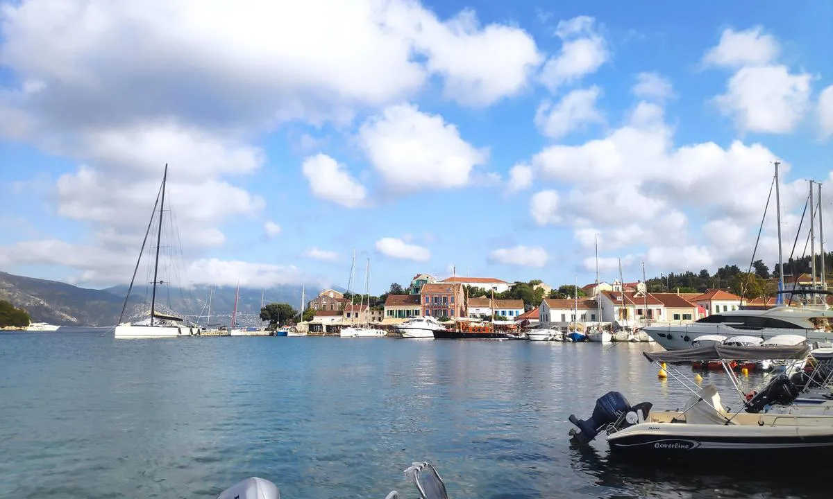 Marina Fiskardo: {"base": "en", "no": "Dette er et bilde av havnekaimuren p\u00e5 \u00f8stsiden. Mange av seilb\u00e5tene som er fort\u00f8yd her er private leieb\u00e5ter, s\u00e5 det er sv\u00e6rt lite plass her tilgjengelig for den tilfeldige seilb\u00e5tbes\u00f8kende.", "se": "Detta \u00e4r en bild av hamnens kajmur p\u00e5 \u00f6stra sidan. M\u00e5nga av de yachter som ligger f\u00f6rt\u00f6jda h\u00e4r \u00e4r privatuthyrda, s\u00e5 det finns v\u00e4ldigt lite plats h\u00e4r f\u00f6r den tillf\u00e4llige segelb\u00e5tsbes\u00f6karen.", "en": "This is a picture of the harbour quay wall on the east side. A lot of the yachts tied up here are private hire, so there's very little space here available for the casual yacht visitor.", "da": "Dette er et billede af havnekajen p\u00e5 \u00f8stsiden. Mange af de yachter, der er fort\u00f8jet her, er private leje, s\u00e5 der er meget lidt plads her tilg\u00e6ngelig for den tilf\u00e6ldige yachtbes\u00f8gende.", "fr": "Voici une image du quai du port sur le c\u00f4t\u00e9 est. Beaucoup des yachts amarr\u00e9s ici sont des locations priv\u00e9es, donc il y a tr\u00e8s peu d'espace disponible pour les visiteurs occasionnels en yacht.", "de": "Dies ist ein Bild der Hafenmauer auf der Ostseite. Viele der hier festgemachten Yachten sind private Charter, daher gibt es hier nur sehr wenig Platz f\u00fcr den gelegentlichen Yachtbesucher.", "es": "Esta es una imagen del muro del muelle del puerto en el lado este. Muchos de los yates amarrados aqu\u00ed son de alquiler privado, por lo que hay muy poco espacio disponible para el visitante casual de yates.", "it": "Questa \u00e8 una foto della banchina del porto sul lato est. Molti degli yacht ormeggiati qui sono a noleggio privato, quindi c'\u00e8 molto poco spazio disponibile per i visitatori occasionali con yacht.", "pt": "Esta \u00e9 uma foto do cais do porto no lado leste. Muitos dos iates amarrados aqui s\u00e3o de aluguel privado, ent\u00e3o h\u00e1 muito pouco espa\u00e7o dispon\u00edvel aqui para o visitante casual de iate.", "nl": "Dit is een foto van de havenkade aan de oostzijde. Veel van de jachten die hier aangemeerd zijn, zijn priv\u00e9huur, dus er is hier zeer weinig ruimte beschikbaar voor de toevallige jachtbezoeker.", "pl": "To jest zdj\u0119cie nabrze\u017ca portowego po wschodniej stronie. Wiele z jacht\u00f3w zacumowanych tutaj jest wynajmowanych prywatnie, wi\u0119c dla przypadkowego odwiedzaj\u0105cego jachtem jest tutaj bardzo ma\u0142o miejsca dost\u0119pnego.", "uk": "\u0426\u0435 \u0444\u043e\u0442\u043e \u0441\u0442\u0456\u043d\u0438 \u043f\u0440\u0438\u0447\u0430\u043b\u044c\u043d\u043e\u0457 \u0441\u043c\u0443\u0433\u0438 \u043d\u0430 \u0441\u0445\u0456\u0434\u043d\u0456\u0439 \u0441\u0442\u043e\u0440\u043e\u043d\u0456 \u0433\u0430\u0432\u0430\u043d\u0456. \u0411\u0430\u0433\u0430\u0442\u043e \u044f\u0445\u0442, \u0449\u043e \u0442\u0443\u0442 \u043f\u0440\u0438\u0448\u0432\u0430\u0440\u0442\u043e\u0432\u0430\u043d\u0456, \u043f\u0435\u0440\u0435\u0431\u0443\u0432\u0430\u044e\u0442\u044c \u0443 \u043f\u0440\u0438\u0432\u0430\u0442\u043d\u0456\u0439 \u043e\u0440\u0435\u043d\u0434\u0456, \u0442\u043e\u043c\u0443 \u0442\u0443\u0442 \u0434\u0443\u0436\u0435 \u043c\u0430\u043b\u043e \u043c\u0456\u0441\u0446\u044f \u0434\u043b\u044f \u043d\u0435\u0444\u043e\u0440\u043c\u0430\u043b\u044c\u043d\u0438\u0445 \u0432\u0456\u0434\u0432\u0456\u0434\u0443\u0432\u0430\u0447\u0456\u0432 \u044f\u0445\u0442.", "ro": "Aceasta este o imagine a zidului cheiului portului de pe partea de est. O mul\u021bime dintre iahturile acostate aici sunt \u00eenchiriate privat, a\u0219a c\u0103 exist\u0103 foarte pu\u021bin spa\u021biu disponibil aici pentru vizitatorii ocazionali de iahturi.", "tr": "Bu, do\u011fu taraf\u0131ndaki liman r\u0131ht\u0131m duvar\u0131n\u0131n bir resmidir. Burada ba\u011flanm\u0131\u015f olan yatlar\u0131n \u00e7o\u011fu \u00f6zel kiral\u0131kt\u0131r, bu y\u00fczden ge\u00e7ici yat ziyaret\u00e7ileri i\u00e7in burada \u00e7ok az alan mevcuttur.", "el": "\u0391\u03c5\u03c4\u03ae \u03b5\u03af\u03bd\u03b1\u03b9 \u03bc\u03b9\u03b1 \u03b5\u03b9\u03ba\u03cc\u03bd\u03b1 \u03c4\u03bf\u03c5 \u03c4\u03bf\u03af\u03c7\u03bf\u03c5 \u03c4\u03b7\u03c2 \u03b1\u03c0\u03bf\u03b2\u03ac\u03b8\u03c1\u03b1\u03c2 \u03c4\u03bf\u03c5 \u03bb\u03b9\u03bc\u03b1\u03bd\u03b9\u03bf\u03cd \u03c3\u03c4\u03b7\u03bd \u03b1\u03bd\u03b1\u03c4\u03bf\u03bb\u03b9\u03ba\u03ae \u03c0\u03bb\u03b5\u03c5\u03c1\u03ac. \u03a0\u03bf\u03bb\u03bb\u03ac \u03b1\u03c0\u03cc \u03c4\u03b1 \u03b3\u03b9\u03bf\u03c4 \u03c0\u03bf\u03c5 \u03b5\u03af\u03bd\u03b1\u03b9 \u03b4\u03b5\u03bc\u03ad\u03bd\u03b1 \u03b5\u03b4\u03ce \u03b5\u03af\u03bd\u03b1\u03b9 \u03b9\u03b4\u03b9\u03c9\u03c4\u03b9\u03ba\u03ae\u03c2 \u03c7\u03c1\u03ae\u03c3\u03b7\u03c2, \u03bf\u03c0\u03cc\u03c4\u03b5 \u03c5\u03c0\u03ac\u03c1\u03c7\u03b5\u03b9 \u03c0\u03bf\u03bb\u03cd \u03bb\u03af\u03b3\u03bf\u03c2 \u03c7\u03ce\u03c1\u03bf\u03c2 \u03b4\u03b9\u03b1\u03b8\u03ad\u03c3\u03b9\u03bc\u03bf\u03c2 \u03b3\u03b9\u03b1 \u03c4\u03bf\u03c5\u03c2 \u03c0\u03b5\u03c1\u03b9\u03c3\u03c4\u03b1\u03c3\u03b9\u03b1\u03ba\u03bf\u03cd\u03c2 \u03b5\u03c0\u03b9\u03c3\u03ba\u03ad\u03c0\u03c4\u03b5\u03c2 \u03bc\u03b5 \u03b3\u03b9\u03bf\u03c4.", "cs": "Toto je obr\u00e1zek p\u0159\u00edstavn\u00ed hr\u00e1ze na v\u00fdchodn\u00ed stran\u011b. Mnoho z jachet, kter\u00e9 zde kotv\u00ed, je pronajato soukrom\u011b, tak\u017ee zde je velmi m\u00e1lo prostoru pro p\u0159\u00edle\u017eitostn\u00e9 n\u00e1v\u0161t\u011bvn\u00edky jachet.", "hu": "Ez egy k\u00e9p a kik\u00f6t\u0151 keleti oldal\u00e1n l\u00e9v\u0151 rakpart fal\u00e1r\u00f3l. Itt sok haj\u00f3 mag\u00e1nb\u00e9rletben van kik\u00f6tve, \u00edgy nagyon kev\u00e9s hely \u00e1ll rendelkez\u00e9sre alkalmi vitorl\u00e1s l\u00e1togat\u00f3knak.", "fi": "T\u00e4ss\u00e4 on kuva sataman laiturisein\u00e4st\u00e4 it\u00e4puolella. Useimmat t\u00e4\u00e4ll\u00e4 kiinnittyneet jahdit ovat yksityisvuokralla, joten tilaa satunnaiselle jahdivierailijalle on hyvin v\u00e4h\u00e4n.", "bg": "\u0422\u043e\u0432\u0430 \u0435 \u0441\u043d\u0438\u043c\u043a\u0430 \u043d\u0430 \u043a\u0435\u044f\u0442\u0430 \u043d\u0430 \u043f\u0440\u0438\u0441\u0442\u0430\u043d\u0438\u0449\u0435\u0442\u043e \u043e\u0442 \u0438\u0437\u0442\u043e\u0447\u043d\u0430\u0442\u0430 \u0441\u0442\u0440\u0430\u043d\u0430. \u041c\u043d\u043e\u0433\u043e \u043e\u0442 \u044f\u0445\u0442\u0438\u0442\u0435, \u0437\u0430\u043a\u043e\u0442\u0432\u0435\u043d\u0438 \u0442\u0443\u043a, \u0441\u0430 \u0447\u0430\u0441\u0442\u043d\u0438 \u043d\u0430\u0435\u043c\u0438, \u0442\u0430\u043a\u0430 \u0447\u0435 \u0438\u043c\u0430 \u043c\u043d\u043e\u0433\u043e \u043c\u0430\u043b\u043a\u043e \u043c\u044f\u0441\u0442\u043e \u0437\u0430 \u0441\u043b\u0443\u0447\u0430\u0439\u043d\u0438 \u043f\u043e\u0441\u0435\u0442\u0438\u0442\u0435\u043b\u0438 \u0441 \u044f\u0445\u0442\u0438.", "sr": "Ovo je slika luke na zidu pristani\u0161ta na isto\u010dnoj strani. Mnogo jahti koje su ovde vezane su privatno iznajmljene, tako da je ovde vrlo malo prostora dostupno za povremene posetioce jahti.", "et": "See on pilt sadama kailainest idak\u00fcljel. Paljud siin sildunud jahid on erarendil, seega on siin v\u00e4he ruumi juhuslikele jahtk\u00fclastajatele.", "lv": "\u0160is ir att\u0113ls ar ostas piest\u0101tnes sienu austrumu pus\u0113. Daudzas no jaht\u0101m, kas \u0161eit piesienas, ir priv\u0101tm\u0101jas \u012bre, t\u0101p\u0113c nejau\u0161iem jahtu apmekl\u0113t\u0101jiem ir \u013coti maz vietas.", "lt": "Tai rytin\u0117s uosto krantin\u0117s sienos nuotrauka. Daugelis \u010dia pri\u0161vartuot\u0173 jacht\u0173 yra priva\u010dios nuomos, tod\u0117l casual jacht\u0173 turistams \u010dia labai ma\u017eai vietos."}