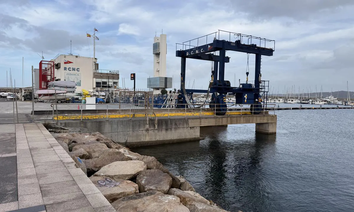 Marina La Coruna: {"base": "en", "no": "Reisel\u00f8ft", "se": "Travellift.", "en": "Travellift.", "da": "Travellift.", "fr": "Grue de chantier naval.", "de": "Travellift.", "es": "Gr\u00faa de varadero", "it": "Travel lift.", "pt": "Travelift.", "nl": "Travellift.", "pl": "D\u017awig portowy.", "uk": "\u0422\u0440\u0430\u0432\u0435\u043b\u043b\u0456\u0444\u0442.", "ro": "Macara mobil\u0103.", "tr": "Travellift", "el": "\u03a4\u03c1\u03b1\u03b2\u03ad\u03bb-\u03bb\u03b9\u03c6\u03c4.", "cs": "Cestovn\u00ed zdvi\u017e.", "hu": "Utaz\u00f3daru.", "fi": "Travellift.", "bg": "\u0422\u0440\u0430\u0432\u0435\u043b\u043b\u0438\u0444\u0442.", "sr": "Dizalica za brodove.", "et": "Travellift.", "lv": "Ce\u013camkr\u0101ns", "lt": "Keliamoji platforma."}