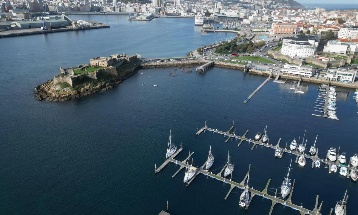 Marina La Coruna: Del av havna sett inn mot byen.