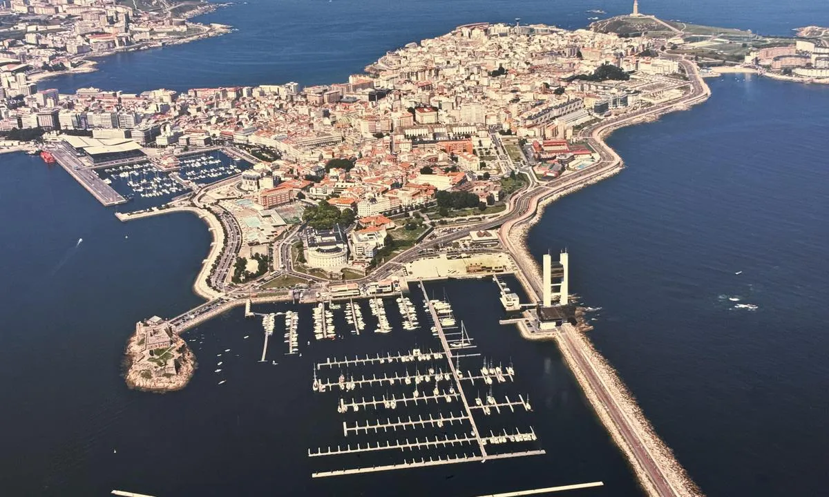 {"base": "no", "no": "Havna og byen.  dette fotoet heng i Marina kontoret, og gir  god oversikt.", "se": "Hamnen och staden. Det h\u00e4r fotot h\u00e4nger i marinans kontor och ger en bra \u00f6versikt.", "en": "The harbour and the town. This photo hangs in the Marina office and provides a good overview.", "da": "Havnen og byen. Dette foto h\u00e6nger p\u00e5 marina kontoret, og giver et godt overblik.", "fr": "Le port et la ville. Cette photo est accroch\u00e9e dans le bureau de la marina et donne un bon aper\u00e7u.", "de": "Der Hafen und die Stadt. <br> Dieses Foto h\u00e4ngt im Marinam B\u00fcro und bietet einen guten \u00dcberblick.", "es": "El puerto y la ciudad. Esta foto cuelga en la oficina de la Marina y proporciona una buena visi\u00f3n general.", "it": "Il porto e la citt\u00e0. Questa foto \u00e8 appesa nell'ufficio della Marina e fornisce una buona panoramica.", "pt": "O porto e a cidade. Esta foto est\u00e1 pendurada no escrit\u00f3rio da Marina e fornece uma boa vis\u00e3o geral.", "nl": "De haven en de stad. Deze foto hangt in het Marina-kantoor en geeft een goed overzicht.", "pl": "Port i miasto. To zdj\u0119cie wisi w biurze mariny i daje dobry przegl\u0105d.", "uk": "\u0413\u0430\u0432\u0430\u043d\u044c \u0456 \u043c\u0456\u0441\u0442\u043e. \u0426\u0435 \u0444\u043e\u0442\u043e \u0432\u0438\u0441\u0438\u0442\u044c \u0432 \u043e\u0444\u0456\u0441\u0456 \u041c\u0430\u0440\u0438\u043d\u0438 \u0456 \u043d\u0430\u0434\u0430\u0454 \u0433\u0430\u0440\u043d\u0438\u0439 \u043e\u0433\u043b\u044f\u0434.", "ro": "Portul \u0219i ora\u0219ul. Aceast\u0103 fotografie este expus\u0103 \u00een biroul Marinei \u0219i ofer\u0103 o imagine de ansamblu bun\u0103.", "tr": "Liman ve \u015fehir. Bu foto\u011fraf Marina ofisinde as\u0131l\u0131d\u0131r ve iyi bir genel bak\u0131\u015f sunar.", "el": "\u03a4\u03bf \u03bb\u03b9\u03bc\u03ac\u03bd\u03b9 \u03ba\u03b1\u03b9 \u03b7 \u03c0\u03cc\u03bb\u03b7. \u0391\u03c5\u03c4\u03ae \u03b7 \u03c6\u03c9\u03c4\u03bf\u03b3\u03c1\u03b1\u03c6\u03af\u03b1 \u03ba\u03c1\u03ad\u03bc\u03b5\u03c4\u03b1\u03b9 \u03c3\u03c4\u03bf \u03b3\u03c1\u03b1\u03c6\u03b5\u03af\u03bf \u03c4\u03b7\u03c2 \u039c\u03b1\u03c1\u03af\u03bd\u03b1\u03c2 \u03ba\u03b1\u03b9 \u03c0\u03c1\u03bf\u03c3\u03c6\u03ad\u03c1\u03b5\u03b9 \u03ba\u03b1\u03bb\u03ae \u03b5\u03c0\u03b9\u03c3\u03ba\u03cc\u03c0\u03b7\u03c3\u03b7.", "cs": "P\u0159\u00edstav a m\u011bsto. Tento foto vis\u00ed v kancel\u00e1\u0159i Marin\u011b a poskytuje dobr\u00fd p\u0159ehled.", "hu": "A kik\u00f6t\u0151 \u00e9s a v\u00e1ros. Ez a fot\u00f3 a Marina irod\u00e1j\u00e1ban l\u00f3g, \u00e9s j\u00f3 \u00e1ttekint\u00e9st ny\u00fajt.", "fi": "Satama ja kaupunki. T\u00e4m\u00e4 kuva roikkuu Marinakonttorissa ja antaa hyv\u00e4n yleiskuvan.", "bg": "\u041f\u0440\u0438\u0441\u0442\u0430\u043d\u0438\u0449\u0435\u0442\u043e \u0438 \u0433\u0440\u0430\u0434\u044a\u0442. \u0422\u0430\u0437\u0438 \u0441\u043d\u0438\u043c\u043a\u0430 \u0432\u0438\u0441\u0438 \u0432 \u043e\u0444\u0438\u0441\u0430 \u043d\u0430 \u043c\u0430\u0440\u0438\u043d\u0430\u0442\u0430 \u0438 \u0434\u0430\u0432\u0430 \u0434\u043e\u0431\u044a\u0440 \u043f\u0440\u0435\u0433\u043b\u0435\u0434.", "sr": "\u041b\u0443\u043a\u0430 \u0438 \u0433\u0440\u0430\u0434. \u043e\u0432\u0430 \u0444\u043e\u0442\u043e\u0433\u0440\u0430\u0444\u0438\u0458\u0430 \u0432\u0438\u0441\u0438 \u0443 \u043a\u0430\u043d\u0446\u0435\u043b\u0430\u0440\u0438\u0458\u0438 \u043c\u0430\u0440\u0438\u043d\u0435 \u0438 \u043f\u0440\u0443\u0436\u0430 \u0434\u043e\u0431\u0430\u0440 \u043f\u0440\u0435\u0433\u043b\u0435\u0434.", "et": "Sadam ja linn. See foto ripub sadamakontoris ja annab hea \u00fclevaate.", "lv": "Osta un pils\u0113ta. \u0160\u012b fotogr\u0101fija ir izvietota ostas biroj\u0101 un sniedz labu p\u0101rskatu.", "lt": "Uostas ir miestas. \u0160i nuotrauka kabo Marina biure ir suteikia ger\u0105 ap\u017evalg\u0105."}