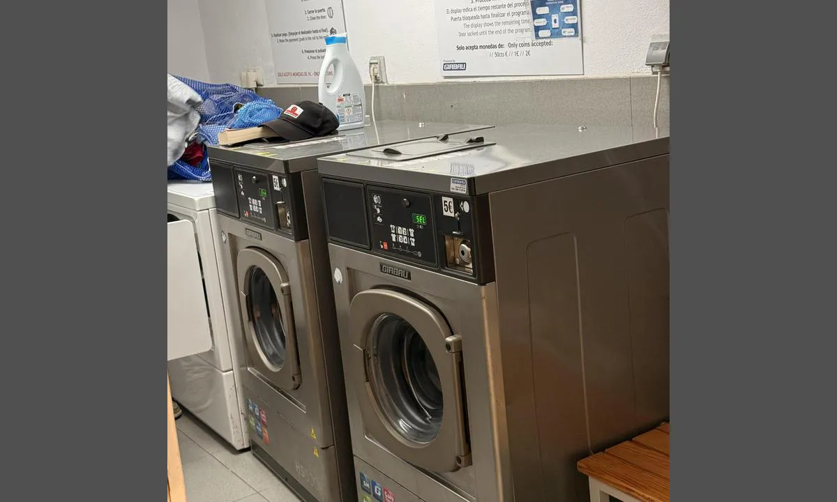 Marina La Coruna: {"base": "no", "no": "Vaskemaskin og t\u00f8rketromler i servicebygget.", "se": "Tv\u00e4ttmaskin och torktumlare i servicebyggnaden.", "en": "Washing machine and dryers in the service building.", "da": "Vaskemaskine og t\u00f8rretumblere i servicebygningen.", "fr": "Machines \u00e0 laver et s\u00e8che-linges dans le b\u00e2timent de service.", "de": "Waschmaschine und W\u00e4schetrockner im Servicegeb\u00e4ude.", "es": "Lavadora y secadoras en el edificio de servicios.", "it": "Lavatrice e asciugatrice nell'edificio di servizio.", "pt": "M\u00e1quina de lavar e secadoras no pr\u00e9dio de servi\u00e7o.", "nl": "Wasmaschine en drogers in het servicegebouw.", "pl": "Pralka i suszarki w budynku us\u0142ugowym.", "uk": "\u041f\u0440\u0430\u043b\u044c\u043d\u0430 \u043c\u0430\u0448\u0438\u043d\u0430 \u0442\u0430 \u0441\u0443\u0448\u0430\u0440\u043a\u0438 \u0443 \u0441\u0435\u0440\u0432\u0456\u0441\u043d\u0456\u0439 \u0431\u0443\u0434\u0456\u0432\u043b\u0456.", "ro": "Ma\u0219in\u0103 de sp\u0103lat \u0219i usc\u0103toare \u00een cl\u0103direa de servicii.", "tr": "Servis binas\u0131nda \u00e7ama\u015f\u0131r makinesi ve kurutma makineleri bulunmaktad\u0131r.", "el": "\u03a0\u03bb\u03c5\u03bd\u03c4\u03ae\u03c1\u03b9\u03bf \u03ba\u03b1\u03b9 \u03c3\u03c4\u03b5\u03b3\u03bd\u03c9\u03c4\u03ae\u03c1\u03b9\u03bf \u03c3\u03c4\u03bf \u03ba\u03c4\u03af\u03c1\u03b9\u03bf \u03b5\u03be\u03c5\u03c0\u03b7\u03c1\u03ad\u03c4\u03b7\u03c3\u03b7\u03c2.", "cs": "Pra\u010dka a su\u0161i\u010dky v servisn\u00ed budov\u011b.", "hu": "Mos\u00f3g\u00e9p \u00e9s sz\u00e1r\u00edt\u00f3 a szolg\u00e1ltat\u00e1si \u00e9p\u00fcletben.", "fi": "Pesukone ja kuivausrummut huoltorakennuksessa.", "bg": "\u041f\u0435\u0440\u0430\u043b\u043d\u044f \u0438 \u0441\u0443\u0448\u0438\u043b\u043d\u0438 \u0432 \u0441\u0435\u0440\u0432\u0438\u0437\u043d\u0430\u0442\u0430 \u0441\u0433\u0440\u0430\u0434\u0430.", "sr": "\u041c\u0430\u0448\u0438\u043d\u0430 \u0437\u0430 \u043f\u0440\u0430\u045a\u0435 \u0432\u0435\u0448\u0430 \u0438 \u0441\u0443\u0448\u0438\u043b\u0438\u0446\u0435 \u0443 \u0441\u0435\u0440\u0432\u0438\u0441\u043d\u043e\u043c \u043e\u0431\u0458\u0435\u043a\u0442\u0443.", "et": "Pesumasin ja kuivatid teenindushoones.", "lv": "Ve\u013cas mazg\u0101jam\u0101 ma\u0161\u012bna un \u017e\u0101v\u0113t\u0101ji pakalpojumu \u0113k\u0101.", "lt": "Skalbimo ma\u0161ina ir d\u017eiovyklos paslaug\u0173 pastate."}