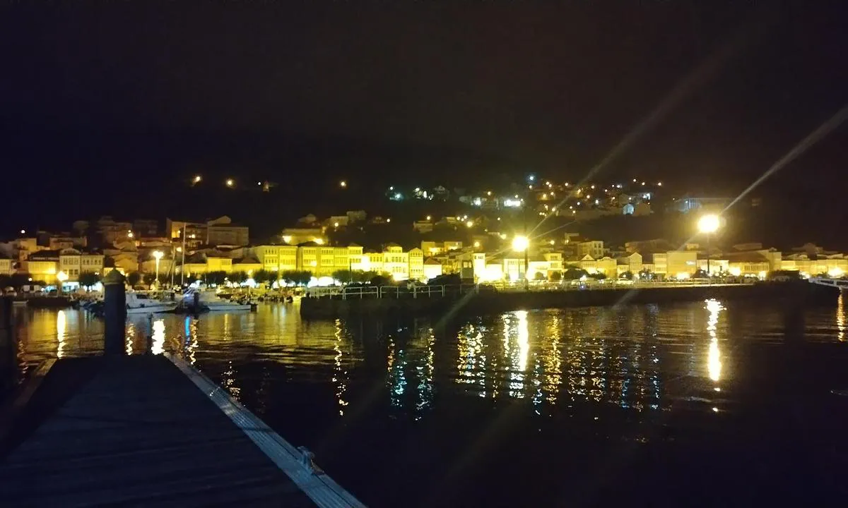 {"base": "en", "no": "Landsbyen sett fra marinaen etter solnedgang.", "se": "Byn sedd fr\u00e5n marinan efter solnedg\u00e5ngen.", "en": "The village seen from the marina after sunset.", "da": "Byen set fra marinaen efter solnedgang.", "fr": "Le village vu de la marina apr\u00e8s le coucher du soleil.", "de": "Das Dorf, das nach Sonnenuntergang von der Marina aus zu sehen ist.", "es": "El pueblo visto desde el puerto deportivo despu\u00e9s del atardecer.", "it": "Il villaggio visto dal porto turistico dopo il tramonto.", "pt": "A vila vista da marina ap\u00f3s o p\u00f4r do sol.", "nl": "Het dorp gezien vanaf de jachthaven na zonsondergang.", "pl": "Wie\u015b widziana z mariny po zachodzie s\u0142o\u0144ca.", "uk": "\u0421\u0435\u043b\u043e, \u0432\u0438\u0434\u0438\u043c\u0435 \u0437 \u043f\u0440\u0438\u0441\u0442\u0430\u043d\u0456 \u043f\u0456\u0441\u043b\u044f \u0437\u0430\u0445\u043e\u0434\u0443 \u0441\u043e\u043d\u0446\u044f.", "ro": "Satul v\u0103zut din marin\u0103 dup\u0103 apusul soarelui.", "tr": "Kasabay\u0131 marinadan g\u00fcn bat\u0131m\u0131ndan sonra g\u00f6r\u00fcn.", "el": "\u03a4\u03bf \u03c7\u03c9\u03c1\u03b9\u03cc \u03cc\u03c0\u03c9\u03c2 \u03c6\u03b1\u03af\u03bd\u03b5\u03c4\u03b1\u03b9 \u03b1\u03c0\u03cc \u03c4\u03b7 \u03bc\u03b1\u03c1\u03af\u03bd\u03b1 \u03bc\u03b5\u03c4\u03ac \u03c4\u03bf \u03b7\u03bb\u03b9\u03bf\u03b2\u03b1\u03c3\u03af\u03bb\u03b5\u03bc\u03b1.", "cs": "Vesnice vid\u011bn\u00e1 z p\u0159\u00edstavu po z\u00e1padu slunce.", "hu": "A falu a kik\u00f6t\u0151b\u0151l naplemente ut\u00e1n.", "fi": "Kyl\u00e4 n\u00e4htyn\u00e4 venesatamasta auringonlaskun j\u00e4lkeen.", "bg": "\u0421\u0435\u043b\u043e\u0442\u043e, \u0432\u0438\u0434\u044f\u043d\u043e \u043e\u0442 \u043f\u0440\u0438\u0441\u0442\u0430\u043d\u0438\u0449\u0435\u0442\u043e \u0441\u043b\u0435\u0434 \u0437\u0430\u043b\u0435\u0437 \u0441\u043b\u044a\u043d\u0446\u0435.", "sr": "Selo vi\u0111eno iz marine nakon zalaska sunca.", "et": "K\u00fcla vaadatuna jahtsadamast p\u00e4rast p\u00e4ikeseloojangut.", "lv": "Ciema skats no jahtu ostas p\u0113c saulrieta.", "lt": "Kaimas, matomas i\u0161 prieplaukos po saul\u0117lyd\u017eio."}
