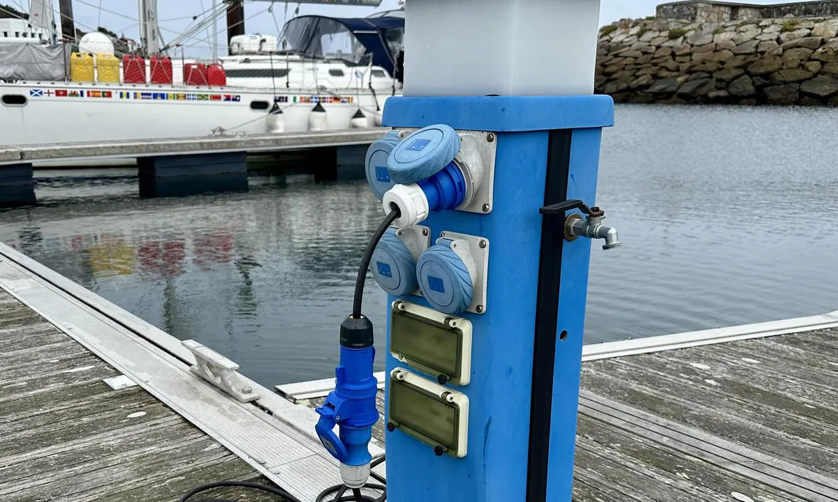MARINA MUXIA: {"base": "no", "no": "Man bruker overgang fra 32 til 16 amp. Denne kan kj\u00f8pes eller leies.", "se": "Man anv\u00e4nder en adapter fr\u00e5n 32 till 16 ampere. Denna kan k\u00f6pas eller hyras.", "en": "One uses an adapter from 32 to 16 amps. This can be purchased or rented.", "da": "Man bruger overgang fra 32 til 16 amp. Denne kan k\u00f8bes eller lejes.", "fr": "On utilise un adaptateur de 32 \u00e0 16 amp\u00e8res. Celui-ci peut \u00eatre achet\u00e9 ou lou\u00e9.", "de": "Man verwendet einen \u00dcbergang von 32 auf 16 Ampere. Dieser kann gekauft oder gemietet werden.", "es": "Se utiliza un adaptador de 32 a 16 amperios. Este se puede comprar o alquilar.", "it": "Si utilizza un adattatore da 32 a 16 ampere. Questo pu\u00f2 essere acquistato o noleggiato.", "pt": "Usa-se um adaptador de 32 para 16 amp\u00e8res. Este pode ser comprado ou alugado.", "nl": "Men gebruikt een overgang van 32 naar 16 amp\u00e8re. Deze kan worden gekocht of gehuurd.", "pl": "Nale\u017cy u\u017cywa\u0107 adaptera z 32 na 16 amper\u00f3w. Mo\u017cna go kupi\u0107 lub wypo\u017cyczy\u0107.", "uk": "\u041f\u043e\u0442\u0440\u0456\u0431\u043d\u043e \u0432\u0438\u043a\u043e\u0440\u0438\u0441\u0442\u043e\u0432\u0443\u0432\u0430\u0442\u0438 \u043f\u0435\u0440\u0435\u0445\u0456\u0434\u043d\u0438\u043a \u0437 32 \u043d\u0430 16 \u0430\u043c\u043f\u0435\u0440. \u0419\u043e\u0433\u043e \u043c\u043e\u0436\u043d\u0430 \u043a\u0443\u043f\u0438\u0442\u0438 \u0430\u0431\u043e \u043e\u0440\u0435\u043d\u0434\u0443\u0432\u0430\u0442\u0438.", "ro": "Se folose\u0219te un adaptor de la 32 la 16 amperi. Acesta poate fi cump\u0103rat sau \u00eenchiriat.", "tr": "16 amperden 32 ampere ge\u00e7i\u015f kullan\u0131l\u0131r. Bu adapt\u00f6r sat\u0131n al\u0131nabilir veya kiralanabilir.", "el": "\u03a7\u03c1\u03b7\u03c3\u03b9\u03bc\u03bf\u03c0\u03bf\u03b9\u03b5\u03af\u03c4\u03b1\u03b9 \u03bc\u03b5\u03c4\u03b1\u03c4\u03c1\u03bf\u03c0\u03ad\u03b1\u03c2 \u03b1\u03c0\u03cc 32 \u03c3\u03b5 16 \u03b1\u03bc\u03c0\u03ad\u03c1. \u0391\u03c5\u03c4\u03cc\u03c2 \u03bc\u03c0\u03bf\u03c1\u03b5\u03af \u03bd\u03b1 \u03b1\u03b3\u03bf\u03c1\u03b1\u03c3\u03c4\u03b5\u03af \u03ae \u03bd\u03b1 \u03b5\u03bd\u03bf\u03b9\u03ba\u03b9\u03b1\u03c3\u03c4\u03b5\u03af.", "cs": "Pou\u017e\u00edv\u00e1 se adapt\u00e9r z 32 na 16 amp\u00e9r\u016f. Tento adapt\u00e9r lze zakoupit nebo pronajmout.", "hu": "\u00c1talak\u00edt\u00f3t kell haszn\u00e1lni 32 amperr\u0151l 16 amperre. Ezt meg lehet v\u00e1s\u00e1rolni vagy b\u00e9relni.", "fi": "K\u00e4ytet\u00e4\u00e4n sovitinta 32 ampeerista 16 ampeeriin. T\u00e4m\u00e4n voi ostaa tai vuokrata.", "bg": "\u0418\u0437\u043f\u043e\u043b\u0437\u0432\u0430 \u0441\u0435 \u043f\u0440\u0435\u0445\u043e\u0434\u043d\u0438\u043a \u043e\u0442 32 \u043d\u0430 16 \u0430\u043c\u043f\u0435\u0440\u0430. \u0422\u043e\u0439 \u043c\u043e\u0436\u0435 \u0434\u0430 \u0431\u044a\u0434\u0435 \u0437\u0430\u043a\u0443\u043f\u0435\u043d \u0438\u043b\u0438 \u043d\u0430\u0435\u0442.", "sr": "Koristi se prelazak sa 32 na 16 ampera. Ovaj prelaz se mo\u017ee kupiti ili iznajmiti.", "et": "Teil on vaja 32-16 ampri adapterit. Selle saab osta v\u00f5i rentida.", "lv": "P\u0101reju no 32 uz 16 amp\u0113riem izmanto. To var ieg\u0101d\u0101ties vai \u012br\u0113t.", "lt": "Naudojamas per\u0117jimas i\u0161 32 \u012f 16 amp. \u0160i\u0105 galima \u012fsigyti arba i\u0161sinuomoti."}
