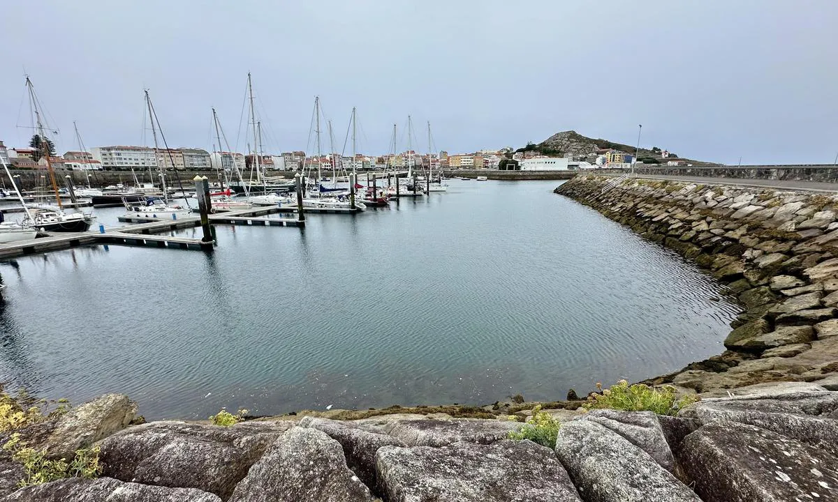 MARINA MUXIA: {"base": "no", "no": "Stor og god molo som beskytter mot svell ( ny molo p\u00e5 utsiden)", "se": "Stor och bra pir som skyddar mot svall (ny pir p\u00e5 utsidan)", "en": "Large and good breakwater that protects against swell (new breakwater on the outside)", "da": "Stor og god mole som beskytter mod svell (ny mole p\u00e5 ydersiden)", "fr": "Grand et bon m\u00f4le qui prot\u00e8ge contre la houle (nouveau m\u00f4le \u00e0 l'ext\u00e9rieur)", "de": "Gro\u00dfer und guter Wellenbrecher sch\u00fctzt gegen Schwell (neuer Wellenbrecher auf der Au\u00dfenseite)", "es": "Gran y buen malec\u00f3n que protege contra el oleaje (nuevo malec\u00f3n en el exterior)", "it": "Grande e buon molo che protegge dal moto ondoso (nuovo molo all'esterno)", "pt": "Grande e bom quebra-mar que protege contra a ondula\u00e7\u00e3o (novo quebra-mar no exterior)", "nl": "Grote en goede golfbreker die beschermt tegen deining (nieuwe golfbreker aan de buitenkant)", "pl": "Du\u017cy i dobry falochron, kt\u00f3ry chroni przed falami (nowy falochron na zewn\u0105trz)", "uk": "\u0412\u0435\u043b\u0438\u043a\u0430 \u0442\u0430 \u0434\u043e\u0431\u0440\u0430 \u043c\u043e\u043b\u0430, \u0449\u043e \u0437\u0430\u0445\u0438\u0449\u0430\u0454 \u0432\u0456\u0434 \u0445\u0432\u0438\u043b\u044c (\u043d\u043e\u0432\u0430 \u043c\u043e\u043b\u0430 \u0437\u0437\u043e\u0432\u043d\u0456)", "ro": "Dig mare \u0219i bun care protejeaz\u0103 \u00eempotriva valurilor (dig nou pe exterior)", "tr": "B\u00fcy\u00fck ve iyi bir mendirek dalgalara kar\u015f\u0131 korur (d\u0131\u015f tarafta yeni mendirek)", "el": "\u039c\u03b5\u03b3\u03ac\u03bb\u03bf\u03c2 \u03ba\u03b1\u03b9 \u03ba\u03b1\u03bb\u03cc\u03c2 \u03bc\u03cc\u03bb\u03bf\u03c2 \u03c0\u03bf\u03c5 \u03c0\u03c1\u03bf\u03c3\u03c4\u03b1\u03c4\u03b5\u03cd\u03b5\u03b9 \u03b1\u03c0\u03cc \u03c4\u03bf\u03bd \u03ba\u03c5\u03bc\u03b1\u03c4\u03b9\u03c3\u03bc\u03cc (\u03bd\u03ad\u03bf\u03c2 \u03bc\u03cc\u03bb\u03bf\u03c2 \u03c3\u03c4\u03bf \u03b5\u03be\u03c9\u03c4\u03b5\u03c1\u03b9\u03ba\u03cc)", "cs": "Velk\u00fd a dobr\u00fd molo, kter\u00fd chr\u00e1n\u00ed p\u0159ed vlnami (nov\u00fd molo na vn\u011bj\u0161\u00ed stran\u011b)", "hu": "Nagy \u00e9s j\u00f3 m\u00f3l\u00f3, amely v\u00e9d a hull\u00e1mver\u00e9s ellen (\u00faj m\u00f3l\u00f3 k\u00edv\u00fcl)", "fi": "Suuri ja hyv\u00e4 aallonmurtaja, joka suojaa maininkia vastaan (uusi aallonmurtaja ulkopuolella)", "bg": "\u0413\u043e\u043b\u044f\u043c\u043e \u0438 \u0434\u043e\u0431\u0440\u043e \u043f\u0440\u0438\u0441\u0442\u0430\u043d\u0438\u0449\u0435, \u043a\u043e\u0435\u0442\u043e \u043f\u0440\u0435\u0434\u043f\u0430\u0437\u0432\u0430 \u043e\u0442 \u0432\u044a\u043b\u043d\u0438 (\u043d\u043e\u0432\u043e \u043f\u0440\u0438\u0441\u0442\u0430\u043d\u0438\u0449\u0435 \u043e\u0442\u0432\u044a\u043d)", "sr": "Veliki i dobri mol koji \u0161titi od talasa (novi mol s vanjske strane)", "et": "Suur ja hea muul, mis kaitseb lainetuse eest (uus muul v\u00e4ljaspool)", "lv": "Liels un labs mols, kas aizsarg\u0101 pret bang\u0101m (jauns mols \u0101rpus\u0113)", "lt": "Didelis ir geras molas, apsaugantis nuo bang\u0173 (naujas molas i\u0161or\u0117je)"}