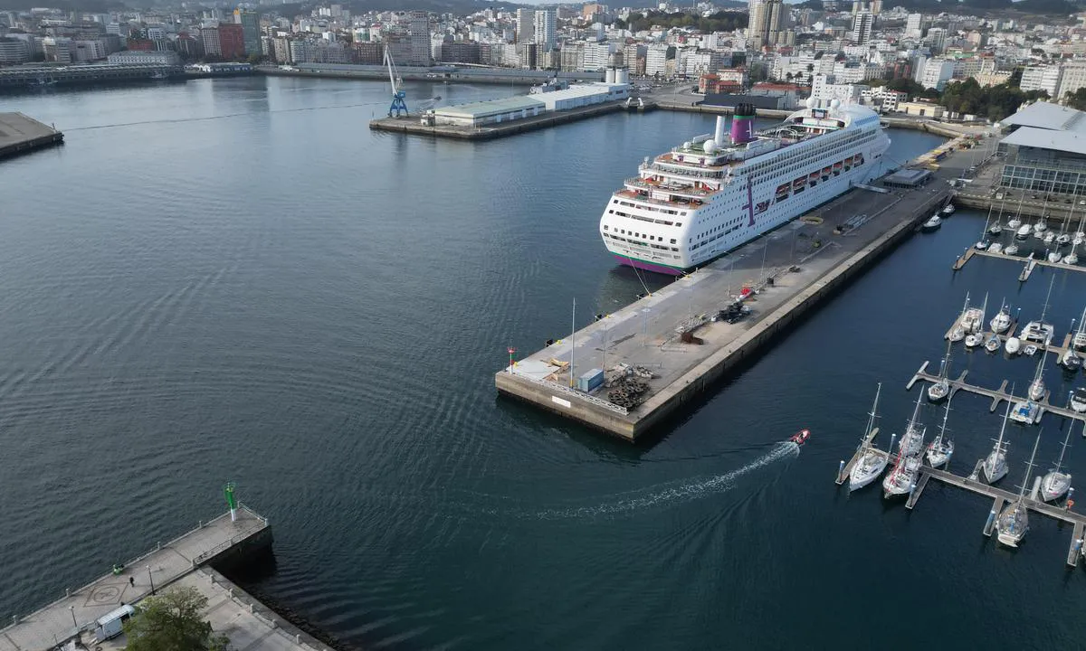 Marina Real de la Coruna: {"base": "no", "no": "Innseiling", "se": "Insegling", "en": "Approach", "da": "Indsejling", "fr": "Entr\u00e9e", "de": "Ansteuerung", "es": "Entrada al puerto", "it": "Entrata", "pt": "Entrada", "nl": "Invaart", "pl": "Wej\u015bcie do portu", "uk": "\u0412\u0445\u0456\u0434 \u0443 \u043f\u043e\u0440\u0442", "ro": "Sosire", "tr": "Giri\u015f", "el": "\u0395\u03af\u03c3\u03bf\u03b4\u03bf\u03c2 \u03bb\u03b9\u03bc\u03b1\u03bd\u03b9\u03bf\u03cd", "cs": "P\u0159\u00edstavn\u00ed vjezd", "hu": "Bej\u00e1rat", "fi": "Sis\u00e4\u00e4najo", "bg": "\u0412\u0445\u043e\u0434 \u0432 \u043f\u0440\u0438\u0441\u0442\u0430\u043d\u0438\u0449\u0435\u0442\u043e", "sr": "Uplovljenje", "et": "Sisses\u00f5it", "lv": "Iebrauk\u0161ana", "lt": "\u012eplaukimas"}