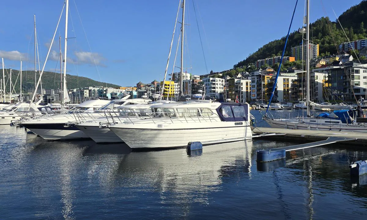 Marineholmen: {"base": "no", "no": "Innerst i gjestehavn med utriggere, det g\u00e5r ogs\u00e5 fint an \u00e5 ligge p\u00e5 utsiden for st\u00f8rre b\u00e5ter.", "se": "Innerst i g\u00e4sthamnen med y-bommar, det g\u00e5r ocks\u00e5 bra att ligga p\u00e5 utsidan f\u00f6r st\u00f6rre b\u00e5tar.", "en": "Innermost in the guest harbor with pontoons, it is also perfectly fine to moor on the outside for larger boats.", "da": "Inderst i g\u00e6stehavn med udriggere, det g\u00e5r ogs\u00e5 fint an at ligge p\u00e5 ydersiden for st\u00f8rre b\u00e5de.", "fr": "\u00c0 l'int\u00e9rieur du port de plaisance avec des porte-drapeaux, il est \u00e9galement possible de s\u2019amarrer \u00e0 l'ext\u00e9rieur pour des bateaux plus grands.", "de": "Ganz innen im G\u00e4stehafen mit Auslegern, man kann auch gut auf der Au\u00dfenseite f\u00fcr gr\u00f6\u00dfere Boote liegen.", "es": "En el interior del puerto deportivo con pantalanes, es tambi\u00e9n posible amarrar por fuera para barcos m\u00e1s grandes.", "it": "Nella parte pi\u00f9 interna del porto turistico con pontili galleggianti, \u00e8 anche possibile ormeggiare all'esterno per imbarcazioni pi\u00f9 grandi.", "pt": "No fundo do porto de h\u00f3spedes com defensas, tamb\u00e9m \u00e9 poss\u00edvel ficar do lado de fora para barcos maiores.", "nl": "Helemaal binnenin de jachthaven met drijvende steigers, er is ook voldoende ruimte om aan de buitenkant te liggen voor grotere boten.", "pl": "Na ko\u0144cu przystani go\u015bcinnej z burtami, mo\u017cna r\u00f3wnie\u017c wygodnie zacumowa\u0107 po zewn\u0119trznej stronie dla wi\u0119kszych \u0142odzi.", "uk": "\u0423 \u043d\u0430\u0439\u0433\u043b\u0438\u0431\u0448\u0456\u0439 \u0447\u0430\u0441\u0442\u0438\u043d\u0456 \u0433\u043e\u0441\u0442\u044c\u043e\u0432\u043e\u0457 \u0433\u0430\u0432\u0430\u043d\u0456 \u0437 \u0440\u043e\u0437\u0448\u0438\u0440\u044e\u0432\u0430\u0447\u0430\u043c\u0438 \u0442\u0430\u043a\u043e\u0436 \u043c\u043e\u0436\u043d\u0430 \u0441\u0442\u043e\u044f\u0442\u0438 \u0437\u043e\u0432\u043d\u0456 \u0434\u043b\u044f \u0431\u0456\u043b\u044c\u0448\u0438\u0445 \u0441\u0443\u0434\u0435\u043d.", "ro": "\u00cen partea de interior a portului de agrement cu pontoane flotante, este de asemenea posibil s\u0103 acostezi pe exterior pentru b\u0103rci mai mari.", "tr": "Misafir liman\u0131n\u0131n en i\u00e7 k\u0131sm\u0131ndaki iskelede, daha b\u00fcy\u00fck tekneler i\u00e7in d\u0131\u015f k\u0131s\u0131mda demirlemek de m\u00fcmk\u00fcnd\u00fcr.", "el": "\u03a3\u03c4\u03b7\u03bd \u03c0\u03b9\u03bf \u03b5\u03c3\u03c9\u03c4\u03b5\u03c1\u03b9\u03ba\u03ae \u03c0\u03bb\u03b5\u03c5\u03c1\u03ac \u03c4\u03bf\u03c5 \u03bb\u03b9\u03bc\u03b1\u03bd\u03b9\u03bf\u03cd guest \u03bc\u03b5 \u03c0\u03c1\u03bf\u03c3\u03b4\u03ad\u03c4\u03b5\u03c2, \u03b5\u03af\u03bd\u03b1\u03b9 \u03b5\u03c0\u03af\u03c3\u03b7\u03c2 \u03b4\u03c5\u03bd\u03b1\u03c4\u03cc \u03bd\u03b1 \u03b1\u03b3\u03ba\u03c5\u03c1\u03bf\u03b2\u03bf\u03bb\u03ae\u03c3\u03bf\u03c5\u03bd \u03bc\u03b5\u03b3\u03b1\u03bb\u03cd\u03c4\u03b5\u03c1\u03b1 \u03c0\u03bb\u03bf\u03af\u03b1 \u03b5\u03be\u03c9\u03c4\u03b5\u03c1\u03b9\u03ba\u03ac.", "cs": "Uvnit\u0159 hostuj\u00edc\u00edho p\u0159\u00edstavu s v\u00fdlo\u017en\u00edky, tak\u00e9 je mo\u017en\u00e9 le\u017eet na vn\u011bj\u0161\u00ed stran\u011b pro v\u011bt\u0161\u00ed lod\u011b.", "hu": "A vend\u00e9gkik\u00f6t\u0151 bels\u0151 r\u00e9sz\u00e9n st\u00e9ggel, de nagyobb haj\u00f3k sz\u00e1m\u00e1ra is lehets\u00e9ges a k\u00fcls\u0151 oldalon horgonyozni.", "fi": "Sataman sisin osa on varustettu aisapaikoilla, mutta suuremmat veneet voivat my\u00f6s kiinnitty\u00e4 ulkopuolelle.", "bg": "\u0412\u044a\u0442\u0440\u0435\u0448\u043d\u0430\u0442\u0430 \u0447\u0430\u0441\u0442 \u043d\u0430 \u043f\u0440\u0438\u0441\u0442\u0430\u043d\u0438\u0449\u0435\u0442\u043e \u0437\u0430 \u0433\u043e\u0441\u0442\u0438 \u0441 \u043f\u043b\u0430\u0432\u0430\u0449\u0438 \u043a\u0435\u0439\u043e\u0432\u0435 \u0435 \u043f\u043e\u0434\u0445\u043e\u0434\u044f\u0449\u0430, \u0441\u044a\u0449\u043e \u0442\u0430\u043a\u0430 \u0435 \u0432\u044a\u0437\u043c\u043e\u0436\u043d\u043e \u0434\u0430 \u0441\u0435 \u0430\u043a\u043e\u0441\u0442\u0438\u0440\u0430 \u043e\u0442 \u0432\u044a\u043d\u0448\u043d\u0430\u0442\u0430 \u0441\u0442\u0440\u0430\u043d\u0430 \u0437\u0430 \u043f\u043e-\u0433\u043e\u043b\u0435\u043c\u0438 \u043b\u043e\u0434\u043a\u0438.", "sr": "U najdubljem delu luke za goste sa bo\u010dnim vezovima, mo\u017ee se tako\u0111e dobro privezati i spolja za ve\u0107e brodove.", "et": "G\u00e4stejahisadama k\u00f5ige sees, \u00fches ujuvsillaga, sobib ka suurematele laevadele v\u00e4lisk\u00fcljel seismine.", "lv": "Iek\u0161\u0113j\u0101 viesu piest\u0101tn\u0113 ar zariem, var ar\u012b labi nost\u0101ties \u0101rpus\u0113 liel\u0101k\u0101m laiv\u0101m.", "lt": "Vidin\u0117 sve\u010di\u0173 prieplauka su pl\u016bd\u0117mis, didesni laivai taip pat gali stov\u0117ti i\u0161or\u0117je."}
