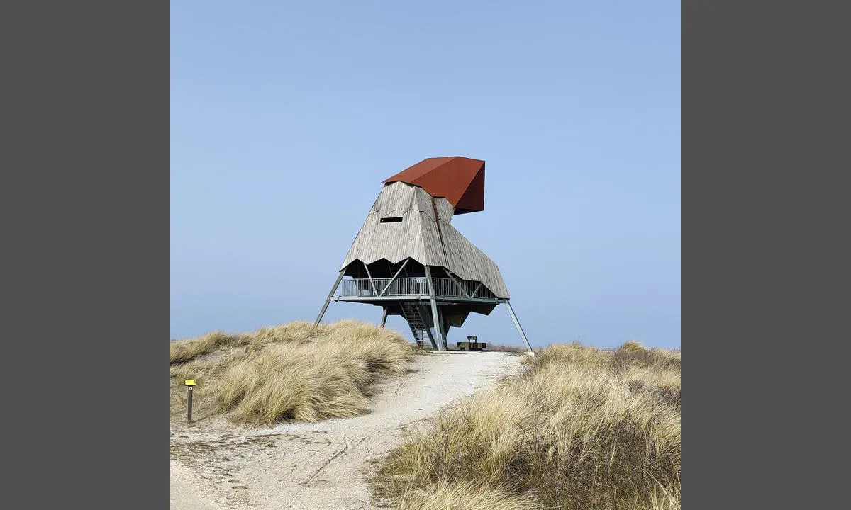Marker Wadden: {"base": "nl", "no": "Utsiktst\u00e5rn over \u00f8yene.", "se": "Utsiktstorn \u00f6ver \u00f6arna.", "en": "Observation tower over the islets.", "da": "Udsigtst\u00e5rn over \u00f8erne.", "fr": "Tour d'observation sur les \u00eelots.", "de": "Aussichtsturm \u00fcber die Inselchen.", "es": "Torre de observaci\u00f3n sobre las islas.", "it": "Torre di osservazione sulle isolette.", "pt": "Torre de observa\u00e7\u00e3o sobre as ilhotas.", "nl": "Uitzichttoren over de eilandjes.", "pl": "Wie\u017ca widokowa nad wysepkami.", "uk": "\u041e\u0433\u043b\u044f\u0434\u043e\u0432\u0430 \u0432\u0435\u0436\u0430 \u043d\u0430\u0434 \u043e\u0441\u0442\u0440\u0456\u0432\u0446\u044f\u043c\u0438.", "ro": "Turn de observa\u021bie peste insuli\u021be.", "tr": "Adac\u0131klar \u00fczerine manzara kulesi.", "el": "\u03a0\u03cd\u03c1\u03b3\u03bf\u03c2 \u03c0\u03b1\u03c1\u03b1\u03c4\u03ae\u03c1\u03b7\u03c3\u03b7\u03c2 \u03bc\u03b5 \u03b8\u03ad\u03b1 \u03c4\u03b1 \u03bd\u03b7\u03c3\u03ac\u03ba\u03b9\u03b1.", "cs": "Vyhl\u00eddkov\u00e1 v\u011b\u017e nad ostr\u016fvky.", "hu": "Kil\u00e1t\u00f3torony a szigetek felett.", "fi": "N\u00e4k\u00f6torni saarille.", "bg": "\u041a\u0443\u043b\u0430\u0442\u0430 \u0437\u0430 \u043d\u0430\u0431\u043b\u044e\u0434\u0435\u043d\u0438\u0435 \u043d\u0430\u0434 \u043e\u0441\u0442\u0440\u043e\u0432\u0447\u0435\u0442\u0430\u0442\u0430.", "sr": "Osmatra\u010dki toranj sa pogledom na ostrva.", "et": "Vaateplatvorm \u00fcle saarte.", "lv": "Skatu tornis p\u0101r sali\u0146\u0101m.", "lt": "Steb\u0117jimo bok\u0161tas vir\u0161 saleli\u0173."}