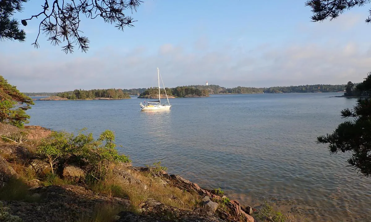 {"base": "no", "no": "Fra Marsholmen mot syd. God plass til flere b\u00e5ter. Dybden her er 10m.", "se": "Fr\u00e5n Marsholmen mot syd. Gott om plats f\u00f6r flera b\u00e5tar. Djupet h\u00e4r \u00e4r 10m.", "en": "From Marsholmen towards the south. Ample space for several boats. The depth here is 10m.", "da": "Fra Marsholmen mod syd. God plads til flere b\u00e5de. Dybden her er 10m.", "fr": "Depuis Marsholmen vers le sud. Beaucoup de place pour plusieurs bateaux. La profondeur ici est de 10m.", "de": "Von Marsholmen nach S\u00fcden. Viel Platz f\u00fcr mehrere Boote. Die Tiefe hier betr\u00e4gt 10m.", "es": "Desde Marsholmen hacia el sur. Buen espacio para varios barcos. La profundidad aqu\u00ed es de 10m.", "it": "Da Marsholmen verso sud. Buono spazio per diverse barche. La profondit\u00e0 qui \u00e8 di 10m.", "pt": "De Marsholmen em dire\u00e7\u00e3o ao sul. Bom espa\u00e7o para v\u00e1rios barcos. A profundidade aqui \u00e9 de 10m.", "nl": "Vanaf Marsholmen naar het zuiden. Genoeg ruimte voor meerdere boten. De diepte hier is 10m.", "pl": "Z Marsholmen na po\u0142udnie. Wiele miejsca dla kilku \u0142odzi. G\u0142\u0119boko\u015b\u0107 tutaj wynosi 10 m.", "uk": "\u0412\u0456\u0434 \u041c\u0430\u0440\u0441\u0433\u043e\u043b\u044c\u043c\u0435\u043d\u0430 \u043d\u0430 \u043f\u0456\u0432\u0434\u0435\u043d\u044c. \u0414\u043e\u0441\u0442\u0430\u0442\u043d\u044c\u043e \u043c\u0456\u0441\u0446\u044f \u0434\u043b\u044f \u043a\u0456\u043b\u044c\u043a\u043e\u0445 \u0447\u043e\u0432\u043d\u0456\u0432. \u0413\u043b\u0438\u0431\u0438\u043d\u0430 \u0442\u0443\u0442 10\u043c.", "ro": "De la Marsholmen spre sud. Loc destul pentru mai multe b\u0103rci. Ad\u00e2ncimea aici este de 10m.", "tr": "Marsholmen'den g\u00fcneye do\u011fru. Birden fazla tekne i\u00e7in yeterli alan. Buradaki derinlik 10m'dir.", "el": "\u0391\u03c0\u03cc Marsholmen \u03c0\u03c1\u03bf\u03c2 \u03bd\u03cc\u03c4\u03bf. \u03a5\u03c0\u03ac\u03c1\u03c7\u03b5\u03b9 \u03b1\u03c1\u03ba\u03b5\u03c4\u03cc\u03c2 \u03c7\u03ce\u03c1\u03bf\u03c2 \u03b3\u03b9\u03b1 \u03c0\u03b5\u03c1\u03b9\u03c3\u03c3\u03cc\u03c4\u03b5\u03c1\u03b1 \u03c3\u03ba\u03ac\u03c6\u03b7. \u03a4\u03bf \u03b2\u03ac\u03b8\u03bf\u03c2 \u03b5\u03b4\u03ce \u03b5\u03af\u03bd\u03b1\u03b9 10\u03bc.", "cs": "Od Marsholmen sm\u011brem na jih. Dostatek m\u00edsta pro v\u00edce lod\u00ed. Hloubka zde je 10 m.", "hu": "Marsholment\u0151l d\u00e9lre. T\u00f6bb haj\u00f3 sz\u00e1m\u00e1ra is van elegend\u0151 hely. A v\u00edzm\u00e9lys\u00e9g itt 10m.", "fi": "Marsholmenilta etel\u00e4\u00e4n. Hyvin tilaa useille veneille. Syvyys t\u00e4\u00e4ll\u00e4 on 10m.", "bg": "\u041e\u0442 Marsholmen \u043d\u0430 \u044e\u0433. \u0414\u043e\u0441\u0442\u0430\u0442\u044a\u0447\u043d\u043e \u043c\u044f\u0441\u0442\u043e \u0437\u0430 \u043d\u044f\u043a\u043e\u043b\u043a\u043e \u043b\u043e\u0434\u043a\u0438. \u0414\u044a\u043b\u0431\u043e\u0447\u0438\u043d\u0430\u0442\u0430 \u0442\u0443\u043a \u0435 10\u043c.", "sr": "Od Marsholmena prema jugu. Dosta mesta za vi\u0161e brodova. Dubina ovde je 10m.", "et": "Marsholmenist l\u00f5una suunas. Ruumi on mitmele alusele. S\u00fcgavus siin on 10m.", "lv": "No Mar\u0161holmenas uz dienvidiem. Pietiekami daudz vietas vair\u0101k\u0101m laiv\u0101m. Dzi\u013cums \u0161eit ir 10m.", "lt": "Nuo Marsholmen \u012f pietus. Pakankamai vietos keliems laivams. Gylis \u010dia yra 10m."}