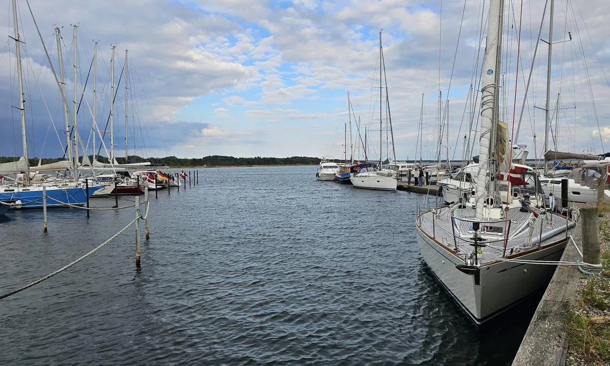 Mårup Havn: {"base": "no", "no": "Longside plasser", "se": "L\u00e5ngsidesplatser", "en": "Alongside moorings", "da": "Langside pladser", "fr": "Places \u00e0 quai", "de": "L\u00e4ngsseite Liegepl\u00e4tze", "es": "Lugares de amarre de costado", "it": "Ormeggi lungo il lato", "pt": "Lugares de atraca\u00e7\u00e3o ao longo do cais", "nl": "Langszij plaatsen", "pl": "Miejsca longside", "uk": "\u041c\u0456\u0441\u0446\u044f \u0434\u043b\u044f \u0448\u0432\u0430\u0440\u0442\u0443\u0432\u0430\u043d\u043d\u044f \u0431\u043e\u0440\u0442\u043e\u043c", "ro": "Locuri pentru acostare de-a lungul cheiului", "tr": "R\u0131ht\u0131m yana\u015fma yerleri", "el": "\u0398\u03ad\u03c3\u03b5\u03b9\u03c2 \u03ba\u03b1\u03c4\u03ac \u03bc\u03ae\u03ba\u03bf\u03c2", "cs": "M\u00edsta vedle lod\u011b u boku", "hu": "Oldalr\u00f3l kik\u00f6t\u00e9si helyek", "fi": "Longside paikat", "bg": "\u041c\u0435\u0441\u0442\u0430 \u0437\u0430 \u043d\u0430\u0434\u043b\u044a\u0436\u043d\u043e \u0430\u043a\u043e\u0441\u0442\u0438\u0440\u0430\u043d\u0435", "sr": "Pristajalis\u030cta sa boc\u030cnim vezom", "et": "K\u00f5rvallaevu kohad", "lv": "Gareni piest\u0101\u0161an\u0101s", "lt": "Prie\u0161 \u0161on\u0105 \u0161vartavimosi vietos"}
