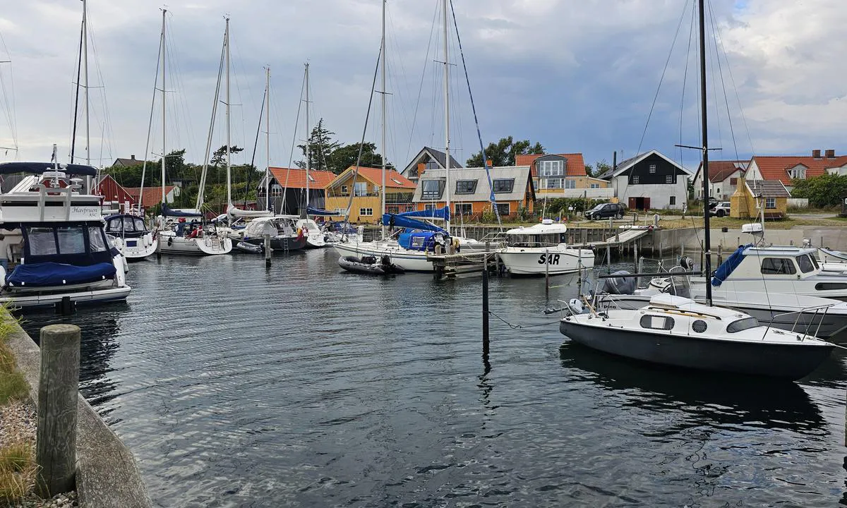 Mårup Havn: {"base": "no", "no": "Indre havn", "se": "Inre hamn", "en": "Inner harbour", "da": "Indre havn", "fr": "Port int\u00e9rieur", "de": "Innerer Hafen", "es": "Puerto interior", "it": "Porto interno", "pt": "Porto interno", "nl": "Binnenhaven", "pl": "Wewn\u0119trzny port", "uk": "\u0412\u043d\u0443\u0442\u0440\u0456\u0448\u043d\u044f \u0433\u0430\u0432\u0430\u043d\u044c", "ro": "Portul interior", "tr": "\u0130\u00e7 liman", "el": "\u0395\u03c3\u03c9\u03c4\u03b5\u03c1\u03b9\u03ba\u03cc \u03bb\u03b9\u03bc\u03ac\u03bd\u03b9", "cs": "Vnit\u0159n\u00ed p\u0159\u00edstav", "hu": "Bels\u0151 kik\u00f6t\u0151", "fi": "Sis\u00e4satama", "bg": "\u0412\u044a\u0442\u0440\u0435\u0448\u043d\u043e \u043f\u0440\u0438\u0441\u0442\u0430\u043d\u0438\u0449\u0435", "sr": "Unutra\u0161nja luka", "et": "Sise-sadam", "lv": "Iek\u0161\u0113j\u0101 osta", "lt": "Vidinis uostas"}