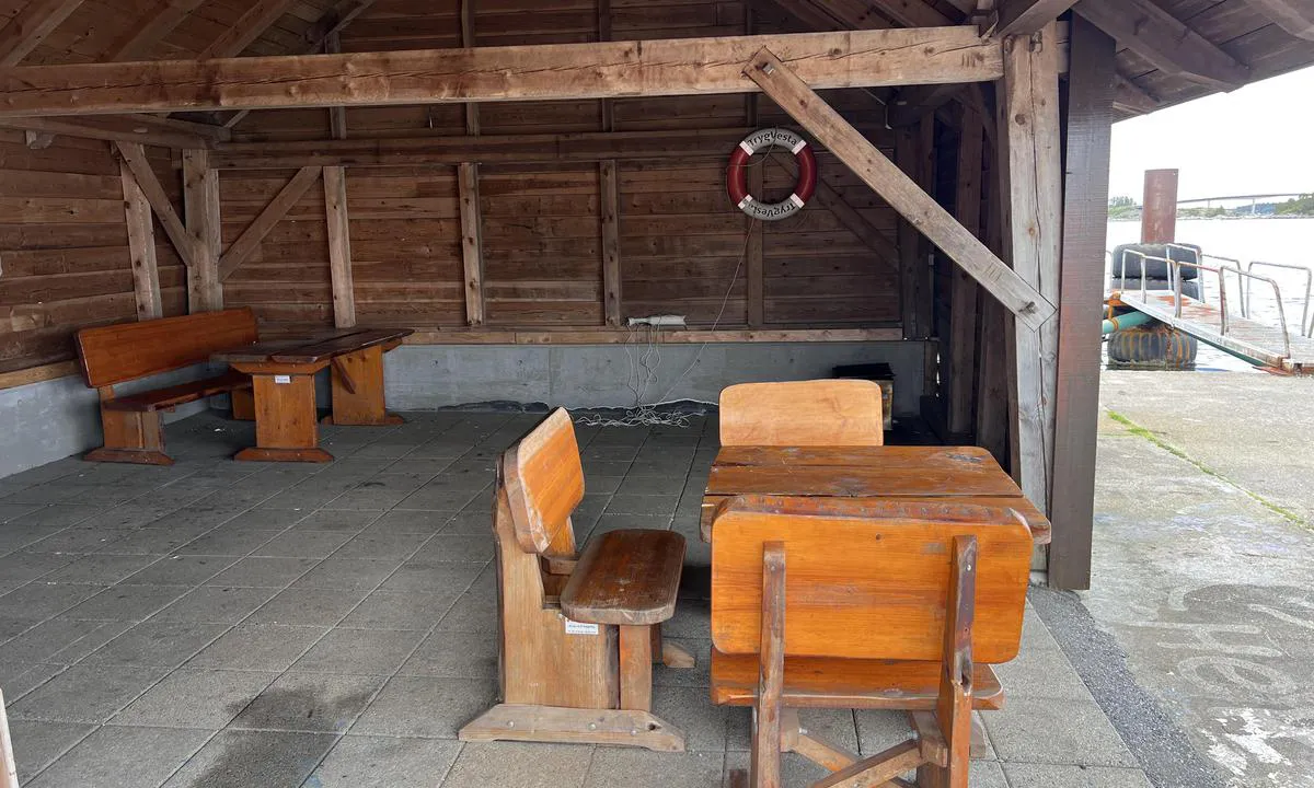 Mastrevik: {"base": "no", "no": "Gapahuk/grillhytte", "se": "Grillhydda/grillk\u00e5ta", "en": "Shelter/grill cabin", "da": "L\u00e6skur/grillhytte", "fr": "Abri/grillade", "de": "Schutzh\u00fctte/Grillh\u00fctte", "es": "Caba\u00f1a con parrilla/refugio", "it": "Rifugio/grillhytte", "pt": "Cabana/ref\u00fagio com churrasqueira", "nl": "Gapahuk/grillhytte", "pl": "Wiata/grillowa chatka", "uk": "\u041d\u0430\u0432\u0456\u0441/\u0433\u0440\u0438\u043b\u044c-\u0445\u0430\u0442\u0438\u043d\u0430", "ro": "P\u0103dur\u0103 din procurent\u0103/caban\u0103 pentru gr\u0103tar", "tr": "Bar\u0131nak/mangal kul\u00fcbesi", "el": "\u039a\u03b1\u03c4\u03b1\u03c6\u03cd\u03b3\u03b9\u03bf/\u03c5\u03c0\u03b1\u03b9\u03b8\u03c1\u03b9\u03b1 \u03c8\u03b7\u03c3\u03c4\u03b1\u03c1\u03b9\u03ac", "cs": "P\u0159\u00edst\u0159e\u0161ek/grilovac\u00ed chata", "hu": "Kunyh\u00f3/grillh\u00e1z", "fi": "Grillikatos/grillim\u00f6kki", "bg": "\u041d\u0430\u0432\u0435\u0441 / \u0433\u0440\u0438\u043b \u0445\u0438\u0436\u0430", "sr": "\u0417\u0430\u043a\u043b\u043e\u043d/\u0440\u043e\u0433 \u0437\u0430 \u0440\u043e\u0448\u0442\u0438\u0459", "et": "Varjualune/grillmaja", "lv": "Lapu nojume / grila m\u0101ji\u0146a", "lt": "Pav\u0117sin\u0117/grilis hytta"}