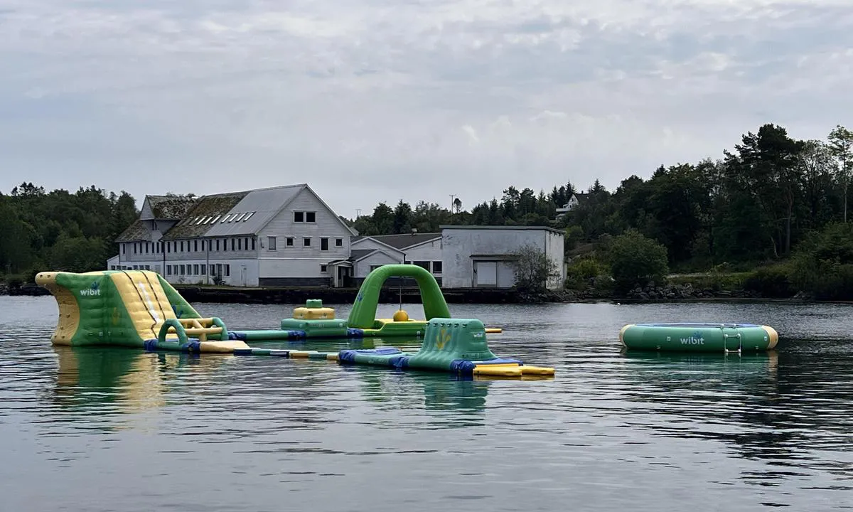 Mastrevik: {"base": "no", "no": "Flytende badeland", "se": "Flytande vattenland", "en": "Floating water park", "da": "Flydende vandland", "fr": "Parc aquatique flottant", "de": "Schwimmender Wasserpark", "es": "Parque acu\u00e1tico flotante", "it": "Parco acquatico galleggiante", "pt": "Parque aqu\u00e1tico flutuante", "nl": "Drijvend waterpretpark", "pl": "P\u0142ywaj\u0105cy park wodny", "uk": "\u041f\u043b\u0430\u0432\u0430\u044e\u0447\u0438\u0439 \u0430\u043a\u0432\u0430\u043f\u0430\u0440\u043a", "ro": "Parc acvatic plutitor", "tr": "Y\u00fczen su park\u0131", "el": "\u03a0\u03bb\u03c9\u03c4\u03cc \u03c5\u03b4\u03ac\u03c4\u03b9\u03bd\u03bf \u03c0\u03ac\u03c1\u03ba\u03bf", "cs": "Plovouc\u00ed aquapark", "hu": "\u00dasz\u00f3 v\u00edzipark", "fi": "Kelluva vesipuisto", "bg": "\u041f\u043b\u0430\u0432\u0430\u0449 \u0432\u043e\u0434\u0435\u043d \u043f\u0430\u0440\u043a", "sr": "Plutaju\u0107i vodeni park", "et": "Ujuv veepark", "lv": "Peldo\u0161s \u016bdens atrakciju parks", "lt": "Pl\u016bduriuojantis vandens parkas"}