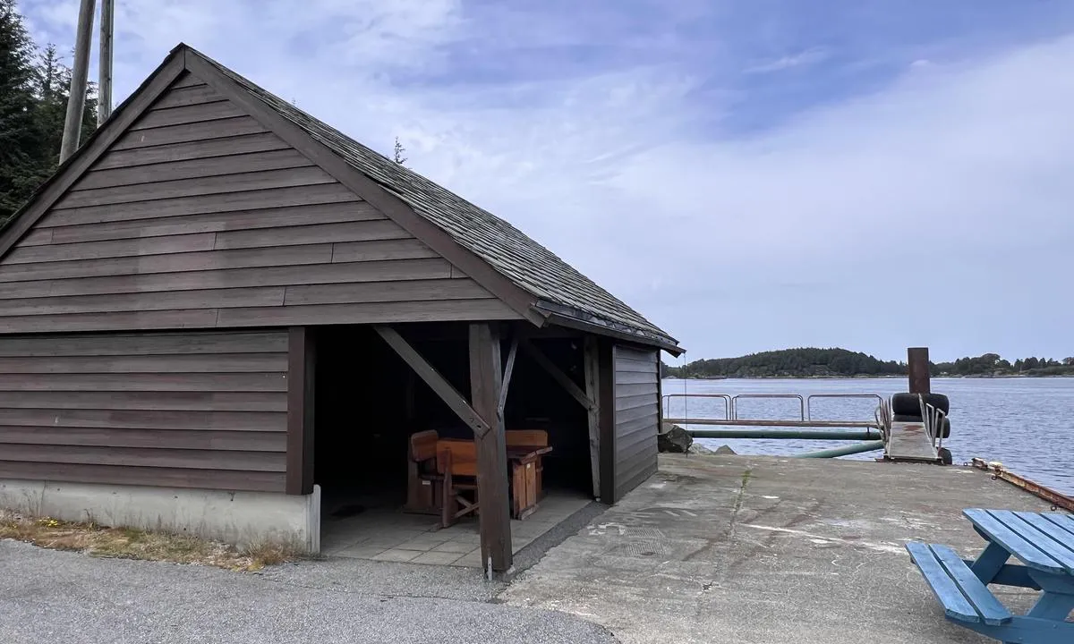 Mastrevik: {"base": "no", "no": "Gapahuk/grillhytte.", "se": "Grillstuga/-k\u00e5ta.", "en": "Lean-to/BBQ hut.", "da": "Gapahuk/grillhytte.", "fr": "Abri/enclos \u00e0 grillades.", "de": "Grillunterstand/Grillh\u00fctte.", "es": "Caba\u00f1a de abrigo/barbacoa.", "it": "Riparo/barbecue in capanna.", "pt": "Cabana/churrasqueira.", "nl": "Grillhut/barbecuehut.", "pl": "Chatka z grillem.", "uk": "\u041d\u0430\u0432\u0456\u0441/\u0433\u0440\u0438\u043b\u044c-\u0445\u0430\u0442\u0438\u043d\u0430.", "ro": "Ad\u0103post/hytta de gr\u0103tar.", "tr": "Bar\u0131nak/mangal kul\u00fcbesi.", "el": "\u039a\u03b1\u03c4\u03b1\u03c6\u03cd\u03b3\u03b9\u03bf/\u03c5\u03c0\u03b1\u03af\u03b8\u03c1\u03b9\u03b1 \u03c8\u03b7\u03c3\u03c4\u03b1\u03c1\u03b9\u03ac.", "cs": "Alt\u00e1n/grilovac\u00ed chata.", "hu": "Kunyh\u00f3 / grillez\u0151tet\u0151.", "fi": "Laavu/grillim\u00f6kki.", "bg": "\u041d\u0430\u0432\u0435\u0441/\u0431\u0430\u0440\u0431\u0435\u043a\u044e \u0445\u0438\u0436\u0430.", "sr": "Nadstre\u0161nica/ro\u0161tiljska koliba.", "et": "Varjualune/grillmaja.", "lv": "Lapene/grila b\u016bdi\u0146a.", "lt": "Pav\u0117sin\u0117/grilio namelis."}