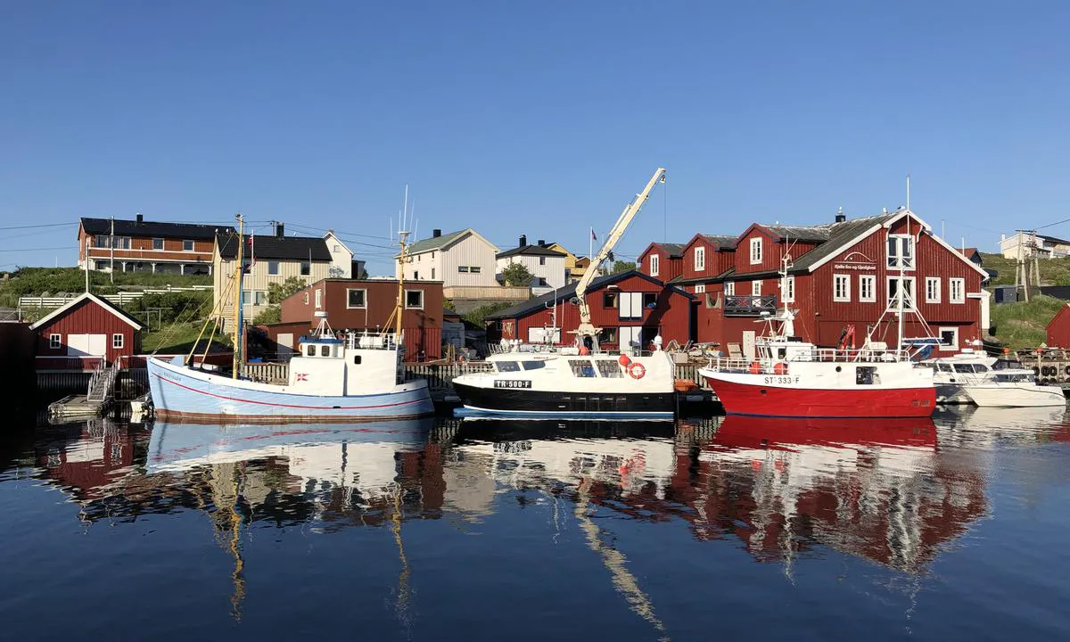 På Mausund drives det fortsatt aktivt fiske, noe som er godt synlig med flerfoldige fiskebåter i den smale havna.