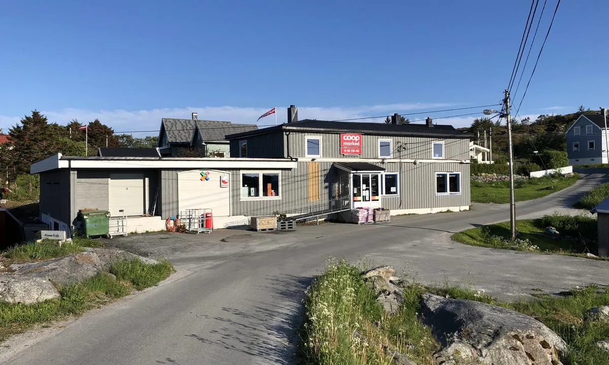 {"base": "no", "no": "P\u00e5 Mausund ligger en matbutikk med godt sortiment og hyggelig betjening.", "se": "P\u00e5 Mausund ligger en mataff\u00e4r med bra sortiment och trevlig personal.", "en": "At Mausund, there is a grocery store with a good selection and friendly service.", "da": "P\u00e5 Mausund ligger en dagligvarebutik med godt sortiment og venligt personale."}