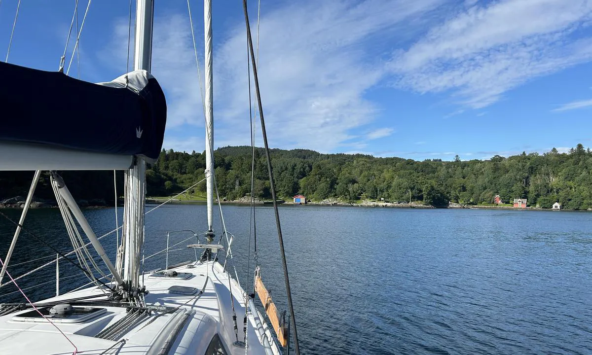 Melkeviken: {"base": "no", "no": "Godt feste, s\u00e5 pass bra at vi m\u00e5tte ha flere fors\u00f8k for \u00e5 komme oss l\u00f8s.", "se": "Bra f\u00e4ste, s\u00e5 pass bra att vi var tvungna att g\u00f6ra flera f\u00f6rs\u00f6k f\u00f6r att komma loss.", "en": "Good holding, so good that we had to make several attempts to get loose.", "da": "Godt hold, s\u00e5 pass godt at vi m\u00e5tte have flere fors\u00f8g for at komme fri."}