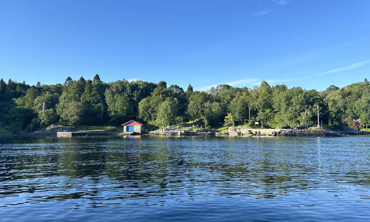 Melkeviken: {"base": "no", "no": "Ingen utlagte b\u00f8yer.", "se": "Inga utlagda bojar.", "en": "No mooring buoys.", "da": "Ingen udlagte b\u00f8jer."}