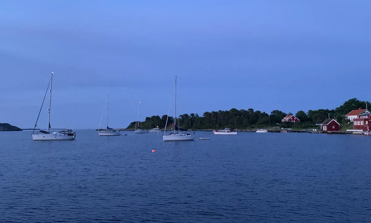 Merdø: Fin svaibukt. Museet helt til Høyre i bildet har en offentlig brygge men denne brukes i hovedsak til dagsbesøk i mindre båter.